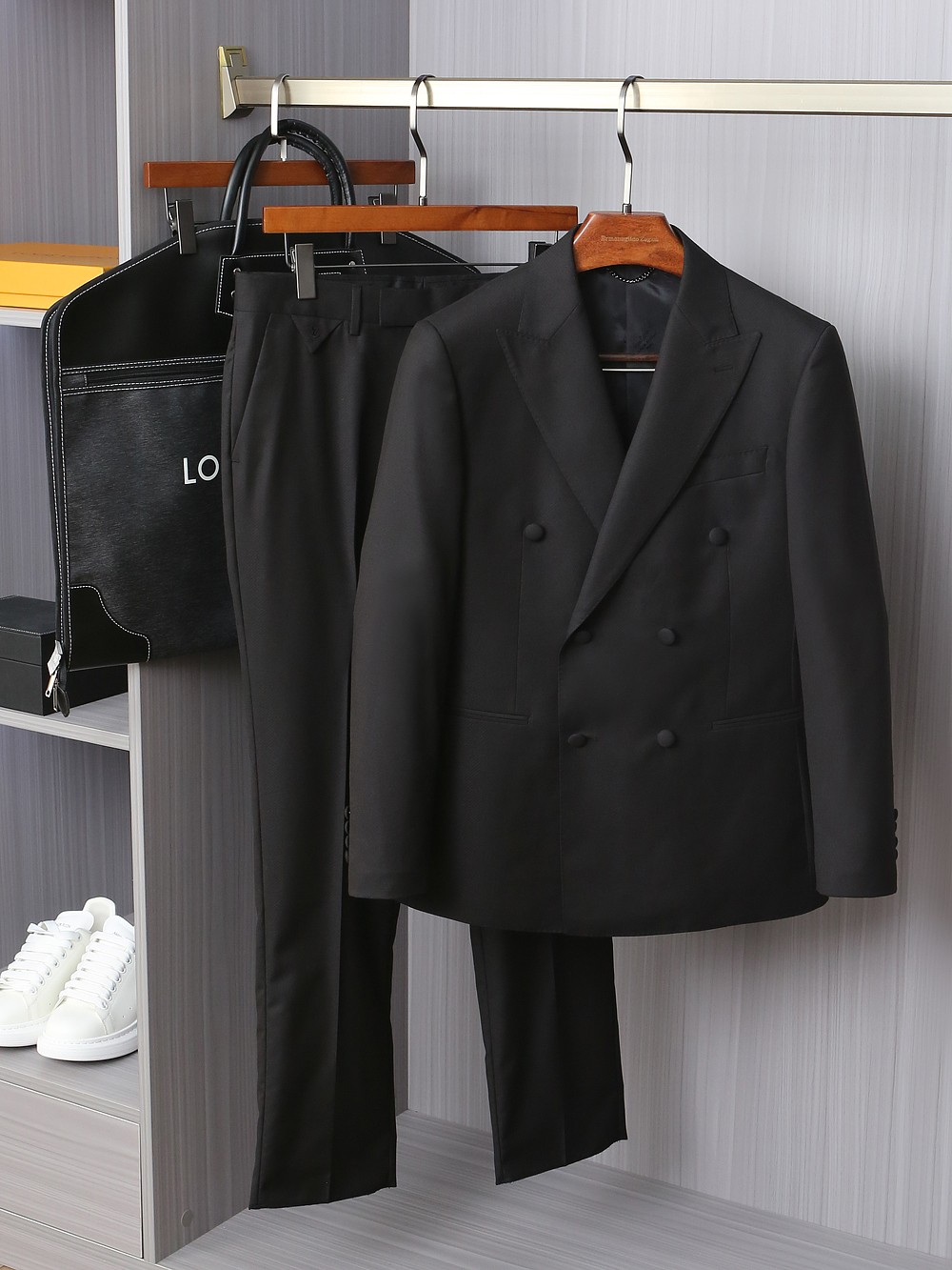 NO:596832,New product] L family's latest men's double-breasted wool suit and black dress suit for autumn and winter, produced by a high-end foreign company, a palace-level luxury product, produced by an Italian original factory, and a well-known high-end product! ! The overall design follows the elements and tone of the LV family. This season, the designer integrated the classic cursive logo into the fabric through jacquard technology and matched it on the inside to create a wonderful and unique visual effect, which fully interprets the brand's culture and image. The gun lapel collar is paired with a double-breasted design, which is a very stunning and fashionable external expression, as well as a statement of personality, forming a unique symbolic label! This suit uses top-grade merino wool raw materials purely imported from Australia. It is exclusively supplied by Achill Ranch. The fabric is high-density and fine. It has been certified by the World Wool Bureau and has a fiber coefficient of 12 MILMIL. It is the pinnacle of high-end luxury fabrics. The texture and comfort of the fabric are at its peak. The texture is smooth and delicate, and it has good no-iron anti-wrinkle function and excellent ductility! An extremely luxurious platinum-level item. The craftsmanship inherits the rigor and refinement of the Italians. The hand-made buttonholes and hemming lines are all hand-sewn by the top tailor masters in the workshop. The arch needle stripes are neat and fine, impeccable and very ingenious. A finished suit generally needs to go through more than 400 rigorous processes, which is quite shocking! The selected top-grade yak horn buttons have a natural texture structure, and the brand letters engraved on them are very beautiful, and each button is unique and full of originality! The classic and versatile black color can easily dominate many occasions. It is both solemn and harmonious. It can show calmness, confidence and high-end aura when worn. It can perform very well and is the first choice for urban elite men! The tailoring is incomparable, classic Italian modern business slim tailoring, every inch is in place, the shoulders and waistline are perfectly processed, the upper body is full of shape, capable and elegant, the lines are perfect, it is easy to highlight the temperament, it is an excellent styling tool for the dressing season! Sizes 48-56 Note: You can freely match the sizes of tops and pants! ,,louis vuitton,louis vuitton,alexander wang19860909新品】L家族秋冬最新男士双排扣羊毛西服黑色礼服套装,高端洋行出品,殿堂级品鉴奢华臻物,意大利原厂出品,口碑化王牌高端产物！！ 整体的设计沿袭了LV家族的元素和基调,这一季度设计师将经典草体logo通过提花工艺融入面料上,配搭在内里,缔造出绝妙且别具一格的视觉效果,将品牌的文化及形象诠释的淋漓尽致,枪驳领配搭双排扣设计,非常惊艳时髦的外在体现,以及个性主张,形成独特的符号标签！ 此款西服采用了客供澳洲纯进口的顶级美利奴羊毛原料,阿基尔牧场独家供应,面料高密度且精细,经世界羊毛局认证,纤维系数12MILMIL,属于高级奢华面料中的巅峰之作,面料的质感与舒适感达到登峰造极,质地挺刮细腻,并具备良好的免烫抗皱功能,延展性非常优越！极为奢华的一款白金级单品, 工艺水准传承了意大利人的严谨与精致,显著完美的手工锁眼,包边走线均由工坊顶级裁缝大师纯手工缝制,拱针对条工整精细,无可挑剔,非常匠心,一套西服成品大体需经过严谨的400多道工序,相当震撼！甄选的顶级牦牛角扣,有着天然纹理构造,上面镌刻的品牌字母极富美感,且每粒扣都是独一无二的存在,颇具匠心！ 经典百搭的黑色系,可以轻松主导很多场合,亦庄亦谐,穿搭尽显从容自信和高级气场感,等都可以表现非常出色,都市精英男士的首选！ 剪裁无敌,经典的意式现代商务修身剪裁,每一寸都拿捏到位,肩部与腰线处理相当完美,上身型款十足,干练而优雅,线条感完美,极易凸显出气质,属于穿搭季绝佳的造型利器！ 尺码48-56 注上衣与裤子尺码可自由搭配！,,louis vuitton,louis vuitton,alexander wang,Men's clothing