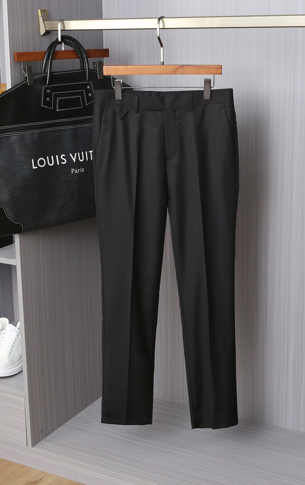 NO:596835,New product] L family's latest men's double-breasted wool suit and black dress suit for autumn and winter, produced by a high-end foreign company, a palace-level luxury product, produced by an Italian original factory, and a well-known high-end product! ! The overall design follows the elements and tone of the LV family. This season, the designer integrated the classic cursive logo into the fabric through jacquard technology and matched it on the inside to create a wonderful and unique visual effect, which fully interprets the brand's culture and image. The gun lapel collar is paired with a double-breasted design, which is a very stunning and fashionable external expression, as well as a statement of personality, forming a unique symbolic label! This suit uses top-grade merino wool raw materials purely imported from Australia. It is exclusively supplied by Achill Ranch. The fabric is high-density and fine. It has been certified by the World Wool Bureau and has a fiber coefficient of 12 MILMIL. It is the pinnacle of high-end luxury fabrics. The texture and comfort of the fabric are at its peak. The texture is smooth and delicate, and it has good no-iron anti-wrinkle function and excellent ductility! An extremely luxurious platinum-level item. The craftsmanship inherits the rigor and refinement of the Italians. The hand-made buttonholes and hemming lines are all hand-sewn by the top tailor masters in the workshop. The arch needle stripes are neat and fine, impeccable and very ingenious. A finished suit generally needs to go through more than 400 rigorous processes, which is quite shocking! The selected top-grade yak horn buttons have a natural texture structure, and the brand letters engraved on them are very beautiful, and each button is unique and full of originality! The classic and versatile black color can easily dominate many occasions. It is both solemn and harmonious. It can show calmness, confidence and high-end aura when worn. It can perform very well and is the first choice for urban elite men! The tailoring is incomparable, classic Italian modern business slim tailoring, every inch is in place, the shoulders and waistline are perfectly processed, the upper body is full of shape, capable and elegant, the lines are perfect, it is easy to highlight the temperament, it is an excellent styling tool for the dressing season! Size 48-56 Note that the sizes of tops and pants can be freely matched,,louis vuitton,louis vuitton,alexander wang19860909新品】L家族秋冬最新男士双排扣羊毛西服黑色礼服套装,高端洋行出品,殿堂级品鉴奢华臻物,意大利原厂出品,口碑化王牌高端产物！！ 整体的设计沿袭了LV家族的元素和基调,这一季度设计师将经典草体logo通过提花工艺融入面料上,配搭在内里,缔造出绝妙且别具一格的视觉效果,将品牌的文化及形象诠释的淋漓尽致,枪驳领配搭双排扣设计,非常惊艳时髦的外在体现,以及个性主张,形成独特的符号标签！ 此款西服采用了客供澳洲纯进口的顶级美利奴羊毛原料,阿基尔牧场独家供应,面料高密度且精细,经世界羊毛局认证,纤维系数12MILMIL,属于高级奢华面料中的巅峰之作,面料的质感与舒适感达到登峰造极,质地挺刮细腻,并具备良好的免烫抗皱功能,延展性非常优越！极为奢华的一款白金级单品, 工艺水准传承了意大利人的严谨与精致,显著完美的手工锁眼,包边走线均由工坊顶级裁缝大师纯手工缝制,拱针对条工整精细,无可挑剔,非常匠心,一套西服成品大体需经过严谨的400多道工序,相当震撼！甄选的顶级牦牛角扣,有着天然纹理构造,上面镌刻的品牌字母极富美感,且每粒扣都是独一无二的存在,颇具匠心！ 经典百搭的黑色系,可以轻松主导很多场合,亦庄亦谐,穿搭尽显从容自信和高级气场感,等都可以表现非常出色,都市精英男士的首选！ 剪裁无敌,经典的意式现代商务修身剪裁,每一寸都拿捏到位,肩部与腰线处理相当完美,上身型款十足,干练而优雅,线条感完美,极易凸显出气质,属于穿搭季绝佳的造型利器！ 尺码48-56 注上衣与裤子尺码可自由搭配,,louis vuitton,louis vuitton,alexander wang,Men's clothing