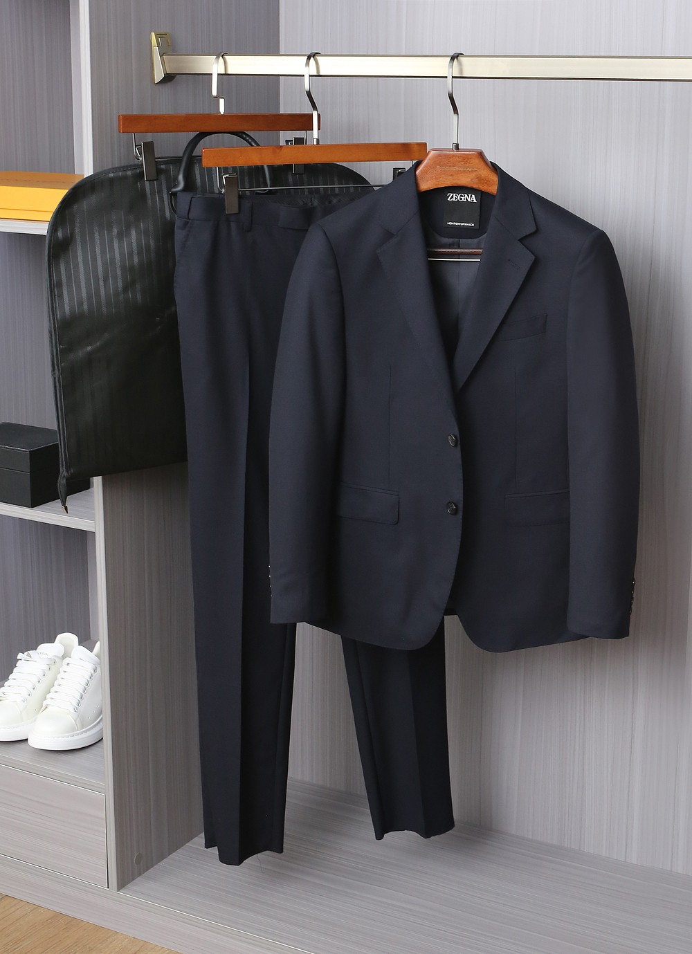 NO:596826,New product] EZ family's latest men's wool jacquard dark pattern suit, dark blue suit, produced by a high-end foreign company, a palace-level luxury product, produced by an Italian original factory, a well-known high-end product! ! New styles for autumn and winter, delivered with high-end dust bags! This suit uses top-grade merino wool raw materials purely imported from Australia. It is exclusively supplied by Achill Ranch. The fabric is high-density and fine. It has been certified by the World Wool Bureau and has a fiber coefficient of 12 MILMIL. It is the pinnacle of high-end luxury fabrics. The texture and comfort of the fabric are at its peak. The texture is smooth and delicate, and it has good no-iron anti-wrinkle function and excellent ductility! An extremely luxurious platinum-level item with great investment value and significance. The suit is an irresistible piece of equipment for men. It is the best tool to enhance taste and style. It is a must-have item for the wardrobe. It is a killer tool for styling when out on the street. It is a business card to measure a man's taste! The level of craftsmanship inherits the rigor and sophistication of the Italians. The remarkably perfect hand-made buttonholes and hemming lines are all hand-sewn by the top tailor masters in the workshop. The arch needle stripes are neat and fine, impeccable and very ingenious. A finished suit generally needs to go through more than 400 rigorous processes, which is quite shocking! The selected top-grade yak horn buttons have a natural texture structure, and the brand letters engraved on them are very beautiful, and each button is unique and full of originality! The pants are embroidered with the brand's small LOGO in contrasting colors, which is elegant and high-end, and also highlights the brand's status! The classic and versatile navy blue can easily dominate many occasions. It is both elegant and harmonious. It shows calmness, confidence and high-end aura when worn. It can perform very well in workplace commuting, official negotiations, political and legal affairs, etc. It is the first choice for urban elite men! The tailoring is incomparable, classic Italian modern business slim tailoring, every inch is in place, the shoulders and waistline are perfectly processed, the upper body is full of shape, capable and elegant, the lines are perfect, it is easy to highlight the temperament, it is an excellent styling tool for the dressing season! Sizes 48-56 Note: You can freely match the sizes of tops and pants! ,,business suit,alexander wang19860909新品】EZ家族最新男士羊毛提花暗纹西服藏青色套装,高端洋行出品,殿堂级品鉴奢华臻物,意大利原厂出品,口碑化王牌高端产物！！ 秋冬季新款,配送高端防尘袋！ 此款西服采用了客供澳洲纯进口的顶级美利奴羊毛原料,阿基尔牧场独家供应,面料高密度且精细,经世界羊毛局认证,纤维系数12MILMIL,属于高级奢华面料中的巅峰之作,面料的质感与舒适感达到登峰造极,质地挺刮细腻,并具备良好的免烫抗皱功能,延展性非常优越！极为奢华的一款白金级单品,非常具有投资价值和意义,西装对于男人属于无法抗拒的装备,属于提升品味和格调的最佳利器,属于衣橱必备的穿搭单品,属于出街拗造型的杀手锏级的独门利器,属于衡量男人品味的一张名片！ 工艺水准传承了意大利人的严谨与精致,显著完美的手工锁眼,包边走线均由工坊顶级裁缝大师纯手工缝制,拱针对条工整精细,无可挑剔,非常匠心,一套西服成品大体需经过严谨的400多道工序,相当震撼！甄选的顶级牦牛角扣,有着天然纹理构造,上面镌刻的品牌字母极富美感,且每粒扣都是独一无二的存在,颇具匠心！裤子绣有品牌撞色小LOGO,大气又不失高级感,更是彰显了品牌的身份地位！ 经典百搭的藏青色,可以轻松主导很多场合,亦庄亦谐,穿搭尽显从容自信和高级气场感,职场通勤、公务谈判、政律等都可以表现非常出色,都市精英男士的首选！ 剪裁无敌,经典的意式现代商务修身剪裁,每一寸都拿捏到位,肩部与腰线处理相当完美,上身型款十足,干练而优雅,线条感完美,极易凸显出气质,属于穿搭季绝佳的造型利器！ 尺码48-56 注上衣与裤子尺码可自由搭配！,,business suit,alexander wang,Men's clothing