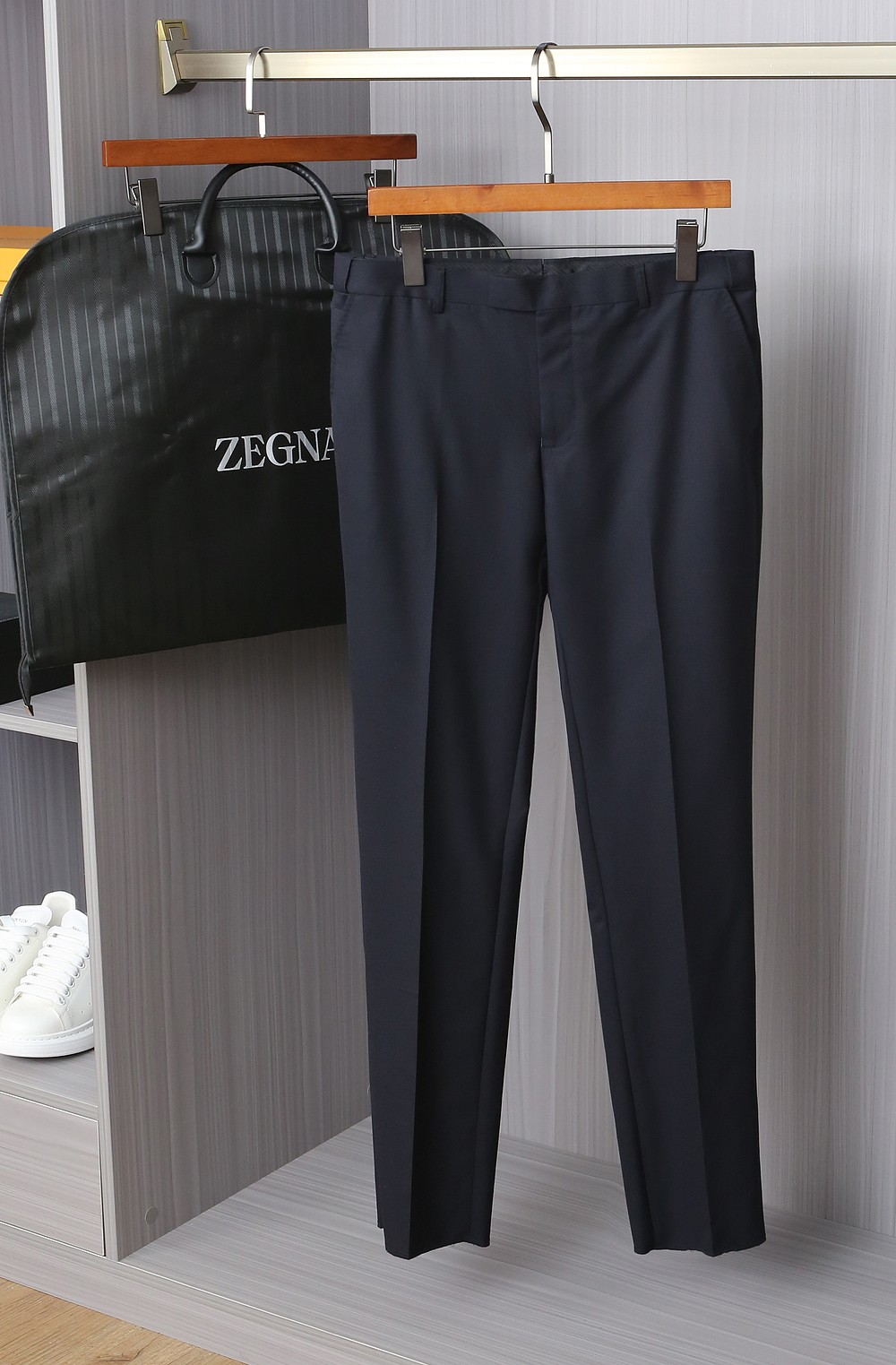 NO:596829,New product] EZ family's latest men's wool jacquard dark pattern suit, dark blue suit, produced by a high-end foreign company, a palace-level luxury product, produced by an Italian original factory, a well-known high-end product! ! New styles for autumn and winter, delivered with high-end dust bags! This suit uses top-grade merino wool raw materials purely imported from Australia. It is exclusively supplied by Achill Ranch. The fabric is high-density and fine. It has been certified by the World Wool Bureau and has a fiber coefficient of 12 MILMIL. It is the pinnacle of high-end luxury fabrics. The texture and comfort of the fabric are at its peak. The texture is smooth and delicate, and it has good no-iron anti-wrinkle function and excellent ductility! An extremely luxurious platinum-level item with great investment value and significance. The suit is an irresistible piece of equipment for men. It is the best tool to enhance taste and style. It is a must-have item for the wardrobe. It is a killer tool for styling when out on the street. It is a business card to measure a man's taste! The level of craftsmanship inherits the rigor and sophistication of the Italians. The remarkably perfect hand-made buttonholes and hemming lines are all hand-sewn by the top tailor masters in the workshop. The arch needle stripes are neat and fine, impeccable and very ingenious. A finished suit generally needs to go through more than 400 rigorous processes, which is quite shocking! The selected top-grade yak horn buttons have a natural texture structure, and the brand letters engraved on them are very beautiful, and each button is unique and full of originality! The pants are embroidered with the brand's small LOGO in contrasting colors, which is elegant and high-end, and also highlights the brand's status! The classic and versatile navy blue can easily dominate many occasions. It is both elegant and harmonious. It shows calmness, confidence and high-end aura when worn. It can perform very well in workplace commuting, official negotiations, political and legal affairs, etc. It is the first choice for urban elite men! The tailoring is incomparable, classic Italian modern business slim tailoring, every inch is in place, the shoulders and waistline are perfectly processed, the upper body is full of shape, capable and elegant, the lines are perfect, it is easy to highlight the temperament, it is an excellent styling tool for the dressing season! Size 48-56 Note that the sizes of tops and pants can be freely matched,,business suit,alexander wang19860909新品】EZ家族最新男士羊毛提花暗纹西服藏青色套装,高端洋行出品,殿堂级品鉴奢华臻物,意大利原厂出品,口碑化王牌高端产物！！ 秋冬季新款,配送高端防尘袋！ 此款西服采用了客供澳洲纯进口的顶级美利奴羊毛原料,阿基尔牧场独家供应,面料高密度且精细,经世界羊毛局认证,纤维系数12MILMIL,属于高级奢华面料中的巅峰之作,面料的质感与舒适感达到登峰造极,质地挺刮细腻,并具备良好的免烫抗皱功能,延展性非常优越！极为奢华的一款白金级单品,非常具有投资价值和意义,西装对于男人属于无法抗拒的装备,属于提升品味和格调的最佳利器,属于衣橱必备的穿搭单品,属于出街拗造型的杀手锏级的独门利器,属于衡量男人品味的一张名片！ 工艺水准传承了意大利人的严谨与精致,显著完美的手工锁眼,包边走线均由工坊顶级裁缝大师纯手工缝制,拱针对条工整精细,无可挑剔,非常匠心,一套西服成品大体需经过严谨的400多道工序,相当震撼！甄选的顶级牦牛角扣,有着天然纹理构造,上面镌刻的品牌字母极富美感,且每粒扣都是独一无二的存在,颇具匠心！裤子绣有品牌撞色小LOGO,大气又不失高级感,更是彰显了品牌的身份地位！ 经典百搭的藏青色,可以轻松主导很多场合,亦庄亦谐,穿搭尽显从容自信和高级气场感,职场通勤、公务谈判、政律等都可以表现非常出色,都市精英男士的首选！ 剪裁无敌,经典的意式现代商务修身剪裁,每一寸都拿捏到位,肩部与腰线处理相当完美,上身型款十足,干练而优雅,线条感完美,极易凸显出气质,属于穿搭季绝佳的造型利器！ 尺码48-56 注上衣与裤子尺码可自由搭配,,business suit,alexander wang,Men's clothing