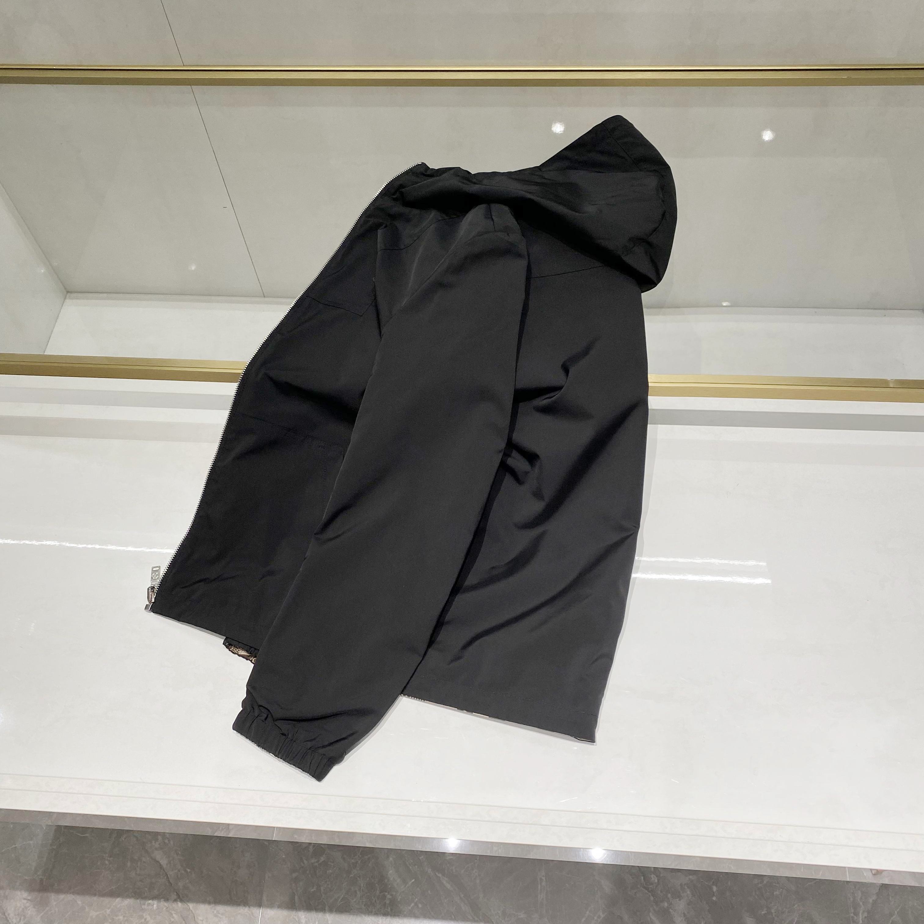 NO:550336,[Collection of Premium Products] The latest fashionable chess board hooded hooded double-sided jacket for men in the 2025 spring and summer, the official counter for 25 spring and summer, Hong Kong foreign business channels, original French products, exclusive for sale today!  This double-sided windproof chessboard jacket is from the 2025 spring and summer show. It has a classic double-sided two-wear style. One side is decorated with brown digital printing design, interpreting Damier chessboard plaid from a modern perspective. The other side is flipped to present a minimalist black classic. The chest is decorated with iconic brand leather mark elements, which always boasts the brand identity and status. The constrained, steady and basic and versatile black series and brand plaid digital elements. The color matching on both sides forms a hedge contrast. Each side presents different brand elements, with distinct recognition and full of urban vitality. The clever version is equipped with a metal zipper head, high-crafts engraving brand elements, exquisite stitching, smooth zippers, and considerate and thoughtful elastic drawstring design at the hem of the tail. The overall shape and practicality are extremely high!  Models dominated by fabrics and craftsmanship, Japan Toray customized fabrics (first-line luxury clothing royal fabric vendor) have waterproof and windproof characteristics, both comfort and breathability, the upper body is light and burden-free, the overall texture is light and easy to store, the hooded design, the overall details and quality are super strong, the auxiliary materials are all customer-supplied, all engraved with brand LOGO, which is very expensive, luxurious and high-end!  The details show the ingenious craftsmanship, rigorous and exquisite, with a full body shape, double-sided design, and two-style color matching can be freely worn according to the actual scene. The solid color is satisfactory to the regular and orthodox dress needs of all occasions. The outstanding plaid surface is more suitable for street styles, both business and casual, and easy to control various body shapes, and the outfit meets the needs of the transition season!  Size 48-56, louis vuitton,jackets & coats,jackets & coats,hats,alexander wang19860909【典藏臻品】路易*登家族男士2025年春夏最新时尚棋盘格纹连帽双面穿夹克外套,25年春夏官方专柜主推展示,香港洋行渠道,法国原产出品,今独家出售！ 本款双面防风棋盘格夹克外套出自2025年春夏秀场,经典双面两穿款式,一面装饰棕色系数码印花设计,以摩登视角诠释Damier棋盘格纹,另一面翻转即呈现极简黑色经典,胸前饰有标志性品牌皮标元素,时刻标榜品牌身份与地位.内敛稳重而基础百搭的黑色系与品牌格纹数码元素之间的较量,两面配色形成对冲反差,每面呈现不同的品牌元素,辨识度鲜明,尽显都市活力色彩.挺括版型搭载金属拉链头,高工艺镂刻品牌元素,精致的缝线、顺滑的拉链、衣尾下摆体贴周到的弹力抽绳设计,整体塑造性和实穿性极高！ 以面料和工艺为主导的款,日本东丽公司订制面料（一线奢侈品成衣御用面料商）具备防水防风特性,舒适性与透气性兼备,上身轻便且无负担感,整体质地轻盈便于收纳,连帽的设计,整体细节品质感超强,辅料全系客供,均刻有品牌LOGO, 非常贵奢高级！ 细节之处尽显匠心工艺,严谨考究,上身型款十足,双面设计,两种风格配色可根据实际场景进行自由穿搭,纯色系满足于常规正统且包容所有场合的的着装需求,出挑的格子面更适用于出街造型,商务与休闲兼备,轻松驾驭各种身型,穿搭符合过渡季的需求！ 尺码48-56,,louis vuitton,jackets & coats,jackets & coats,hats,alexander wang,Men's clothing