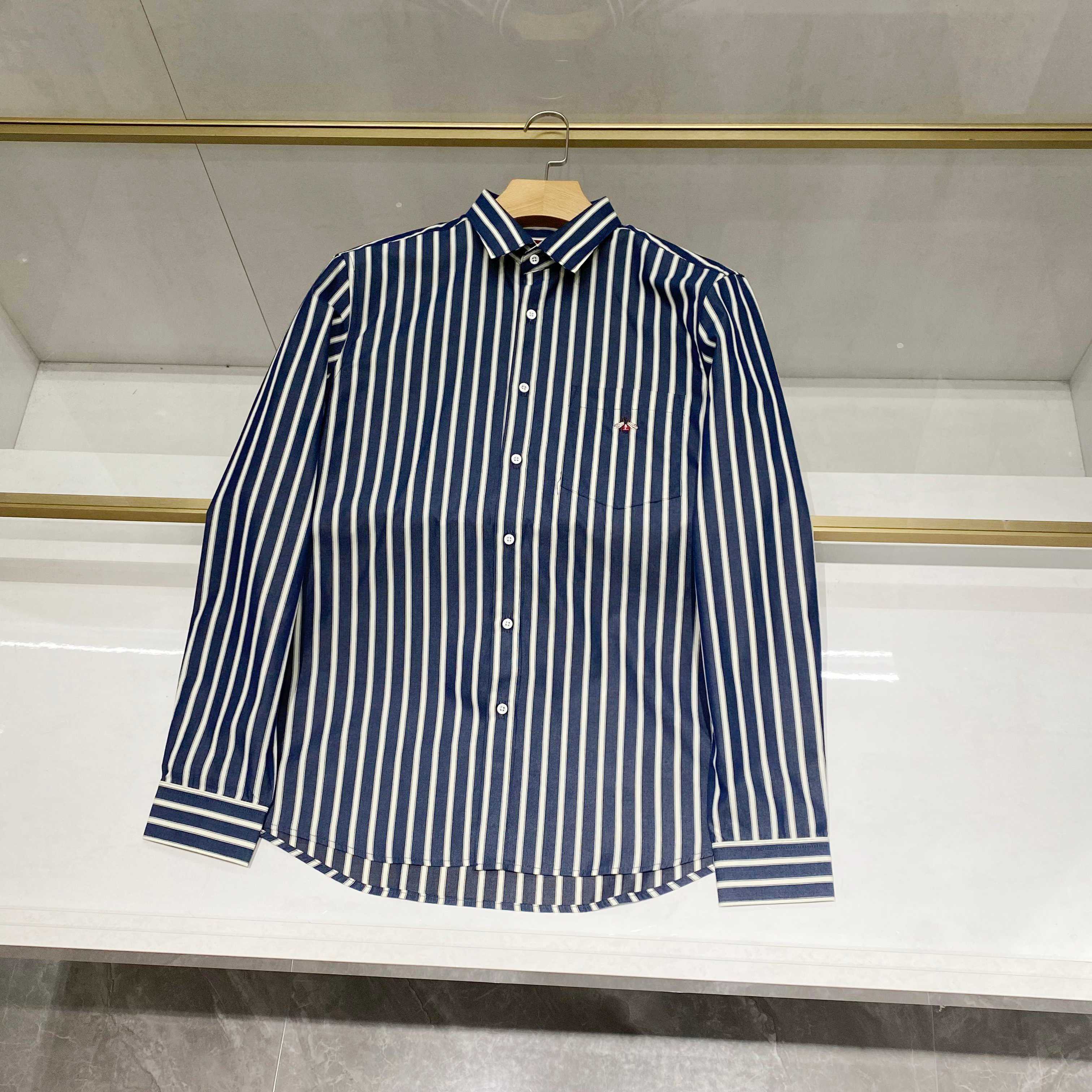 NO:550338,[New Product] The latest high-end striped long-sleeved shirt for G family men, Hong Kong foreign business channel goods, classic star-grade products, a shirt with both appearance and quality!  Exclusive sale!  A shirt dominated by design and quality, with a G-family style. A fashionable striped shirt is an indispensable item for every man. It is very consistent with the blue stripes of spring and summer. It is quite conspicuous and personalized. It echoes the exquisite embroidered colored bees and stripes. It shines before people's eyes, highlights light luxury, is very fashionable, and is full of vitality, demonstrating the strong genes of the brand!  Specially for imported high-end customized fabrics from original factory, customized for ready-to-wear processes in old Italian workshops, extremely luxurious and special materials, all of which are excellent in fabric properties, high yarn woven fabrics, with grinding yarn effect on the face, soft surface, perfect compatibility with breathability, and the touch is self-evident!  In terms of details, the whole piece uses mother-of-pearl shell buckle, which has good luster, wear resistance, delicate feel, and excellent experience!  The tailoring is first-class, the style is smooth and perfect, and the style is very gentlemanly with a small tip neck. The details are very eye-catching as the inner wear, and the single wear rate is even more impressive. The type that must be bought in the season of dressing is a very shaping item!  Size 39-42, gucci,shirts,alexander wang19860909【新品】 G家族男士最新高端条纹长袖衬衫,香港洋行渠道货,经典明星级单品,颜值系与品质兼备的一款衬衫！独家销售！ 以设计和品质为主导的一款衬衫,通体的设计颇具G家族风格,一款时尚的条纹衬衫是每个男人不可缺少的必备品,极符合春夏季节的蓝色条纹,颇为显眼且个性,以精美刺绣彩色蜜蜂跟条纹形成呼应.在人眼前一亮,彰显轻奢,非常时髦,且充满活力,彰显出品牌的强大基因！ 专供原厂进口高级定制面料,意大利老牌工坊成衣工序定制,极度奢华且特殊的材质,面料属性皆为上乘,高纱织面料,面部自带磨纱毛效果,表面柔软,舒适性与透气性完美兼容,触感不言而喻！ 细节上,整件采用珍珠母贝壳扣,光泽好,耐磨,手感细腻,体验感极佳！剪裁一流,版型线条流畅完美,搭配小尖领绅士范儿十足,作为内搭露出细节非常吸睛,单穿回头率更为爆表,穿搭季必入的类型,属于塑造性极高的一款单品！尺码39-42,,gucci,shirts,alexander wang,Men's clothing