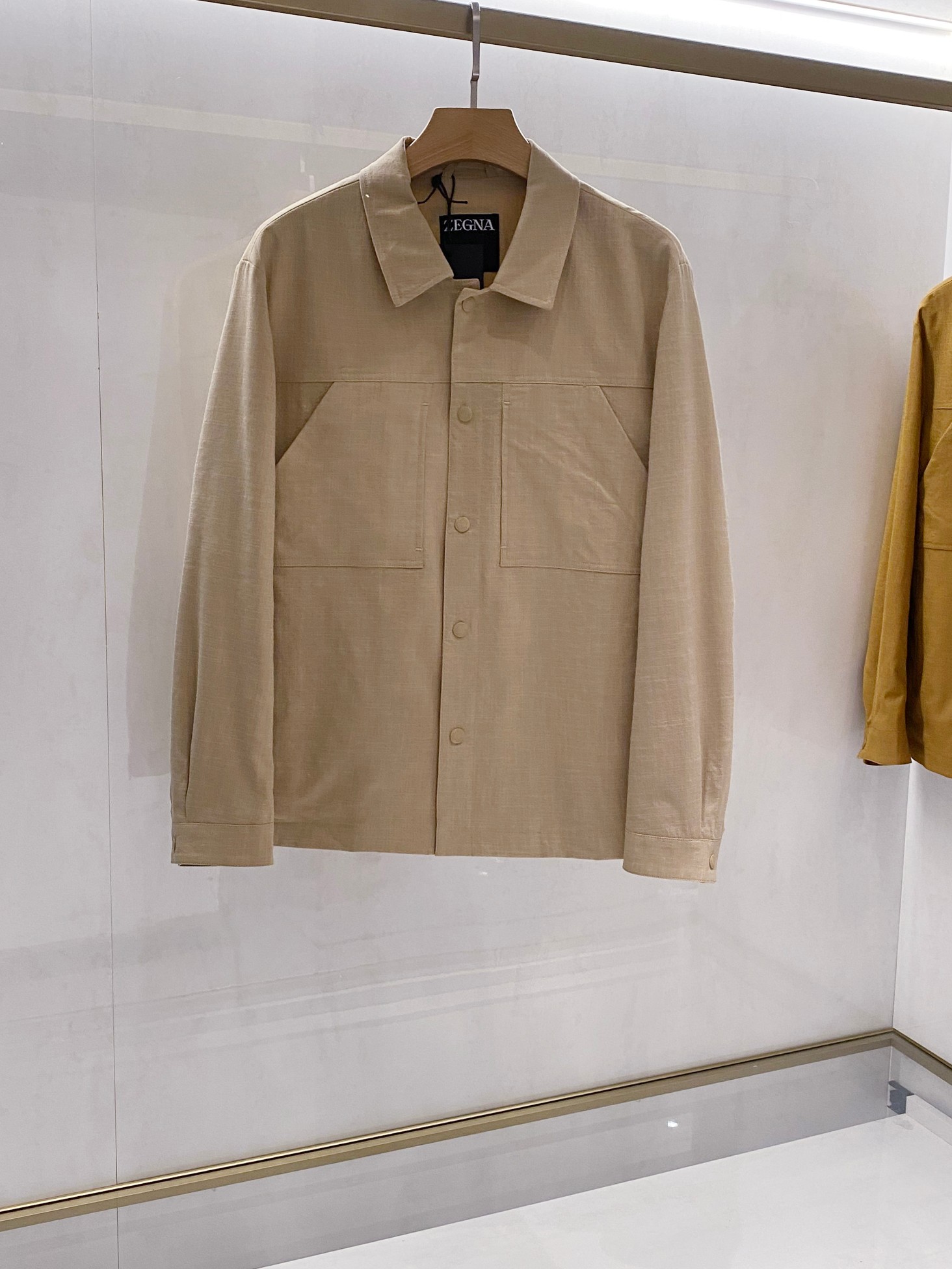 NO:550348,【New Product】EZ men's high-end business casual lapel thin jacket, a contemporary interpretation of Italian aesthetics and craftsmanship, bid farewell to the constraints of seasons, EZ thin jacket reshapes the classics with light bamboo-stitch fabrics. In the spring or early autumn, one piece can resist temperature differences, breathable and comfortable, showing a calm posture, allowing elegance and comfort to seamlessly connect. Extreme tailoring, reshaping the aesthetics of body shape inherits the essence of Italian century-old craftsmanship, three-dimensional tailoring fits the body lines, and neat shoulder lines outline the upright outline. Whether it is the capable aura of business occasions or the lazy style of leisure time, you can easily control it, achieving a low-key and luxurious visual language. Details are exquisite, interpreting low-key and luxurious luxury  The four-fold buckle design simplifies the complexity, and each auxiliary material has a brand-specific logo. The functional pockets take into account both practicality and aesthetics. The contrasting color of the inner lining quietly echoes the brand genes. Each stitch is repeatedly carved by craftsmen, defining extraordinary quality with a slight difference, and eternal taste is preserved in the details. The clothes are neutral tones to unlock diverse styles. Deep black, classic khaki yellow, soft fog and light beige - low-key colors break the matching boundaries. The inner turtle-neck knitted interprets the style of business elites, matched with white T-shirts and casual pants to immediately switch to the urban wandering mode, wear multiple clothes, and adapt to all-weather scenes. The fabric uses innovative wrinkle-resistant fabrics, without fear of wrinkles on the journey, and always maintains a crisp texture in the dynamics. The wind-proof and splash-proof process is integrated into invisible, light and resist changing weather, allowing luxury and functionality to coexist. At this moment, walking between classics and the future  The thin EZ jacket is not only a jacket, but also a stealth armor for contemporary gentlemen. In short, it is a very high-end item!  Three colors available, sizes 48-56, Jackets & coats, Jackets & coats, Tees, t-shirt, alexander wang19860909【新品】EZ男士高端商务休闲翻领薄款夹克外套,意式美学与匠心工艺的当代演绎,告别季节束缚,EZ薄款夹克以轻盈竹节纹面料重塑经典.微凉春日或初秋时节,一件即可抵御温差,透气舒爽中尽显从容姿态,让优雅与舒适无缝衔接.  极致剪裁,重塑身形美学 承袭意大利百年工艺精髓,立体剪裁贴合身形线条,利落肩线勾勒挺拔轮廓.无论是商务场合的干练气场,还是休闲时光的慵懒格调,皆能轻松驾驭,成就低调奢华的视觉语言.  细节至臻,诠释低调奢华 四合扣设计简化繁琐,每颗辅料都有属于品牌专属的LOGO呈现,功能性口袋兼顾实用与美学,内衬撞色搭配悄然呼应品牌基因.每一处缝线均经匠人反复雕琢,以毫厘之差定义非凡品质,细节中沉淀永恒品味.  衣服选用中性色调,解锁多元风格  深邃黑色、经典卡其黄色、柔雾浅米色——低调色系打破搭配边界.内搭高领针织诠释商务精英风范,搭配白T恤与休闲裤即刻切换都市漫游模式,一衣多穿,适配全天候场景.  面料采用创新抗皱面料,无惧旅途褶皱,动态中始终保持挺括质感.防风防泼溅工艺融入无形,轻盈抵御多变天气,让奢华与功能性共生共荣.  此刻,穿行于经典与未来之间  EZ薄款夹克,不止是一件外套,更是当代绅士的隐形铠甲.总之是一款非常高级的单品！三色可选,尺码48-56,,jackets & coats,jackets & coats,tees，t-shirt,alexander wang,Men's clothing