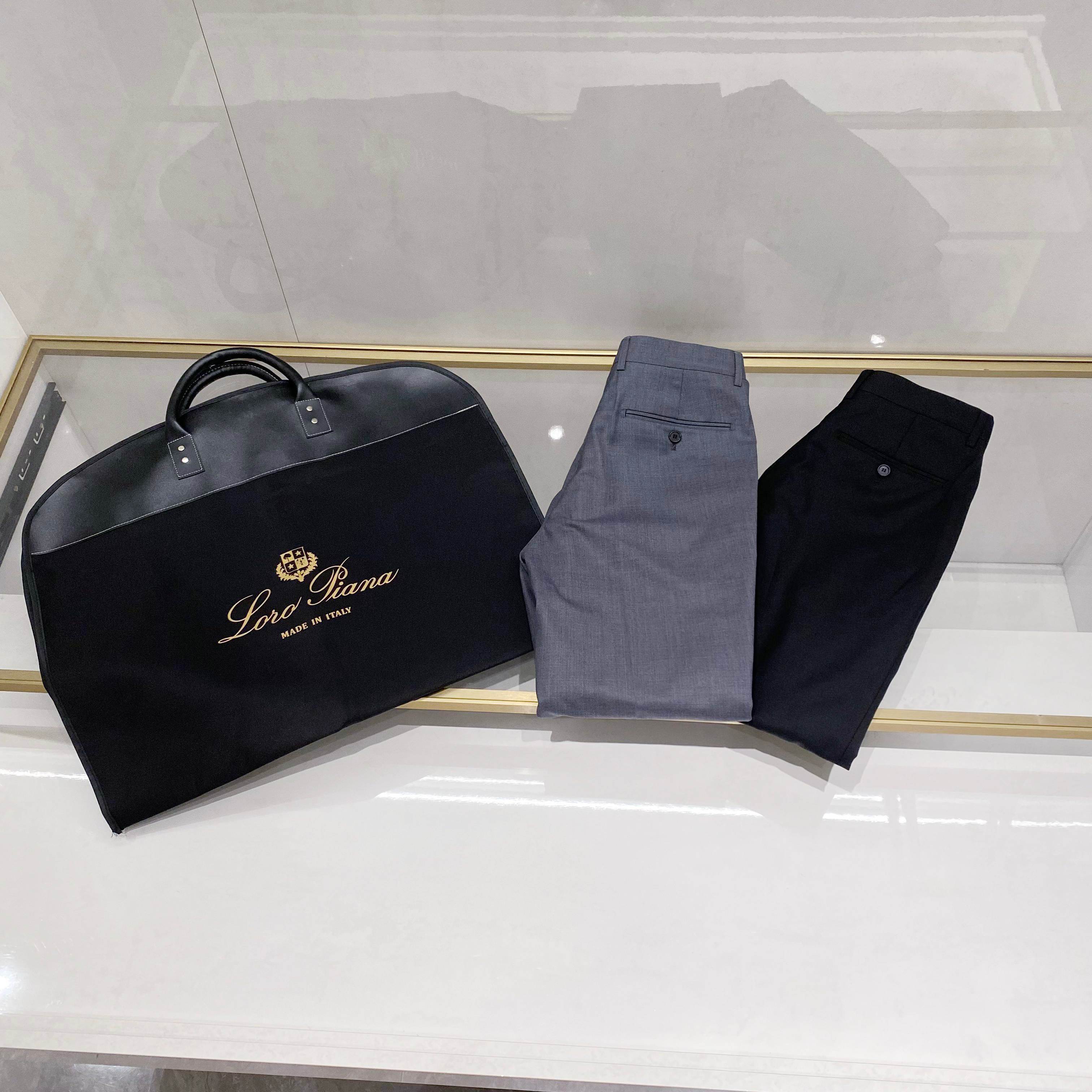 NO:596838,Collection of exquisite products] LP family's latest pure wool suit suit, goods from Hong Kong channels, imported from overseas, high-end luxury and top-notch products!  Exclusive sale!  --Weaving the high-level ritual of spring with ingenuity. When the cold wind carries the neon halo on the city street corner, a well-tailored wool suit can always make you have a calm aura among the crowd. The LP spring series wool suit is inspired by 'the temperature of nature's gift' and combines Nordic minimalist aesthetics with oriental low-key luxury to create a winter wardrobe choice for urban elites that is both functional and fashionable. --Natural materials · Wisdom Breathing  Selected high-count ultra-fine merino wool from Australian century-old pastures, precision weaving with high counts per square centimeter, achieving a softer touch that is more skin-friendly than cashmere. Say goodbye to the heavy and sticky constraints of traditional wool suits. Environmentally friendly dye processing certified by international Oeko-Tex makes every inch of the fabric exude the refreshing breath of the mountains. --Ergonomic tailoring · Mobile art exhibition  A team led by a senior patternmaker from Milan, based on the big data of Oriental body shapes, created an original '7° shoulder line slightly inclined' design - which not only retains the crisp silhouette of the suit, but also cleverly incorporates the smooth lines of Chinese tailoring. The special magnetic hidden buckle system at the waistline can freely adjust the tightness according to the body shape; the armpits are three-dimensionally cut and spliced with elastic fabric, which greatly increases the freedom of movement, even for the New Year's Eve waltz. --All-weather wear proposal  For business commuting, wear a light gray coat + white shirt + charcoal gray wide-leg pants. Twist it twice between meetings to create an exquisite dinner look. For weekend leisure, unbutton two buttons and wear a burgundy suede vest, wear a high-neck sweater and leather short boots. The afternoon time by the cafe window begins elegantly.  In LP's pure wool suit, there is a deep understanding of the life attitude of contemporary elites - true elegance never compromises with temperature. When the cold wind blows by, you only need to gently shake off the snowflakes on your shoulders, and you will have your own calmness and warmth, always embracing the world tenderly. Two colors to choose from, sizes 48-56, loro piana, boots, shirts, business suit, chamois leather, alexander wang19860909典藏臻品】LP家族最新纯羊毛西装套装,香港洋行渠道货,境外流入臻品,高奢顶尖品鉴货！独家销售！ --以匠心编织春季的高级仪式感, 当寒风裹挟着城市街角的霓虹光晕,一件剪裁合体的羊毛西装总能让你在人群中自带从容气场,LP春装系列羊毛西装套装,以「自然馈赠的温度」为灵感,将北欧极简美学与东方低调奢华为一炉,为都市精英打造兼具功能性与时尚度的冬日衣橱之选.  --天然材质 · 智慧呼吸  精选澳洲百年牧场的高支数超细美利奴羊毛,每平方厘米高达支的精密编织,成就比羊绒更亲肤的柔软触感.告别传统羊毛西装厚重黏腻的束缚.经国际Oeko-Tex认证的环保染料处理,让每一寸面料都散发着山野清冽的呼吸感. --人体工学剪裁 · 移动间的艺术展  由米兰籍资深版师领衔的团队,以东方人身型大数据为蓝本,独创「7°肩线微倾斜」设计——既保留西装挺括的廓形骨架,又巧妙融入中式剪裁的圆融线条.腰线处特制磁吸暗扣系统,可根据体态自由调节松紧度；腋下立体剪裁拼接弹力面料,大幅提高活动自由度,即使是跨年夜的华尔兹舞步亦能游刃有余. --全天候穿搭提案  商务通勤外搭浅灰大衣+白衬衫+炭灰阔腿裤,会议间隙轻旋两圈便是精致晚宴造型  周末休闲解开两粒纽扣配酒红麂皮马甲,下身搭高领针织衫与皮质短靴,咖啡厅窗边的午后时光自此优雅开始  在LP的纯羊毛西装里,藏着对当代精英生活态度的深刻理解——真正的优雅从不因温度妥协.当寒风呼啸而过时,你只需轻轻抖落肩头的雪花,自有一份从容与温度,始终与世界温柔相拥.两色供选,尺码48-56,,loro piana,boots,shirts,business suit,chamois leather,alexander wang,Men's clothing