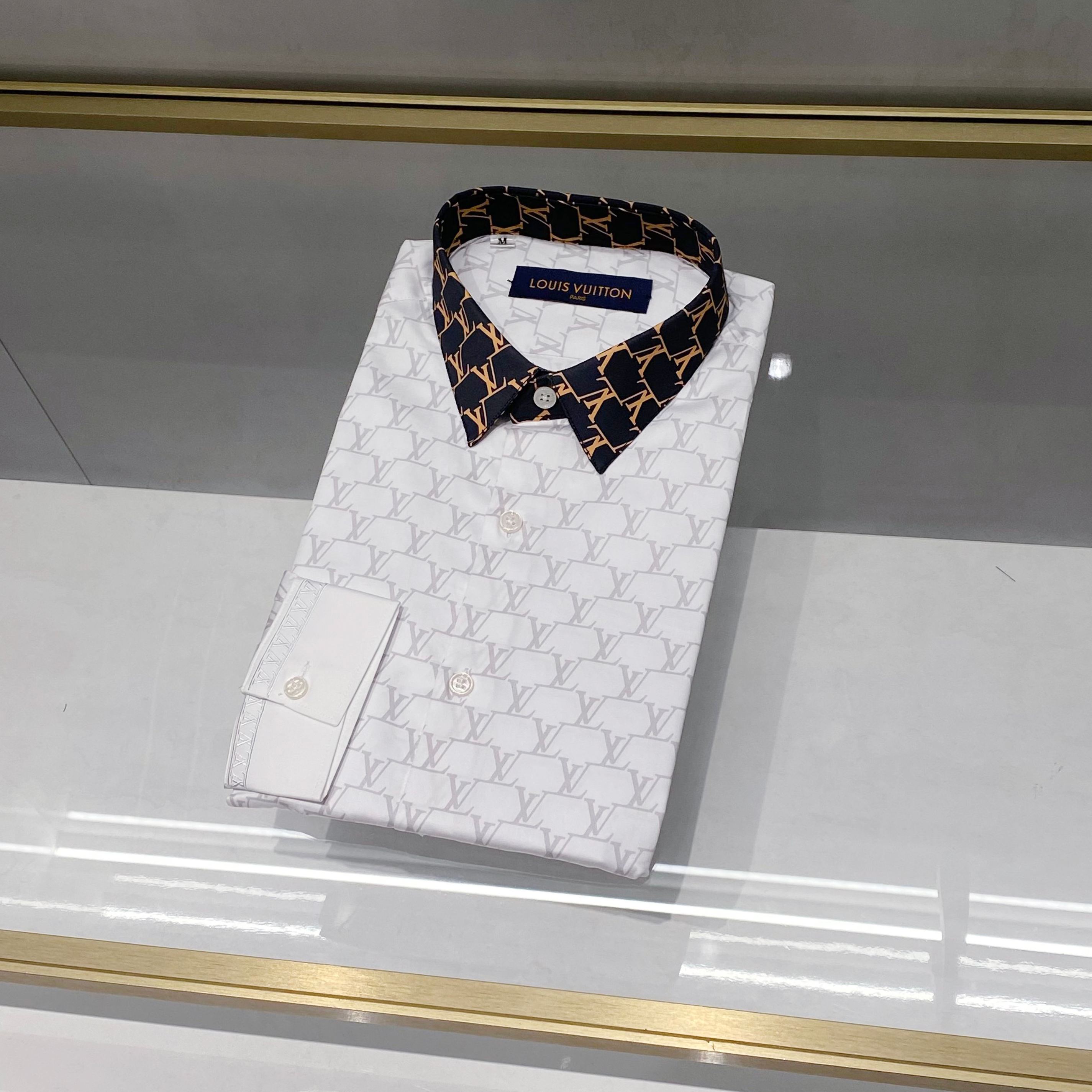 NO:550353,[New Product] The latest series of printed long-sleeved shirts for men from the L Louis* family, available through Hong Kong channels, high-end high-end products, new products for spring and summer in 2025, high-end luxury platinum-level products!  Exclusively available!  !  A shirt that is very consistent with the aesthetic tone of the L family. The classic labeled L*V elements are neatly arranged and presented on the fabric with printing technology, which perfectly inherits the essence and genes of the L family. The designer cleverly performs a unique and innovative interpretation of the L*V element pattern logo, which is natural and natural. The letters are embroidered into the cuffs with exquisite embroidery, and the collar is presented with a contrasting color effect, showing a fashionable statement with a distinctive attitude and more powerfully demonstrating the brand's identity.  We provide customers with high-end imported tailor-made printed and dyed fabrics, which are extremely luxurious and special fabrics. This is the only one on the market. The fabric properties are all of the highest quality, with perfect combination of comfort and breathability. The tactile experience is self-evident, and you can enjoy the ultimate luxury!  The visuals are quite fashionable, and the details are full of charm. From the main fabric to the detailed craftsmanship, everything shows the ingenuity of the fashion. The light and familiar color matching, superior compatibility, full of luxury and temperament on the upper body, full of style, perfect combination of fashion and leisure, in line with the urban elitist life philosophy!  Size S-XXL,,louis vuitton,louis vuitton,shirts,alexander wang19860909【新品】L路易*家族男士最新印花长袖衬衫系列,香港洋行渠道货,重磅高端臻品,25年春夏新品,高奢品鉴白金级产物！独家售卖！！ 极符L家美学基调的一款衬衫衫,经典标签化的L*V元素排序整齐用印花工艺呈现在面料上,完美沿袭了L家的精髓与基因,设计师巧妙L*V元素图案标识进行别具一格的创新演绎,浑然天成,袖口处更是将字母用精美刺绣融入袖口之上,领部用撞色效果呈现,展现出极具鲜明态度的时髦主张,更有力的彰显了品牌身份地位. 客供高级进口成衣定织印染面料,极为奢华特殊的面料,市面仅此一家,面料属性皆为上乘,舒适性与透气性完美兼备,触感体验不言而喻,奢华极致享受！ 视觉相当时髦,细品韵味十足,从主体面料到细节工艺,无一不彰显时装的匠心所在,轻熟的配色,兼容性方面优越,上身满满的奢贵感和气质感,型款十足,时尚休闲完美兼具,符合都市精英主义生活哲学！尺码S-XXL,,louis vuitton,louis vuitton,shirts,alexander wang,Men's clothing