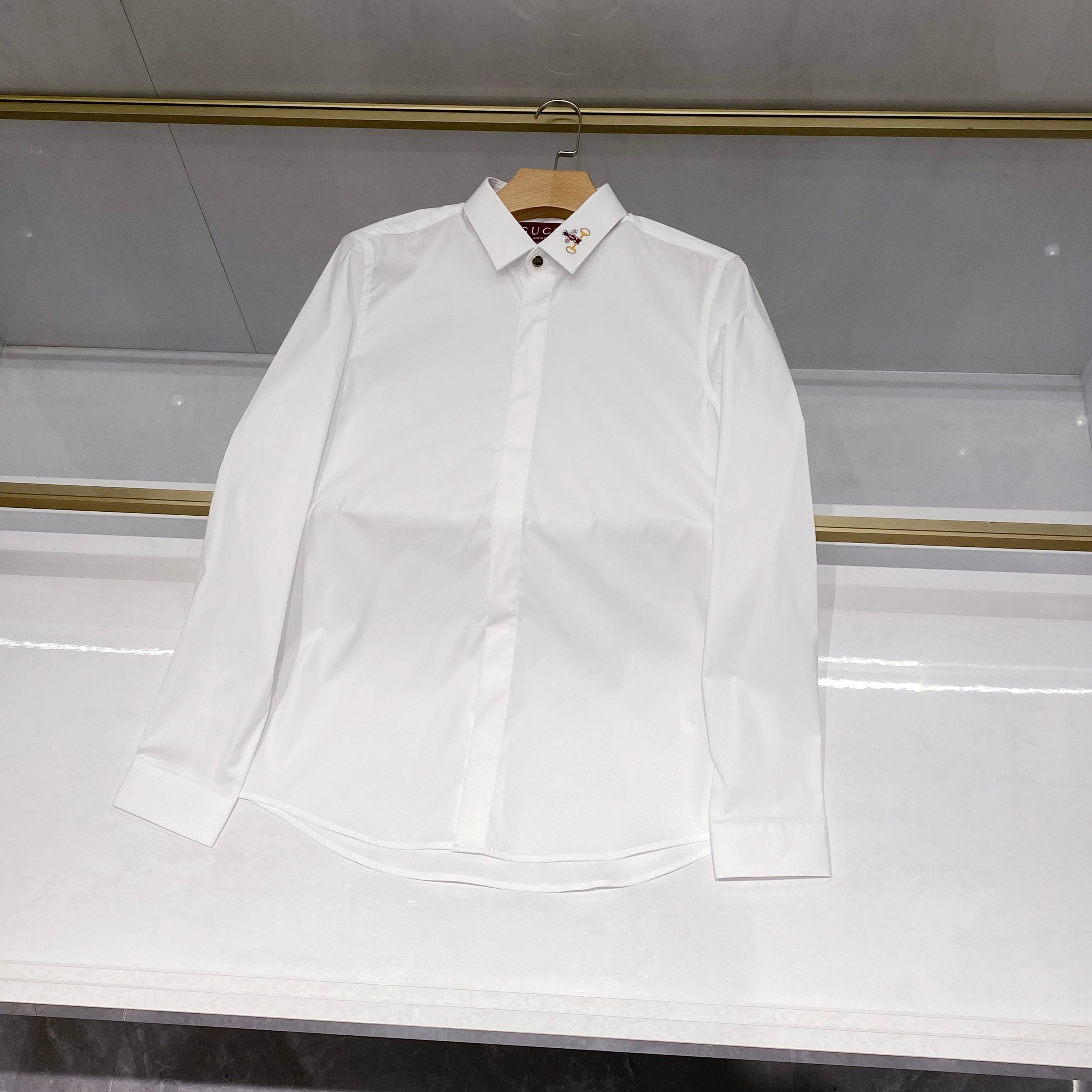 NO:550355,{New Product} G family men's high-end fashion long-sleeved shirt new product, Hong Kong foreign business channel product, one of the hottest products, classic star-grade products, a shirt that combines appearance and quality!  A shirt dominated by design and quality, the whole body design is quite G family style. The collar incorporates the brand's special color bee elements into it. The exquisite bee and double-ring buckle are combined, which is quite luxurious and personal, highlighting the G family's exploring fantasy design concept. It is very stunning and fashionable, and enhances the overall tone and light luxury!  Customers have selected 100 high-stack platinum-grade non-iron fabrics, high-quality pure cotton texture, self-evident comfort, excellent quality, exquisite details, quite luxurious and personalized, forming a unique symbol label!  The tailoring is first-class, the style is smooth and perfect, and the style is very gentlemanly with a small tip neck. Custom-made metal buckles are embellished on the collar and cuffs. It is very luxurious and high-end, and the single-wearing return rate is even more impressive. The type that must be purchased in the season is a very shaping item!  Size 38-42, gucci,shirts,alexander wang19860909{新品} G家男士高端时装款长袖衬衫新品,香港洋行渠道货,爆款之一,经典明星级单品,颜值系与品质兼备的一款衬衫！ 以设计和品质为主导的一款衬衫,通体的设计颇具G家族风格,领部将品牌特色彩色蜜蜂元素融入其中,用精美的蜜蜂跟双环扣相结合,颇为奢华且个性,突显G家族探索奇思妙想的设计理念,非常惊艳时髦,且提升了整体的腔调及轻奢感！ 客供甄选100高支白金级免烫面料,上等纯棉质地,舒适度不言而喻,品相极为优等,细节精湛考究,颇为奢华且个性的体现,形成独特的符号标签！ 剪裁一流,版型线条流畅完美,搭配小尖领绅士范儿十足,客供定制金属扣点缀在领部跟袖口处,非常奢华高级,单穿回头率更为爆表,穿搭季必入的类型,属于塑造性极高的一款单品！尺码38-42,,gucci,shirts,alexander wang,Men's clothing