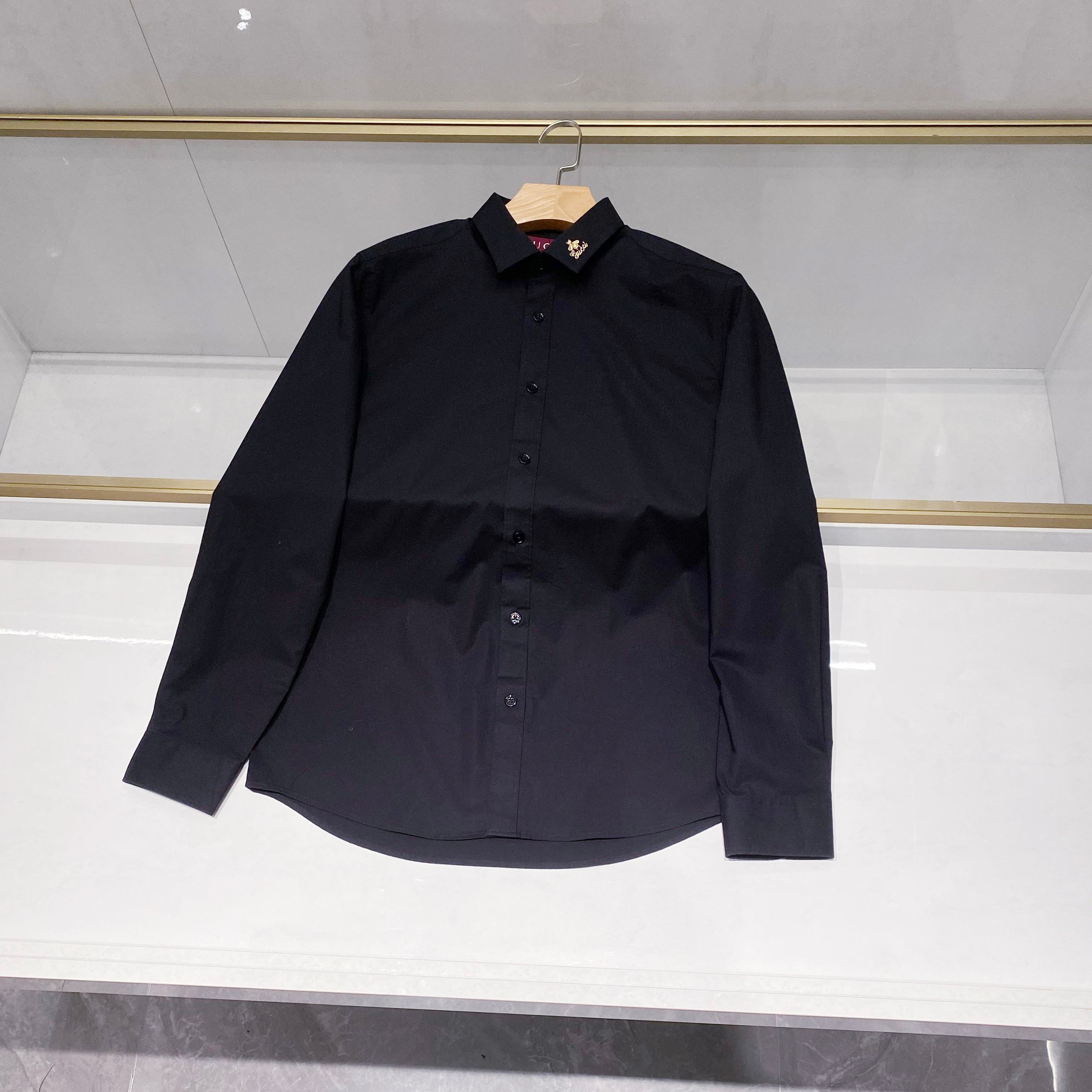 NO:550357,[New Product] G Home 25 Spring and Summer Newest Black Shirt, Hong Kong Trade Channel, Celebrity Show Style, Must-Pay Item, Exclusive Sale!  When the mysterious black encounters the gilded gilding of the Ukiyo-Eternal, this Gucc* shirt turns into a fatal temptation in the dark night. The golden bees looming at the collar and the handwritten 'Gucc*' letter embroidery flows dangerous and charming luster in the night, as if sewing the dark pattern code of the Florence Renaissance into a contemporary wardrobe. The top Italian embroiderer outlines the outline of the bee with 0.05 mm nano-scale threads. Each bee wing is woven from 128 gold threads, reflecting the iridescent gradient of the wings of the dragonfly under the sun. The rough brushstrokes of the grass letters hide the flowing feeling of Rodan, and the ends of the letters deliberately retain the feeling of hand-sewn hair, injecting soul tremor into this black battle robe.  The fabric originates from the organic long-length cotton in the Andes of East Africa. It has been dyed in low temperatures in the 21st century space technology, and presents a deep color saturation like a cosmic black hole. The innovative 'night fiber' lining is hidden in the Vatican Sistine Chapel dome pattern like a fresco of the Vatican Sistine Chapel. When the ambient light disappears, the bee pattern will emit yellow phosphorescence, like wearing an invisible armor. This black shirt is a battle robe tailored for those who control the rules of the dark night. When the bee embroidery passes through the Adam's apple, it seems that you hear the crowning march from the bell tower of the Governor's Mansion of Venice. Each golden thread node whispers the real power, which is the shock when the world can only see your back. Size S-XXL, gucci, gucci, Shirts, alexander wang19860909【新品】G家25春夏最新黑色衬衫,香港贸易渠道,明星走秀款,必买单品,独家销售！ 当神秘黑色邂逅浮世鎏金,这件Gucc*衬衫化作暗夜中的致命诱惑.领口处若隐若现的金色蜜蜂与手写体'Gucc*'字母刺绣,在夜色中流淌着危险又迷人的光泽,仿佛将佛罗伦萨文艺复兴时期的暗纹密码缝入当代衣橱.  意大利顶级刺绣师以0.05毫米的纳米级走线勾勒蜜蜂轮廓,每片蜂翼由128根金线交错编织而成,阳光下折射出蜻蜓翅膀般的虹彩渐变.草体字母笔触粗犷中藏着罗丹雕塑般的流动感,字母末端特意保留手工缝纫的毛絮感,为这件黑色战袍注入灵魂震颤. 面料源自东非安第斯山脉的有机长绒棉,经21世纪太空科技低温染色,呈现出宇宙黑洞般深邃的色彩饱和度.创新研发的「夜光纤维」内衬,暗藏梵蒂冈西斯廷教堂穹顶壁画般的星云图案,当环境光消失时,蜜蜂纹样会泛起幽黄磷光,宛如披着一件隐形盔甲. 这件黑色衬衫是为掌控暗夜规则的人量身定制的战袍.当蜜蜂刺绣掠过喉结时,仿佛听见威尼斯总督府钟楼传来加冕进行曲,每个金线节点都在低语真正的权力,是让世人只能看见你背影时的震慑力.尺码S-XXL,,gucci,gucci,shirts,alexander wang,Men's clothing