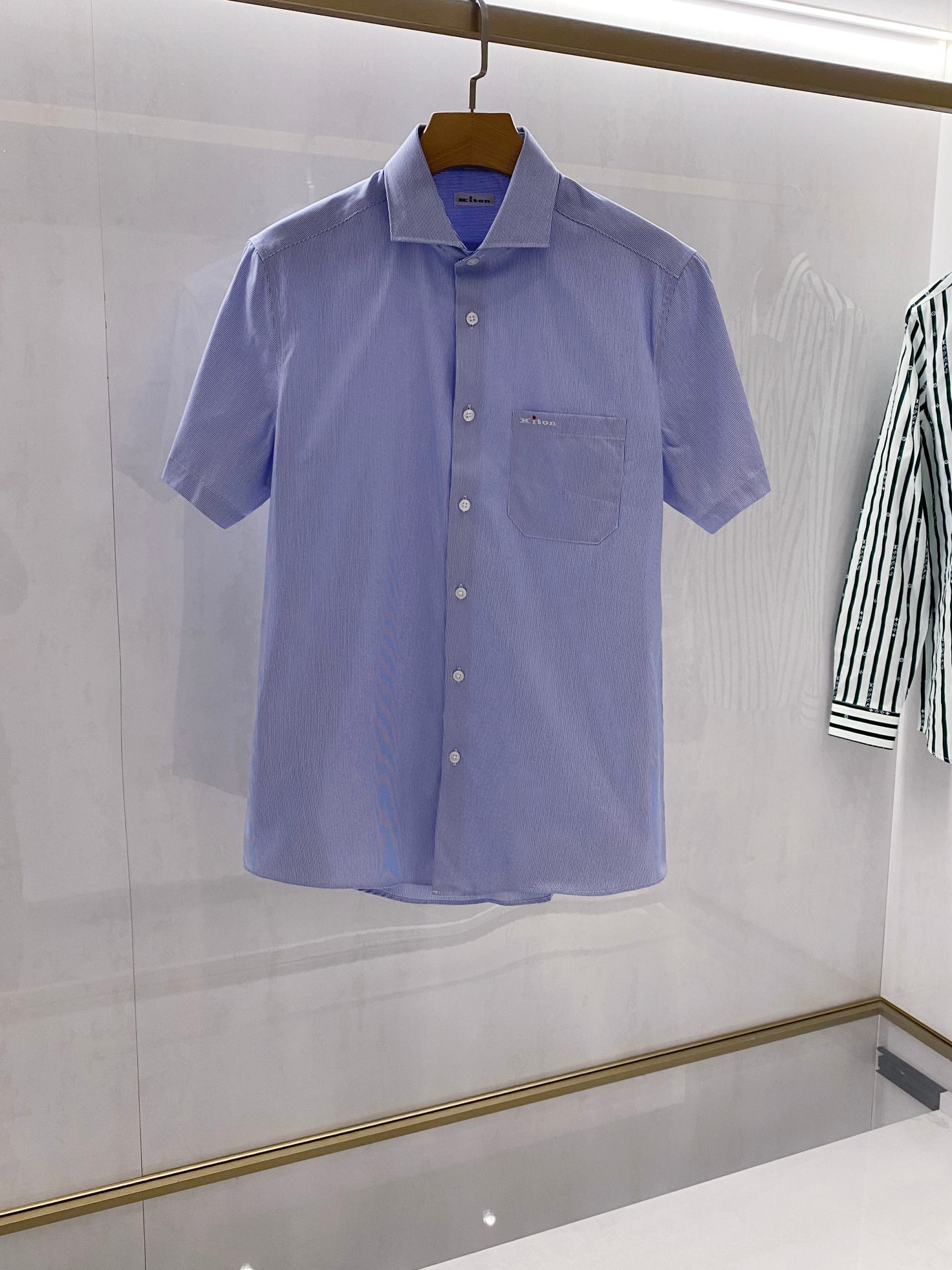 NO:877226,KITON's pure handicrafts produce the latest spring and summer casual striped short-sleeved shirts. Through the channels of Hong Kong trading companies, we create tailor-made clothing for top people and sell them exclusively!  A brand that is one level higher than big brands such as LV, KITON is perfect, but it is not ostentatious. It follows the traditional craftsmanship of 50 years ago. Almost all the processes of Kiton clothing are made by Italy's most unique and precious pure handcrafts. It can be completed by the joint efforts of many top sewing masters. The number of garments produced each year is extremely limited. It has high appreciation and practicality, and has high collection value.  This shirt adheres to Kiton's Naples aesthetic tone, with all focus on the fabric. Any piece of Kiton clothing starts with the selection of fabrics, and 90% of the fabrics are exclusively provided for Kiton by the world's best fabric manufacturers. Striped lining  As a recognized fashion item, the shirt is matched with exquisite embroidery on the chest. In addition, the focus is also on the processing of details such as the pattern, collar, cuffs, etc. Its high point even exceeds that of ordinary luxury goods, because the details and design come from the exquisite minds of designers and craftsmen. In the circle of luxury goods, it is indeed the top luxury!  A high-quality and high-end shirt is always a scarce item for men, and it is also a very valuable item for investment!  For quality control, phase control and fabric control, it is a must-have product!  Size M-XXXL,,louis vuitton,shirts,T-shirt,19860909KITON家纯手工艺出品最新春夏休闲条纹短袖衬衫款,香港贸易公司渠道,为顶级人士打造量身定制的服装,独家销售！ 一个比LV这些大品牌还要高一个等级的品牌,KITON它很完美,但它不招摇,遵循50年前的传统工艺,Kiton服装几乎所有工序都是由意大利最有特色并且最为珍贵的纯手工制作,多位顶级缝纫大师合力才可完成,每年生产的服装数量极为有限,既有很高的鉴赏力和实用性,又有很高的收藏价值. 此款衬衫秉承了Kiton那不勒斯的美学基调,所有的把目光聚焦在面料上.任何一件Kiton的衣服都是从面料的选择开始的,百分之九十的面料都是由世界上最好的面料生产商专门为Kiton独家提供的.条纹衬衫作为公认的时尚单品,胸前配搭精美刺绣,见此外重点还侧重于版型,领口、袖口等细节的处理,它的高点甚至超过了一般的奢侈品,因为细节和设计来自于设计师和工艺师的精致心灵.在奢侈品的圈子中,确实属于顶奢！ 一款上等且高级的衬衫,对于男人来说永远是稀缺品,亦是非常具有投资意义的单品！对于品质控和品相控及面料控必入佳品！尺码M-XXXL,,louis vuitton,shirts,T-shirt,,Men's clothing