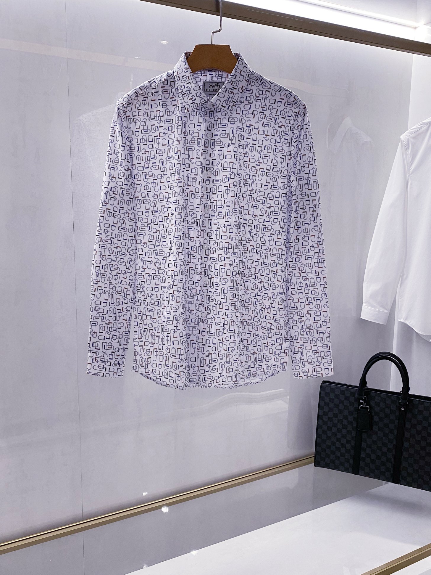 NO:515273,[Collection of Premium Products] HMS family's new printed shirts in early autumn in 25 years, with a square inch, and the printing art is eternal. It is imported from the most professional luxury goods channel in the industry. The latest fashionable business style is quite outstanding in terms of vision. The appearance and style are simply impeccable. It is exclusively available for sale today!   HMS reconstructs natural inspiration with digital technology, transforms paperclip patterns and abstract brushstrokes of different colors into precise digital encoding, interpreting the poetry of the microscopic world on light fabrics, and overall improving visual richness. Each inch of the print has been calibrated dozens of times, with lines flowing like a pen tip. A flowing art gallery clothing hidden between the square inch laces, presenting a different sense of high-end. The fabric is delicate, soft, silky, and full of vitality, fully demonstrating the brand's position in the luxury field irreplaceable!  Customer-supplied imported high-end printed fabrics, French old-fashioned workshop ready-to-wear process custom weaving, adopting the latest technology digital printing design on the market, perfectly blending with high-quality fabrics, not only reflecting the exquisiteness of modern craftsmanship, but also has the core advantages of high precision, novel creativity, environmental protection and efficiency, and the comfort and breathability are perfectly combined, and the touch experience is self-evident!  In terms of details, whether it is collar or auxiliary materials, they are impeccable. The buttons are made of fully imported materials, with bright colors, and the cuffs are paired with customized metal buttons engraved with brand LOGO. They are full of exquisite and high-end sense, full of high-end sense, and can be used for both casual and business, and they can also be worn inside and outside at the same time. They are a versatile series of business and casual styles!  Size M-XXXL, Shirts,alexander wang19860909【典藏臻品】HMS家族25年早秋全新印花系列衬衫,方寸之间,印刻艺术永恒, 业内最专业奢侈品渠道进口,最新的时尚商务版型,在视觉方面相当出众,颜值和版型简直无可挑剔,今独家放售！  HMS以数码科技重新解构自然灵感,将不同色彩的回形针图案与抽象笔触化作精准数字编码,于轻盈面料上演绎微观世界的诗意,整体提升视觉丰富性.每一寸印花皆经数十次色彩校准,线条似笔锋流转,方寸衣襟间藏着一座流动的美术馆衣服,呈现出不一样的高级感,面料细腻柔软丝滑,活力十足,充分彰显品牌在奢侈领域中的地位无可替代！ 客供进口高级印花面料,法国老牌工坊成衣工序定织,采用市场上最新的科技数码印花设计与优质织物完美融合,不仅体现出现代工艺水平的精湛之处,更具有高精度、创意新颖、环保高效的核心优势,并且舒适性与透气性完美结合,触感体验感不言而喻！ 细节方面无论是领型还是辅料,都是无可挑剔的,纽扣采用全进口材质,色泽光亮,袖口上搭配上刻有品牌LOGO的定制金属扣,满满的精致高级感,高级感十足,休闲与商务皆可驾驭,内穿外穿也同时兼顾,属于商务休闲系百搭系列款式！尺码M-XXXL,,shirts,alexander wang,Men's clothing