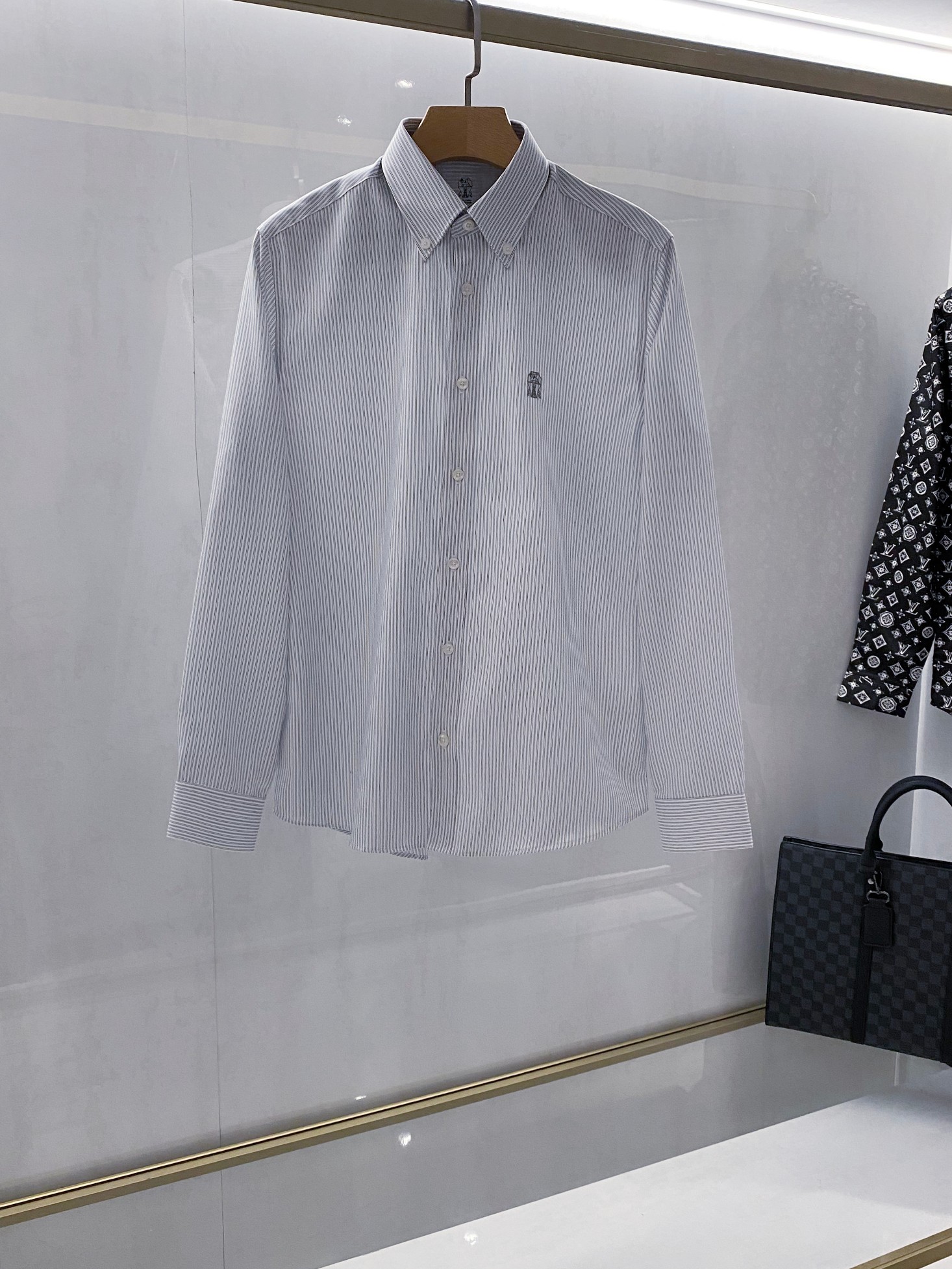 NO:515277,[Collection of Premium Products] BC Brune* Cooginelli Business and Casual Men's Shirt, New Products in Early 25 Years, Hong Kong Trade Channel Goods, Celebrity Showcase Styles, Must-Pay Items, Exclusive Sales!  As an ingenious craftsman who creates reputations based on needlework and weaving, the design of BC's autumn and winter series revolves around life, nature and eternity. By exploring intrinsic value, it opens up a new path of integration. It is more like a 'dressing philosopher'. The whole design shape is still based on the simple and elegant design in Brunello's aesthetics, focusing on the perfect combination of materials and tailoring. Handmade is the core of the brand. Each product has been carefully tailored and detailed, showing the ultimate pursuit of aesthetics. The brand's logo exquisite embroidery icon is equipped on the chest. While avoiding exaggerated logo design, it shows a low-key luxury through the basic 'blue strip' stripe tones and high-quality colors. New creativity and vitality are rolling in the inadvertent contrasting colors, low-key and luxurious, elegant and noble.  On the original concept of simplicity, giving modern and balanced styling inspiration is not only a perfect fusion, but also allows each element to coexist independently!  Customer-supplied high-quality imported Egyptian top-grade long-length cotton fabric, made of natural cotton fiber, has a porous structure, sweat-absorbing and dry, soft in the hand, and has no irritation on the skin. Each product needs to undergo at least 6 quality inspections. The dyeing uses plant dyes to inherit traditional Italian handicrafts, while paying attention to environmental protection, showing a balance between lightness and warmth!  The design of the new series uses craftsmanship to create daily styles, reshape the unique charm of gentlemen, focusing on craftsmanship and details, just like the brand pursues a sustainable fashion concept, creating a classic design that is concise, unreduced to fashion and can show the charm of gentlemen at the moment!  Size M~XXXL!  ,shirts,alexander wang19860909【典藏臻品】BC布鲁奈*库奇内利商务休闲男士衬衫,25年早秋新品,香港贸易渠道货,明星走秀款,必买单品,独家销售！ 作为以针线与编织铸造声誉的匠心独运者,BC此次秋冬系列的设计围绕生活、自然和永恒展开,通过挖掘内在价值从而开启新的融合之路,更像是一位“穿衣哲学家”. 通体的设计造型仍然以布鲁奈罗美学中简约优雅的设计为基调,注重材料与剪裁的完美结合,手工制作是该品牌的核心,每一件产品都经过精心剪裁和细节处理,无不展现对美学的极致追求.胸前搭载品牌标识性精美刺绣图标,在避免夸张Logo设计的同时,通过基础“蓝条”条纹色调和高级彩色雅致“蓝”“白”展现低调的奢华感,不经意的撞色中翻滚着新的创意与活力,低调且奢华,优雅且高贵. 在简约的原始理念之上,赋予现代与平衡的造型灵感,这不仅是完美的融合,也让每个元素独立共存！ 客供高级进口埃及顶级长绒棉面料,由天然棉纤维制成,具有多孔结构,吸汗干爽,手感柔软,贴肤无刺激感,每件产品需经至少6道质检,染色采用植物染料,传承意大利传统手工,同时注重环保,展现轻盈与温暖的平衡！全新系列的设计以匠艺营造日常型格,重塑别致的绅士魅力,专注工艺和细节,一如品牌所追求的永续时尚理念,创作出简练、不退流行又能展现当下绅士魅力的经典设计！尺码M~XXXL！,,shirts,alexander wang,Men's clothing