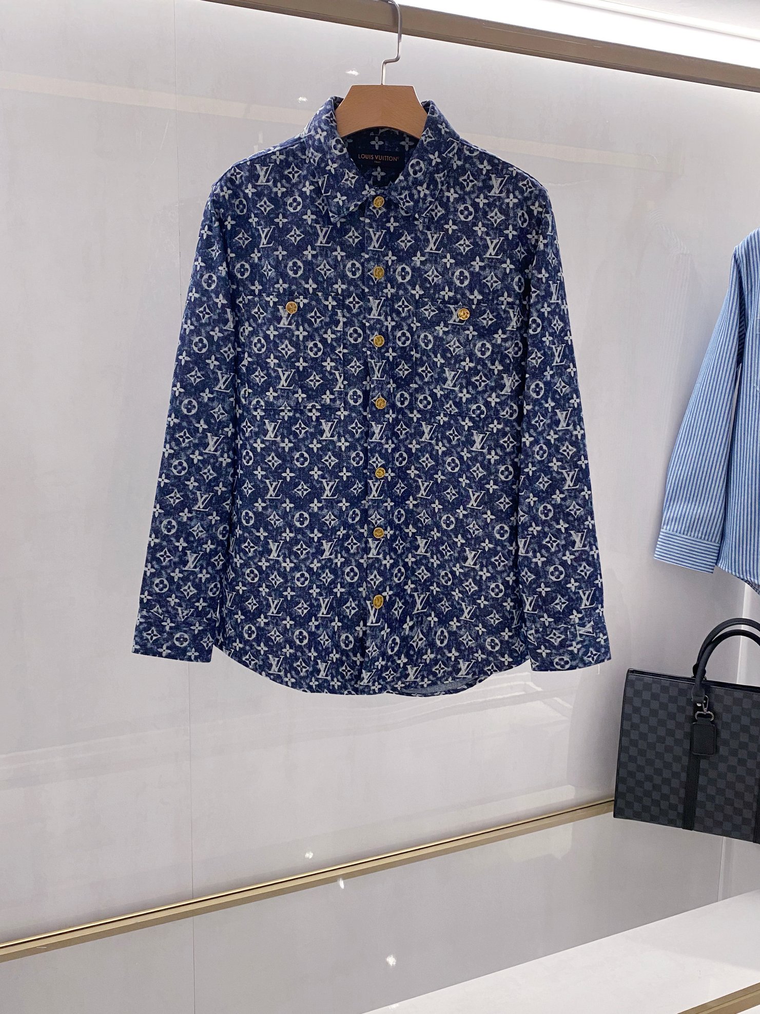 NO:515280,[Collection of Premium Products] The latest early autumn fashion printed denim jacket shirt for Louis Deng family in 2025, high-end fashion and casual long-sleeved shirt for men, original Italian products, Hong Kong foreign business channels, exclusive sales today!  The Louis family cleverly blends fashion with classic presbyterian pattern elements on this printed denim jacket shirt. The full-face printing design is added, and irregular gradient color design is very eye-catching and has a high recognition. The Louis family's classic presbyterian letter patterns are reproduced by pure manual hand-numbering to ensure the accurate restoration of patterns and colors, while improving the brightness of the color and color fastness. While showing fine handicrafts, it ensures the uniqueness and high quality of the product. The placket and cuffs are equipped with retro bronze metal accessories, and the details are handled appropriately and exquisitely, which proves the brand's own sense of luxury!  The ready-made garment process of the old Italian workshop is fixed and dyed. The cotton yarn has been washed and specially treated, and it is hard and has no ironing. The texture and comfort of the fabric are extremely high, and the skin-friendly and breathable are excellent, and the experience is excellent!  The high-weight fabric and exquisite tailoring craftsmanship complement each other to ensure the durability and texture of the shirt. The overall design not only retains the classic elements of the brand, but also adds a new fashionable design, which strongly posits the brand identity, is tightly sewn and strives for excellence, suitable for different weather scenarios. You can wear it alone or you can wear a T-shirt inside. The tailoring is first-class, and the upper body effect is invincible. It is a royal-grade item for contemporary urban elite casual jackets!  Code number M-XXXL, louis vuitton, jackets & coats,shirts,tees,t-shirt,alexander wang19860909【典藏臻品】路易*登家族2025年最新早秋时装印花牛仔外套衬衫,男士高端时尚休闲长袖衬衫,意大利原产出品,香港洋行渠道,今独家销售！ 路易家族在此款印花牛仔外套衬衫上将时尚与经典老花图案元素巧妙融合,满面印花设计,加入不规则渐变色彩设计,吸睛力十足,具有极高的辨识度. 路易家族经典老花字母花型通过纯人工手数绘制复刻,确保图案和色彩的精准还原,同时提高色泽鲜艳度和色牢度,在展现精细手工艺的同时,保证了产品的独特性和高品质. 门襟及袖口处搭载复古古铜金属辅料,细节处理恰当精致,无不力证品牌自身的高级感！意大利本土老牌工坊成衣工序定织定染,棉纱经过水洗和特殊处理,硬挺体括,免烫,面料质感与舒适度达到登峰造极,亲肤性与透气性绝佳,体验感极佳！ 高克重的面料和精湛的剪裁工艺相辅相成,确保衬衫的耐用性和质感,整体设计既保留了品牌的经典元素,又增添了全新的时尚设计,有力标榜品牌身份,严丝合缝,精益求精,适合不同天气场景穿搭,可单穿亦可内搭T恤,剪裁一流,上身效果无敌,属于当代都市精英休闲外套御用级单品！码数M-XXXL,,louis vuitton,jackets & coats,shirts,tees，t-shirt,alexander wang,Men's clothing