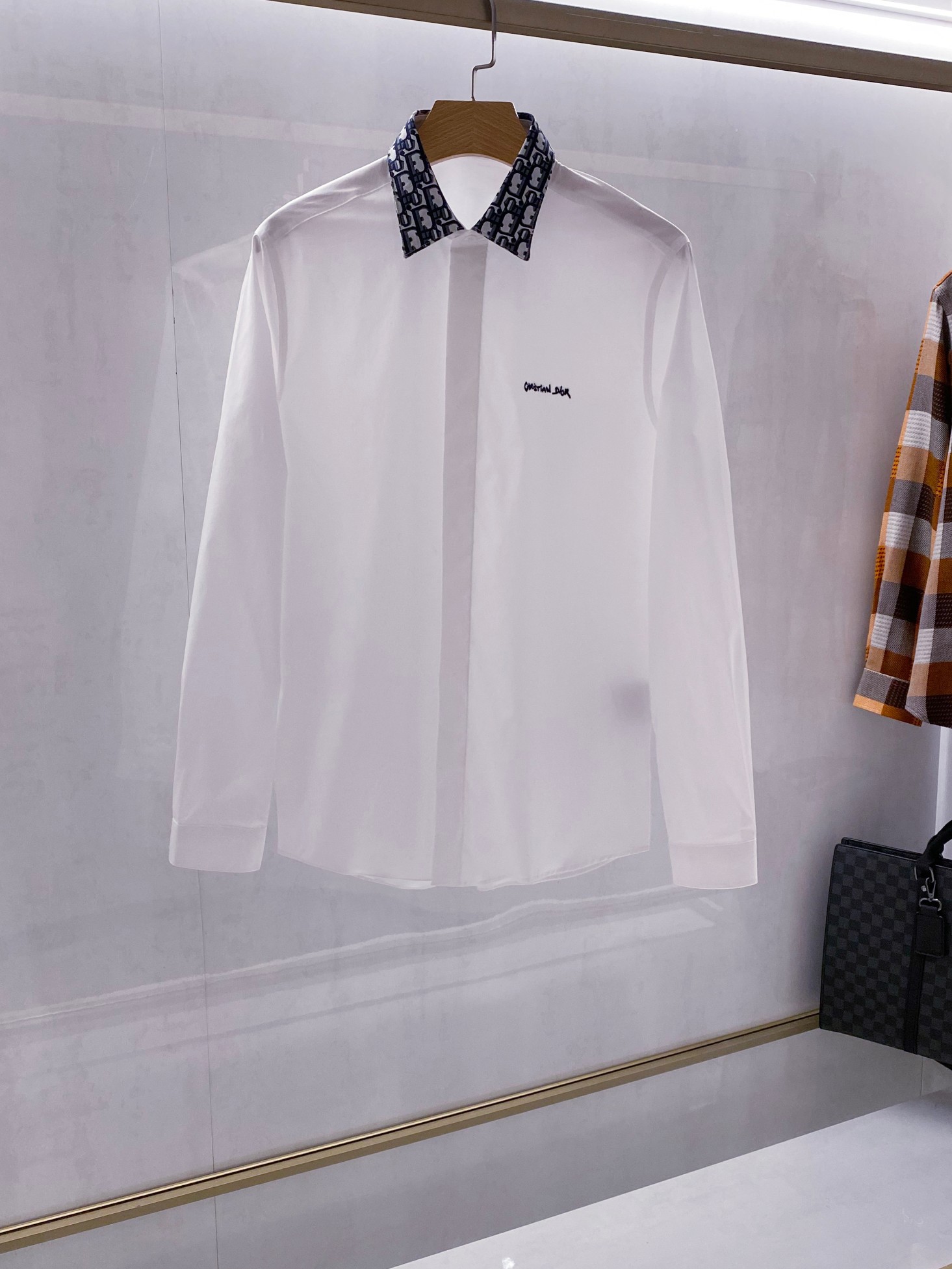 NO:515270,[Collection of Premium Products] D family's latest fashionable light luxury long-sleeved shirt, the latest hit in early autumn 25, unique embroidery and style of D family, which is quite outstanding in terms of vision, and its appearance and style are simply impeccable. It is exclusively available for sale today!  The new season's long-sleeved shirt adheres to the D family's past heraldic design, and uses the brand's highly iconic relief texture pattern, supplemented by fine jacquard craftsmanship on the collar. While showing the layering of the clothing, it also modernizes its classic elements, giving new vitality and vitality. The brand's exquisite logo embroidery logo is equipped with the brand's exquisite logo, highlighting its three-dimensional texture and unreplicable arts aesthetics, and always highlighting the brand's unique identity status. The placket is unique in style, using a hidden button design, maintaining the appearance neat through a concealed structure, taking into account etiquette norms and practical convenience. The whole dress is full of quality and details, and interpreting the brand's culture and image to the fullest!  Imported from the entire factory, the Italian old-fashioned workshop ready-to-wear process is fixed and dyed. It is extremely luxurious and special material, with excellent fabric attributes, high yarn webbing elasticity, extremely high gloss, delicate and natural, perfect for comfort and breathability, and the touch experience is self-evident!   In terms of details, the customized buttons are unique, using mother-of-pearl shell buckles, which have good luster, wear-resistant, delicate feel, and excellent experience!  This shirt is synchronized with the counter, and the upper body effect is extremely luxurious, demonstrating the man's taste and attitude towards life!  Size 38~42,dior,shirts,alexander wang19860909【典藏臻品】D家族最新时尚轻奢长袖衬衫,25早秋最新爆款,独具D家代表性的刺绣和版型,在视觉方面相当出众,颜值和版型简直无可挑剔,今独家放售！ 新一季的长袖衬衫秉承了D家族以往纹章的设计,沿用该品牌极具标识性的浮雕质感图案,辅以精细手提花工艺衔于领部,在展现服装层次感的同时,也将其经典元素进行现代演绎,焕发出新的生机与活力.胸前搭载品牌精美标识性草体字母刺绣Logo,凸显其立体质感以及无法复刻的工艺美学,无时无刻不在彰显品牌独一无二的身份地位. 门襟别具一格采用暗扣设计,通过隐蔽结构维持外观整洁,兼顾礼仪规范与实用便利.整件衣服品质细节满满,将品牌文化及形象诠释的淋漓尽致！ 全原厂进口,意大利老牌工坊成衣工序定织定染,极为奢华特殊的材质,面料属性皆为上乘,高纱织带弹力,面料光泽度极高,细腻自然,舒适性与透气性完美兼备,触感体验不言而喻！  细节上,客供定制纽扣,都是别具一格的,采用珍珠母贝壳扣,光泽好,耐磨,手感细腻,体验感极佳！此款衬衫为专柜同步,上身效果极为轻奢,彰显出着男人的品味和生活态度！尺码38~42,,dior,shirts,alexander wang,Men's clothing