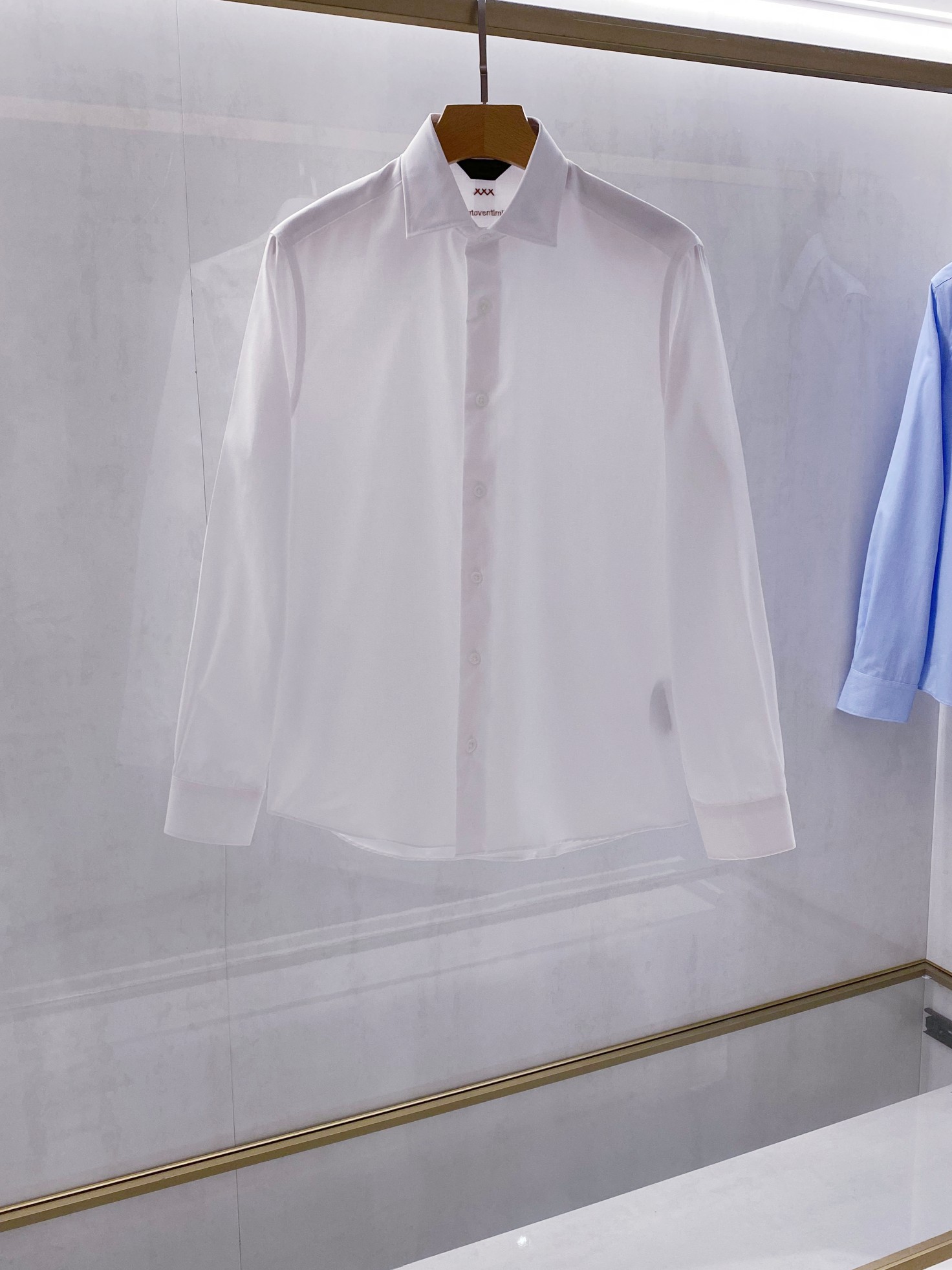 NO:515264,[Collection of Premium Products] EZ Home Men's Triangle Jacquard Business and Casual Long Sleeve Shirt, Original OEM Production from Switzerland, New Style in Early 25 Years, High-end Couture Handmade Couture Series!  The official shirt category sells the TOP level, which is an enduring golden signboard, has accumulated a very high reputation and is a basic item that has been seen all year round in the counter!   Tracing the origins, Italian craftsmen embroidered the 'XXX' logo on the carefully craftsmanship symbolizing the fine craftsmanship that has been passed down for a century, and have demonstrated the brand's leading position in the fashion industry in the process of unremitting breakthroughs and innovations!  The shirt fabric and accessories are all supplied by foreign merchants. The top Swiss ALUMO Arum company fabric is selected by customers. It is made of combed and ultra-fine GIZA45 grade Egyptian cotton, 120 high-strand double-strand imitation. The beautiful jacquard craftsmanship is quite elegant. After the iron-free process, the texture and comfort of the fabric reach the peak, with excellent gloss, excellent skin-friendliness and breathability, and the texture exudes a sense of luxury and gorgeousness!   The classic Italian collar brings together the traditional craft symbols of EZ and gives the new season of fashion aesthetic value. It adheres to the classic Italian men's clothing design, pays attention to fabric selection and craftsmanship details. The Italian simple lines and exquisite tailoring show the wearer's calm temperament. It is the first choice for urban elite men!  Two colors for white, light blue size 39-43,,shirts,alexander wang19860909【典藏臻品】EZ家男士三角型提花商务休闲长袖衬衫,瑞士原产代工出品,25年早秋新款,高端Couture手工成衣系列！官方衬衫品类售卖TOP级别,属于经久不衰的金字招牌,积累了极高的口碑,专柜常年所见的基础单品！  溯源至本,意大利匠人们在精心制作的单品上绣上“XXX”标识,以象征杰*亚传承百年的精细工艺,且在不懈地突破和创新过程中展现了该品牌在时尚界的领先地位！ 该款衬衫面料和辅料皆为外商客供,客供甄选的顶级瑞士ALUMO阿鲁姆公司面料,采用精梳超细的GIZA45等级埃及棉,120高支双股精仿而成,绝美的提花工艺形态,颇具优雅,经过免烫工艺处理,面料质感与舒适度达到登峰造极,光泽度极好,亲肤性与透气性绝佳,肌理透着高级奢华感和华丽感！  经典意式领,聚集了EZ传统工艺符号,并赋予了新一季时装美学价值,坚守意大利男装经典设计,注重面料选择与工艺细节,意式简约线条和精致剪裁展现穿着者的从容气质,都市精英男士首选！两色供选白色,浅蓝色尺码 39-43,,shirts,alexander wang,Men's clothing