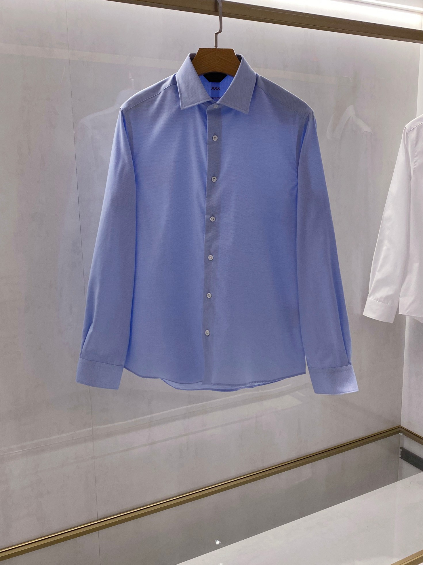 NO:515266,[Collection of Premium Products] EZ Home Men's Triangle Jacquard Business and Casual Long Sleeve Shirt, Original OEM Production from Switzerland, New Style in Early 25 Years, High-end Couture Handmade Couture Series!  The official shirt category sells the TOP level, which is an enduring golden signboard, has accumulated a very high reputation and is a basic item that has been seen all year round in the counter!   Tracing the origins, Italian craftsmen embroidered the 'XXX' logo on the carefully craftsmanship symbolizing the fine craftsmanship that has been passed down for a century, and have demonstrated the brand's leading position in the fashion industry in the process of unremitting breakthroughs and innovations!  The shirt fabric and accessories are all supplied by foreign merchants. The top Swiss ALUMO Arum company fabric is selected by customers. It is made of fine GIZA45 grade Egyptian cotton and is imitated by 120 high-strand double strands. The beautiful jacquard craft is quite elegant. After the iron-free process, the texture and comfort of the fabric reach its peak, with excellent gloss, excellent skin-friendliness and breathability, and the texture exudes a sense of luxury and gorgeousness!   The classic Italian collar brings together the traditional craft symbols of EZ and gives the new season of fashion aesthetic value. It adheres to the classic Italian men's clothing design, pays attention to fabric selection and craftsmanship details. The Italian simple lines and exquisite tailoring show the wearer's calm temperament. It is the first choice for urban elite men!  Two colors for white, light blue size 39-43,,shirts,alexander wang19860909【典藏臻品】EZ家男士三角型提花商务休闲长袖衬衫,瑞士原产代工出品,25年早秋新款,高端Couture手工成衣系列！官方衬衫品类售卖TOP级别,属于经久不衰的金字招牌,积累了极高的口碑,专柜常年所见的基础单品！  溯源至本,意大利匠人们在精心制作的单品上绣上“XXX”标识,以象征杰*亚传承百年的精细工艺,且在不懈地突破和创新过程中展现了该品牌在时尚界的领先地位！ 该款衬衫面料和辅料皆为外商客供,客供甄选的顶级瑞士ALUMO阿鲁姆公司面料,采用精超细的GIZA45等级埃及棉,120高支双股精仿而成,绝美的提花工艺形态,颇具优雅,经过免烫工艺处理,面料质感与舒适度达到登峰造极,光泽度极好,亲肤性与透气性绝佳,肌理透着高级奢华感和华丽感！  经典意式领,聚集了EZ传统工艺符号,并赋予了新一季时装美学价值,坚守意大利男装经典设计,注重面料选择与工艺细节,意式简约线条和精致剪裁展现穿着者的从容气质,都市精英男士首选！两色供选白色,浅蓝色尺码 39-43,,shirts,alexander wang,Men's clothing