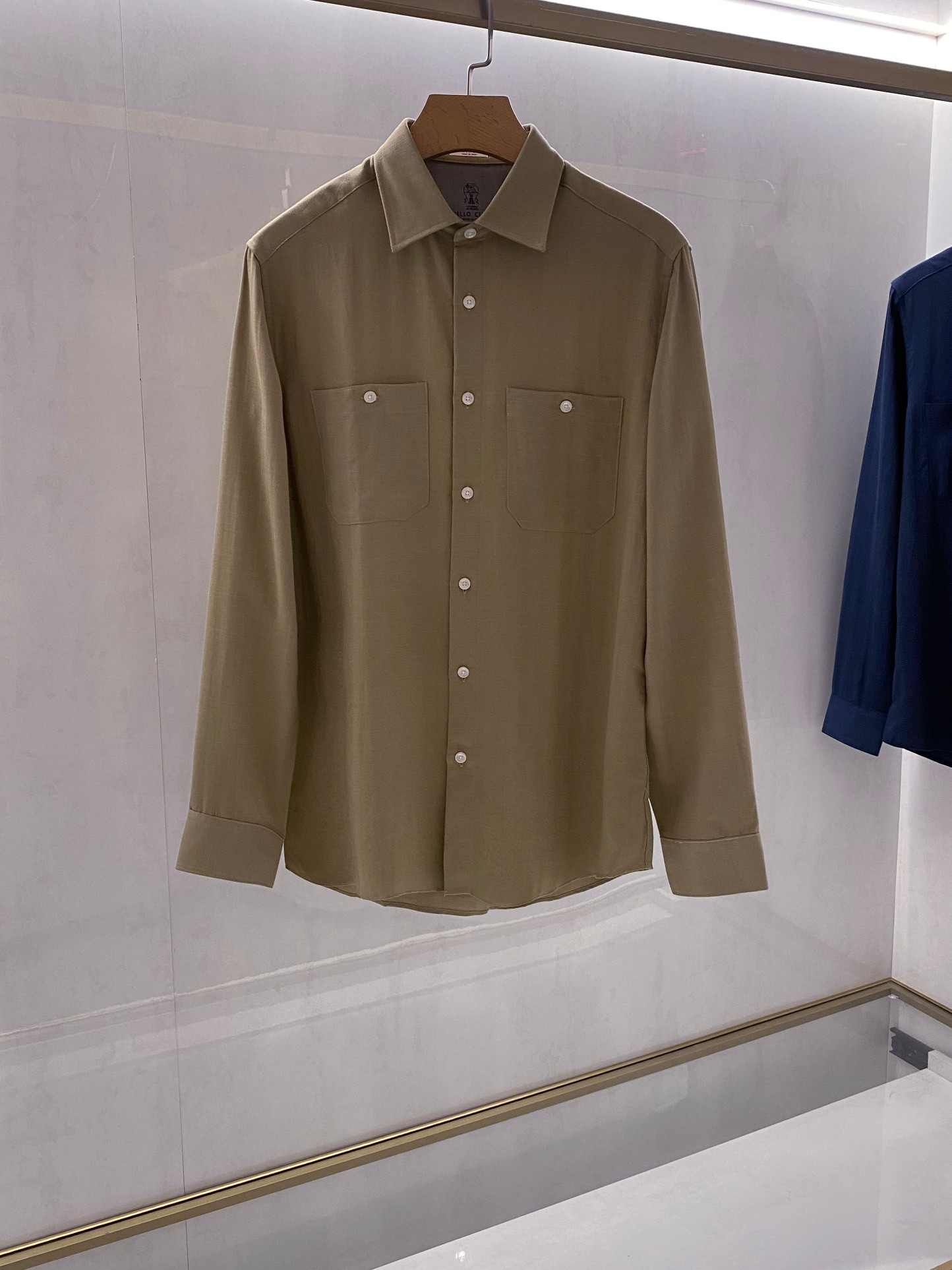 NO:515261,[Collection of Premium Products] BC family men's high-end business casual tinsel herringbone long-sleeved shirt, Hong Kong foreign business channel goods, new products in early autumn in 25 years, top platinum-grade premium products, produced in Romania, high-performance comfortable fabrics!  !  The brand takes 'sustainable fashion' as the concept and pays more attention to the durability and classicality of clothing. The whole body is baseed with linen fabric, with its own natural texture and lazy and relaxed feeling, and is noble and comfortable to wear. It is uniquely placed in the collar with exquisite printing technology, which not only enhances the overall aesthetics of the clothing, but also enhances the brand recognition through fine pattern details. The creative adopts the latest design structure, double pocket design to enhance the structural sense, maintains visual balance, and enhances the capable temperament of the overall shape. While continuing the historical functionality, it also becomes a detail that is both practical and trendy through modern aesthetics. The craft details such as chest pockets have improved the overall precision, which not only retains the essence of traditional handicrafts, but also gives modern style vitality!   The entire shirt is extremely luxurious and is made by woven and dyed by the ready-to-wear process of old Italian workshops. It uses selected 60 linen fabric with gold ratio. With its unique gap structure, it can quickly absorb the moisture of its own weight of 20 and evaporate, which is cool and breathable, and can effectively inhibit the growth of bacteria, keep the clothes fresh and odor-free, excellent skin-friendly and breathable!  The tailoring is first-class, with exclusive and sophisticated cutting technology, complying with rigorous ergonomic design, and classic Italian collar, which gathers the traditional craft symbols of the BC family and gives the new season of fashion aesthetic connotation, taps intrinsic value and reshapes the charm of gentlemen. It is the first choice for urban elite men's wardrobe!  Blue, brown khaki. Size M-XXXL, chanel,shirts, gold,alexander wang19860909【典藏臻品】BC家族男士高端商务休闲天丝麻人字纹长袖衬衫,香港洋行渠道货,25年早秋新品,顶尖白金级臻品,罗马尼亚代工出品,高性能舒适面料！！ 此次品牌以“永续时尚”为理念,更加注重服饰的耐穿性和经典性.通体以亚麻面料打底,自带自然纹理和慵懒松弛感,穿着高贵且舒适.独具匠心将品牌标识性Logo通过精致的印花工艺置于衣领内部,不仅增强了服装的整体美感,又能通过精细的图案细节提升品牌辨识度.  创意采用最新设计结构双口袋设计增强结构感,保持视觉平衡,提升整体造型的干练气质,在延续历史功能性的同时,又通过现代美学成为兼具实用与潮流的细节,胸前口袋等工艺细节处提升了整体的精致度,既保留了传统手工艺的精髓,又赋予现代风格生命力！  整款衬衫用料极为奢华,经意大利本土老牌工坊成衣工序定织定染而成,采用甄选的天丝混搭60亚麻面料,黄金配比,以其独特隙结构,能快速吸收自重20的水分并蒸发,凉爽透气,且能有效抑制细菌滋生,保持衣物清新无异味,亲肤性绝佳,透气性亦极好！ 剪裁一流,拥有独家精良的裁剪技术,符合严谨的人体工程学设计,经典意式领,聚集了BC家族传统工艺符号,并赋予了新一季时装美学内涵,挖掘内在价值,重塑绅士魅力,堪称都市精英男士衣橱的首选！蓝色,棕卡其.尺码M-XXXL,,chanel,shirts,gold,alexander wang,Men's clothing