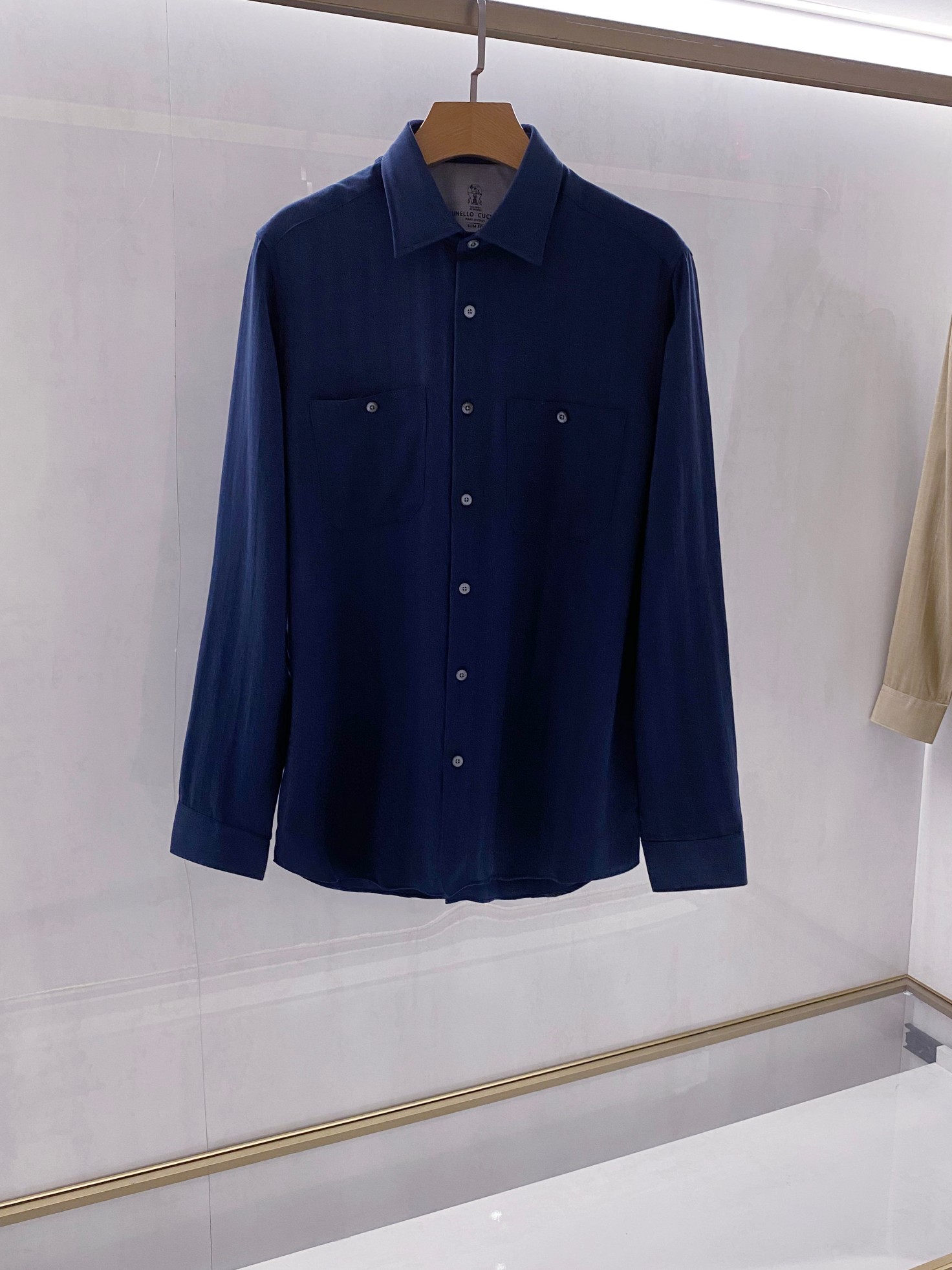 NO:515274,[Collection of Premium Products] BC family men's high-end business casual tinsel herringbone long-sleeved shirt, Hong Kong foreign business channel goods, new products in early autumn in 25 years, top platinum-grade premium products, produced in Romania, high-performance comfortable fabrics!  !  The brand takes 'sustainable fashion' as the concept and pays more attention to the durability and classicality of clothing. The whole body is baseed with linen fabric, with its own natural texture and lazy and relaxed feeling, and is noble and comfortable to wear. It is uniquely placed in the collar with exquisite printing technology, which not only enhances the overall aesthetics of the clothing, but also enhances the brand recognition through fine pattern details. The creative adopts the latest design structure, double pocket design to enhance the structural sense, maintains visual balance, and enhances the capable temperament of the overall shape. While continuing the historical functionality, it also becomes a detail that is both practical and trendy through modern aesthetics. The craft details such as chest pockets have improved the overall precision, which not only retains the essence of traditional handicrafts, but also gives modern style vitality!   The entire shirt is extremely luxurious and is made by woven and dyed by the ready-to-wear process of old Italian workshops. It uses selected 60 linen fabric with gold ratio. With its unique gap structure, it can quickly absorb the moisture of its own weight of 20 and evaporate, which is cool and breathable, and can effectively inhibit the growth of bacteria, keep the clothes fresh and odor-free, excellent skin-friendly and breathable!  The tailoring is first-class, with exclusive and sophisticated cutting technology, complying with rigorous ergonomic design, and classic Italian collar, which gathers the traditional craft symbols of the BC family and gives the new season of fashion aesthetic connotation, taps intrinsic value and reshapes the charm of gentlemen. It is the first choice for urban elite men's wardrobe!  Blue, brown khaki. Size M-XXXL, chanel,shirts, gold,alexander wang19860909【典藏臻品】BC家族男士高端商务休闲天丝麻人字纹长袖衬衫,香港洋行渠道货,25年早秋新品,顶尖白金级臻品,罗马尼亚代工出品,高性能舒适面料！！ 此次品牌以“永续时尚”为理念,更加注重服饰的耐穿性和经典性.通体以亚麻面料打底,自带自然纹理和慵懒松弛感,穿着高贵且舒适.独具匠心将品牌标识性Logo通过精致的印花工艺置于衣领内部,不仅增强了服装的整体美感,又能通过精细的图案细节提升品牌辨识度.  创意采用最新设计结构双口袋设计增强结构感,保持视觉平衡,提升整体造型的干练气质,在延续历史功能性的同时,又通过现代美学成为兼具实用与潮流的细节,胸前口袋等工艺细节处提升了整体的精致度,既保留了传统手工艺的精髓,又赋予现代风格生命力！  整款衬衫用料极为奢华,经意大利本土老牌工坊成衣工序定织定染而成,采用甄选的天丝混搭60亚麻面料,黄金配比,以其独特隙结构,能快速吸收自重20的水分并蒸发,凉爽透气,且能有效抑制细菌滋生,保持衣物清新无异味,亲肤性绝佳,透气性亦极好！ 剪裁一流,拥有独家精良的裁剪技术,符合严谨的人体工程学设计,经典意式领,聚集了BC家族传统工艺符号,并赋予了新一季时装美学内涵,挖掘内在价值,重塑绅士魅力,堪称都市精英男士衣橱的首选！蓝色,棕卡其.尺码M-XXXL,,chanel,shirts,gold,alexander wang,Men's clothing