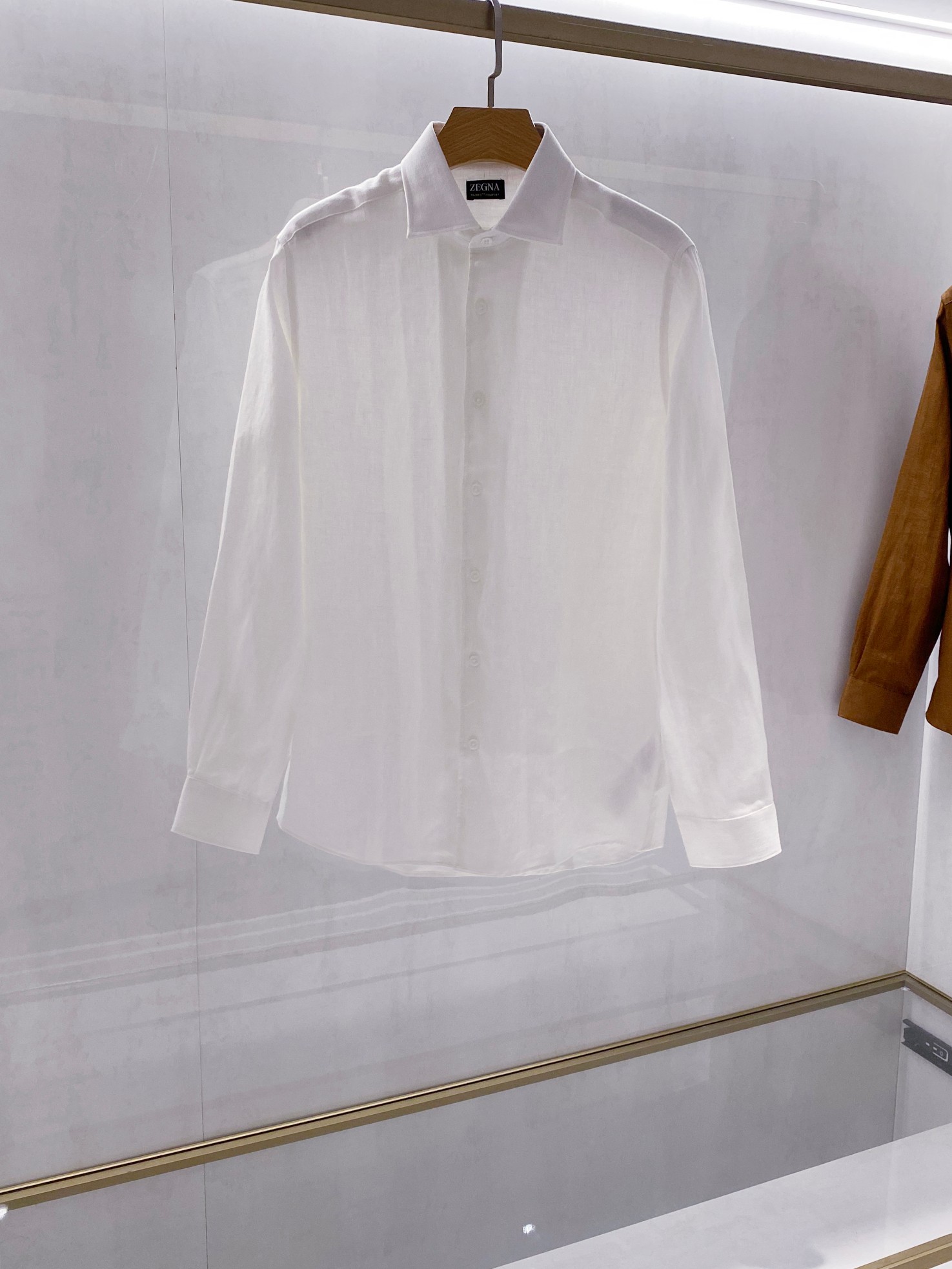 NO:515276,[Collection of Premium Products] Z family men's high-end business and casual 100% pure linen long-sleeved shirt, Hong Kong foreign business channel goods, new products in early autumn in 25 years, three colors to choose from, top platinum-grade premium products, produced in Romania, high-performance comfortable fabrics!  The classic craft series of high-end first-line ready-to-wear 'Naples' craftsmanship series, the whole design is presented in a minimalist way, without too many elemental patterns to modify and embrace. This is exactly the ultimate luxury and high-end sense pursued by the top luxury brands, that is, conquer and please through fabrics, tailoring and craftsmanship details!  A high-end and high-end shirt is always a rare product for men and a very investment-oriented item. This shirt is perfect in terms of design, fabric, craftsmanship, details, and appearance. The buttonholes, buttoning, ironing and other processes are independently completed by a female worker and are made strictly in accordance with Swiss craft standards. It is actually a craftsmanship!  The entire shirt is extremely luxurious, made by the garment process of the old Italian workshops. It uses natural and selected 100% pure linen fabric, breathable and moisture-absorbing, keeping the body dry anytime and anywhere. The linen fabric is soft and skin-friendly, and it is not irritating when worn close to the body. Its drape makes the lines of the clothes smooth, the style is crisp and stylish, and the production process is free of chemical pollution, which is in line with the concept of environmental protection, and brings an excellent dressing experience overall!  The tailoring is first-class, with exclusive and sophisticated cutting technology, complies with rigorous ergonomic design, and classic Italian collar. It gathers the traditional craft symbols of the EZ family and gives the new season of fashion aesthetic value. It is both solemn and harmonious style, versatile and versatile color matching, full of high-end feel, and extensive compatibility. It is the first choice for urban elite men!  White, dark blue, dark brown. Size 39-43!  ,shirts,alexander wang19860909【典藏臻品】Z家族男士高端商务休闲百分百纯亚麻长袖衬衫,香港洋行渠道货,25年早秋新品,三个颜色供选择,顶尖白金级臻品,罗马尼亚代工出品,高性能舒适面料！ 高级一线成衣“那不勒斯“工艺经典系列,通体的设计以极简方式呈现,没有过多的元素图案来修饰及傍身,而这恰恰是顶奢品牌所追求的极致奢华与高级感,即通过面料和剪裁以及工艺细节来征服取悦！ 一款上等且高级的衬衫,对于男人来说永远是稀缺品,亦是非常具有投资意义的单品.该款衬衫无论从设计、面料、工艺、细节、品相方面都堪称完美,扣眼、上扣、熨烫等工序都由一个女工独立完成,严格按照瑞士工艺标准制作,实为匠心之作！整款衬衫用料极为奢华,经意大利本土老牌工坊成衣工序定织定染而成,采用天然臻选的百分百纯亚麻面料,透气吸湿,随时随地保持身体干爽,且亚麻面料柔软亲肤,贴身穿着无刺激感,其垂坠感使衣物线条流畅,版型挺括有型,生产过程无化学污染,符合环保理念,整体带来优良的穿搭体验！ 剪裁一流,拥有独家精良的裁剪技术,符合严谨的人体工程学设计,经典意式领,聚集了EZ家族传统工艺符号,并赋予了新一季时装美学价值,亦庄亦谐的风格,万能百搭配色,高级感十足,兼容性广泛,都市精英男士首选！白色,深蓝色,深咖色.尺码39-43！,,shirts,alexander wang,Men's clothing