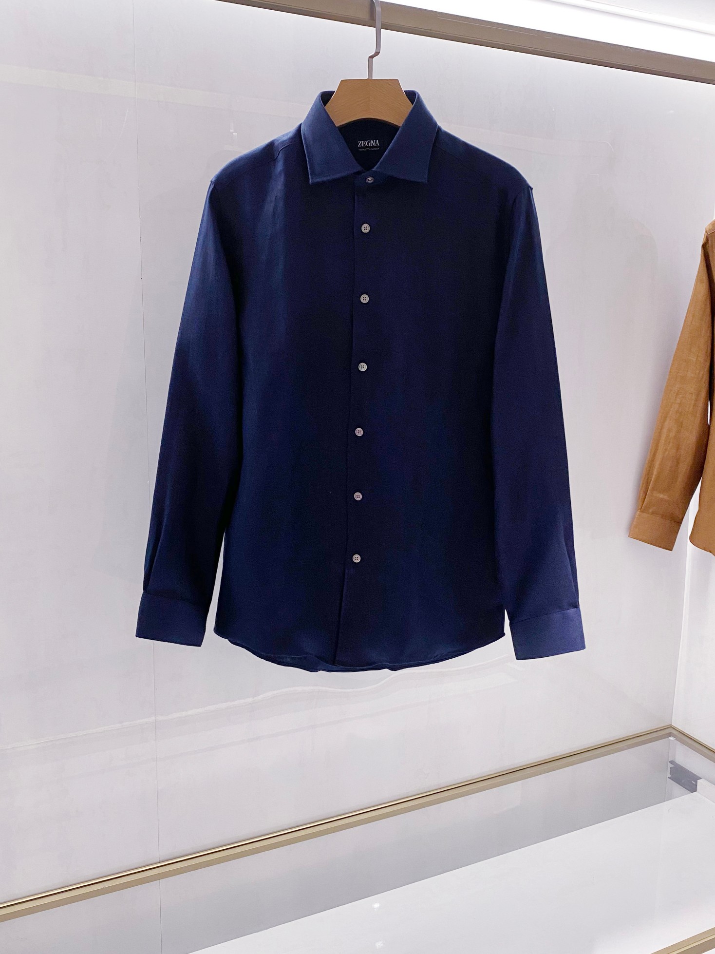 NO:515263,[Collection of Premium Products] Z family men's high-end business and casual 100% pure linen long-sleeved shirt, Hong Kong foreign business channel goods, new products in early autumn in 25 years, three colors to choose from, top platinum-grade premium products, produced in Romania, high-performance comfortable fabrics!  The classic craft series of high-end first-line ready-to-wear 'Naples' craftsmanship series, the whole design is presented in a minimalist way, without too many elemental patterns to modify and embrace. This is exactly the ultimate luxury and high-end sense pursued by the top luxury brands, that is, conquer and please through fabrics, tailoring and craftsmanship details!  A high-end and high-end shirt is always a rare product for men and a very investment-oriented item. This shirt is perfect in terms of design, fabric, craftsmanship, details, and appearance. The buttonholes, buttoning, ironing and other processes are independently completed by a female worker and are made strictly in accordance with Swiss craft standards. It is actually a craftsmanship!  The entire shirt is extremely luxurious, made by the garment process of the old Italian workshops. It uses natural and selected 100% pure linen fabric, breathable and moisture-absorbing, keeping the body dry anytime and anywhere. The linen fabric is soft and skin-friendly, and it is not irritating when worn close to the body. Its drape makes the lines of the clothes smooth, the style is crisp and stylish, and the production process is free of chemical pollution, which is in line with the concept of environmental protection, and brings an excellent dressing experience overall!  The tailoring is first-class, with exclusive and sophisticated cutting technology, complies with rigorous ergonomic design, and classic Italian collar. It gathers the traditional craft symbols of the EZ family and gives the new season of fashion aesthetic value. It is both solemn and harmonious style, versatile and versatile color matching, full of high-end feel, and extensive compatibility. It is the first choice for urban elite men!  White, dark blue, dark brown. Size 39-43!  ,shirts,alexander wang19860909【典藏臻品】Z家族男士高端商务休闲百分百纯亚麻长袖衬衫,香港洋行渠道货,25年早秋新品,三个颜色供选择,顶尖白金级臻品,罗马尼亚代工出品,高性能舒适面料！ 高级一线成衣“那不勒斯“工艺经典系列,通体的设计以极简方式呈现,没有过多的元素图案来修饰及傍身,而这恰恰是顶奢品牌所追求的极致奢华与高级感,即通过面料和剪裁以及工艺细节来征服取悦！ 一款上等且高级的衬衫,对于男人来说永远是稀缺品,亦是非常具有投资意义的单品.该款衬衫无论从设计、面料、工艺、细节、品相方面都堪称完美,扣眼、上扣、熨烫等工序都由一个女工独立完成,严格按照瑞士工艺标准制作,实为匠心之作！整款衬衫用料极为奢华,经意大利本土老牌工坊成衣工序定织定染而成,采用天然臻选的百分百纯亚麻面料,透气吸湿,随时随地保身体干爽,且亚麻面料柔软亲肤,贴身穿着无刺激感,其垂坠感使衣物线条流畅,版型挺括有型,生产过程无化学污染,符合环保理念,整体带来优良的穿搭体验！ 剪裁一流,拥有独家精良的裁剪技术,符合严谨的人体工程学设计,经典意式领,聚集了EZ家族传统工艺符号,并赋予了新一季时装美学价值,亦庄亦谐的风格,万能百搭配色,高级感十足,兼容性广泛,都市精英男士首选！白色,深蓝色,深咖色.尺码39-43！,,shirts,alexander wang,Men's clothing