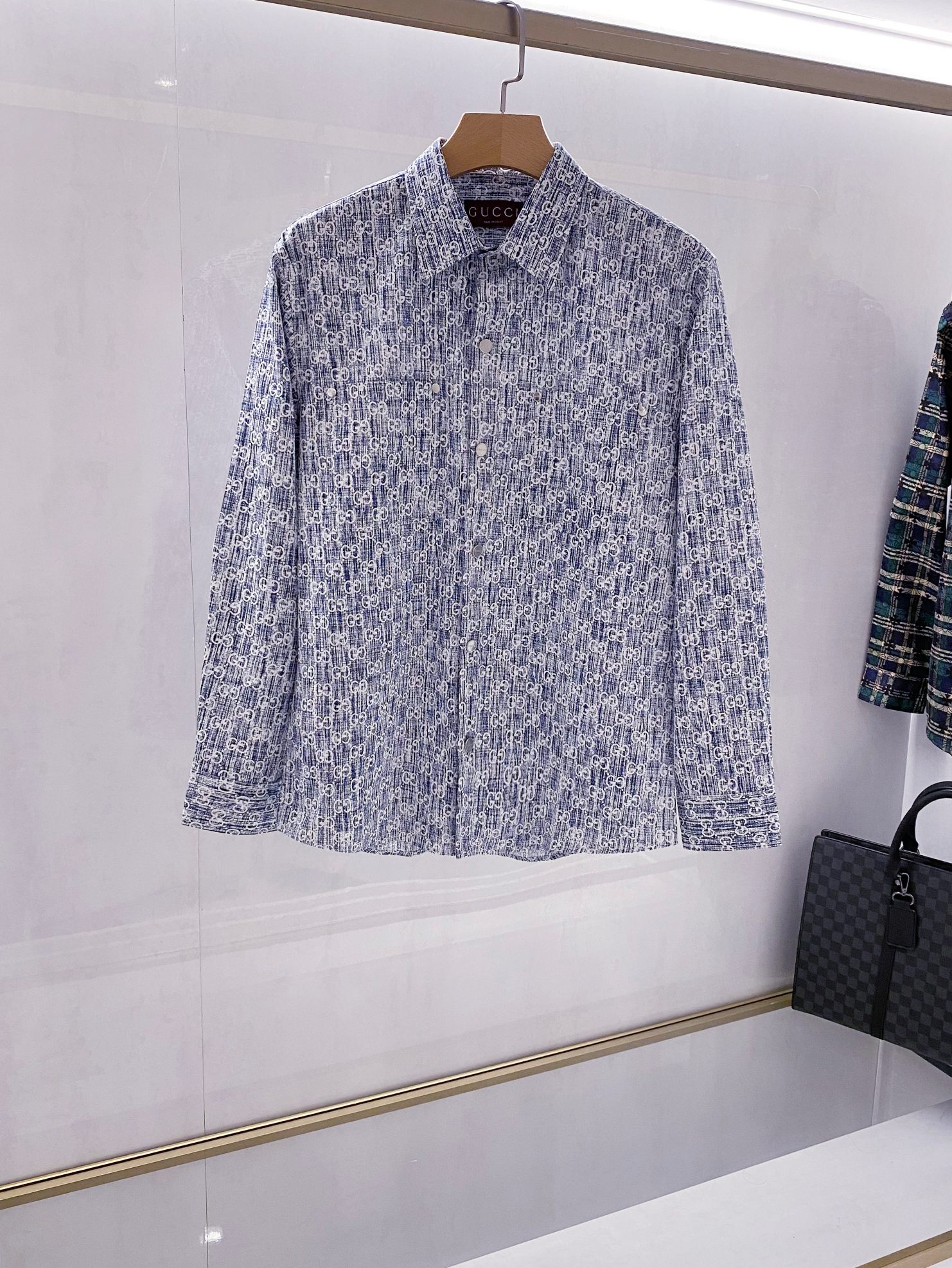 NO:550354,[Collection of Premium Products] G family's new men's casual digital printed long-sleeved jacket shirt, Hong Kong foreign business channel goods, exclusive new products for 2025 autumn and winter, classic star-grade products, advertising album image blockbuster matching style, a shirt with both appearance and quality!  The whole styling design conforms to the tone of the ancient family, continues the fashion and retro route, and adopts super double G pattern interpretation, which makes the classic GG pattern interpreted by Mr. Guccio Gucci abbreviation bring new charm. It is integrated into the fabric with printing technology, which is natural and shows a very distinctive and fashionable proposition!  It also enhances the overall tone and light luxury!  The back of the frame is equipped with a specific leather logo, which further demonstrates the brand's status!  The Italian fabrics supplied by customers have a very comfortable touch and are both breathable and breathable. The auxiliary materials are all supplied by customers, which are very exquisite. Each metal buckle is engraved with a brand-specific logo, which is full of high-end feeling!  First-class tailoring, lines perfectly set off the masculine and unrestrained side of men. A straight men's equipment that pursues the spirit of liberalism, has a simple style of dressing, full of handsomeness, and is a type of item with extremely high shape. The details are exquisite and exquisite, showing the rigorous craftsmanship everywhere. A unique type on the market can be suitable for wearing single or external wear. The perfect switching between shirts and jackets is a must-have item in the wardrobe!  Size M-3XL, gucci, gucci, gucci, jackets & coats,shirts,alexander wang19860909【典藏臻品】G家族新款男士休闲数码印花长袖外套款衬衫,香港洋行渠道货,2025年秋冬独家新品,经典明星级单品,广告画册形象大片搭配款,颜值系与品质兼备的一款衬衫！ 通体的造型设计符合古家的基调,延续时尚复古的路线,采用超级双G图案演绎,令由Guccio Gucci先生姓名缩写演绎而来的经典GG图案焕发出新的魅力,以印花工艺融入于面料,浑然天成,展现出极具鲜明态度的时髦主张！且提升了整体的腔调及轻奢感！后幅搭载特定皮标,更展现了品牌的身份地位！ 客供的意大利面料,触感极为舒适,且拥有无敌的透气性兼备,辅料皆为客供,非常考究,每一个金属扣都刻有品牌特定LOGO,高级感十足！一流的剪裁,线条完美衬托出男性阳刚不羁洒脱的一面,追崇于自由主义精神的直男装备利器,随意穿搭风格瞬间自成,帅气感十足,属于造型极高的类型单品. 细节匠心考究,处处尽显工艺的严谨,市面独一无二的类型,单穿或者外搭皆可适宜,衬衫与外套之间完美切换,衣橱必入的单品！尺码M-3XL,,gucci,gucci,gucci,jackets & coats,shirts,alexander wang,Men's clothing