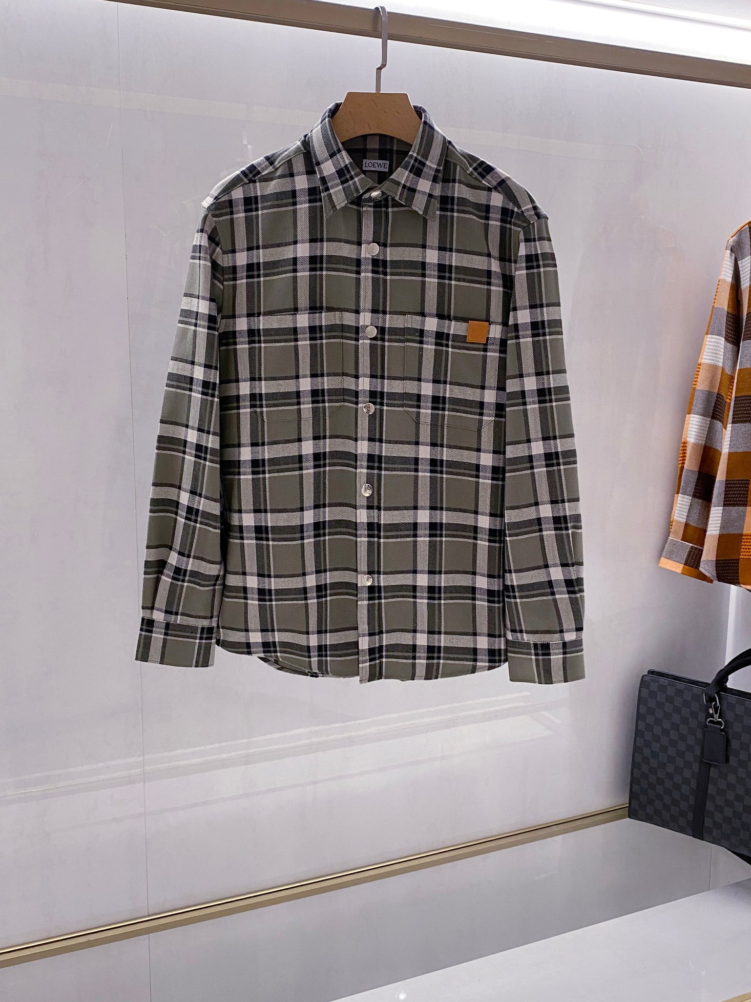 NO:550351,[Collection of Premium Products] L Luo*wei Family 25th Autumn and Winter Original Single Men's Green Plaid Long Sleeve Jacket Shirt, Key Recommended Styles, Trading Company Channel Goods, Shanghai Henglong Order, High-end High-end Tasting Things, Treasure-level High-end Single Products!  Luo * Wei, a brand unique in the fashion industry, has created a product design that carries a sense of history and is futuristic with its profound insight into traditional handicrafts and modern design concepts. Luo * Wei's design style is everywhere, with the fine weaving craftsmanship and the bold use of colors, cleverly integrates the natural vitality of green elements into the whole, injecting new vitality and inspiration. This design philosophy reflects the brand's ultimate pursuit of material, craftsmanship and contemporary aesthetics. The plaid shirt uses a highly recognizable brand contrasting LOGO logo leather brand on the chest and back, which is a soul-style embellishment, supplemented by silver metal buckles, highlighting the brand's clean and concise characteristics. The upper body easily highlights the temperament and fashion sense, making people feel the unique charm of the brand in taste!  The Italian century-old workshop is made of standard ready-to-wear processes, the fabric texture is unique, the exquisite handcrafts are extremely luxurious and special fabrics, the unique rare fabrics on the market, the fabric attributes are all excellent, the visual is very fashionable and eye-catching, and it has a sense of artistic feeling. The fabric feels extremely comfortable and delicate, and has invincible breathability, and the experience is wonderful!  The details show ingenuity everywhere, first-class tailoring, and impeccable styling. It is suitable for casual and casual matching, and can also show its unique charm in formal or exquisite occasions. Its varied outfit shape creates a unique styling highlight for every owner!  Size: M-XXXL,,jackets & coats,shirts,alexander wang19860909【典藏臻品】L罗*威家族25年秋冬原单男士绿色格子长袖外套款衬衫,重点推荐款式,贸易公司渠道货,上海恒隆订单,高奢顶尖品鉴心水之物,宝藏级高级单品！ 罗*威,这一在时尚界独树一帜的品牌,以其对传统手工艺与现代设计理念的深刻洞察,创造出了既承载历史感又极富未来感的产品设计.罗*威在此次的设计风格中,随处可见对自然的尊重与敬畏,搭配精细的编织工艺,以及对色彩的大胆运用,将自然蓬勃生机的绿色元素巧妙融入整体,注入了新的活力与灵感表达,这种设计哲学,体现了该品牌对材质、工艺以及当代美学的极致追求. 通体格子衬衫运用了辨识度极高的品牌撞色LOGO标志皮牌衔于胸前与后背,属于灵魂式的点缀,辅以银色金属扣,凸显了品牌干净简练的特质,上身极易凸显气质和时髦感,让人在品味中感受到品牌的独特魅力！ 意大利百年工坊定织而成,标准成衣工序,面料肌理形态别致,绝妙的手工工艺,极为奢华特殊的面料,市面绝无仅有的稀罕面料,面料属性皆为上乘,视觉非常时髦且吸睛,颇具艺术感,面料触感极为舒适细腻,且拥有无敌的透气性,体验感妙不可言！ 细节处处尽显匠心,剪裁一流,造型效果无可挑剔,既适合休闲的随意搭配,也能在正式或精致场合中展现出其独特的魅力,其多变穿搭形态,为每一位拥有者打造出独一无二的造型亮点！尺码:M-XXXL,,jackets & coats,shirts,alexander wang,Men's clothing