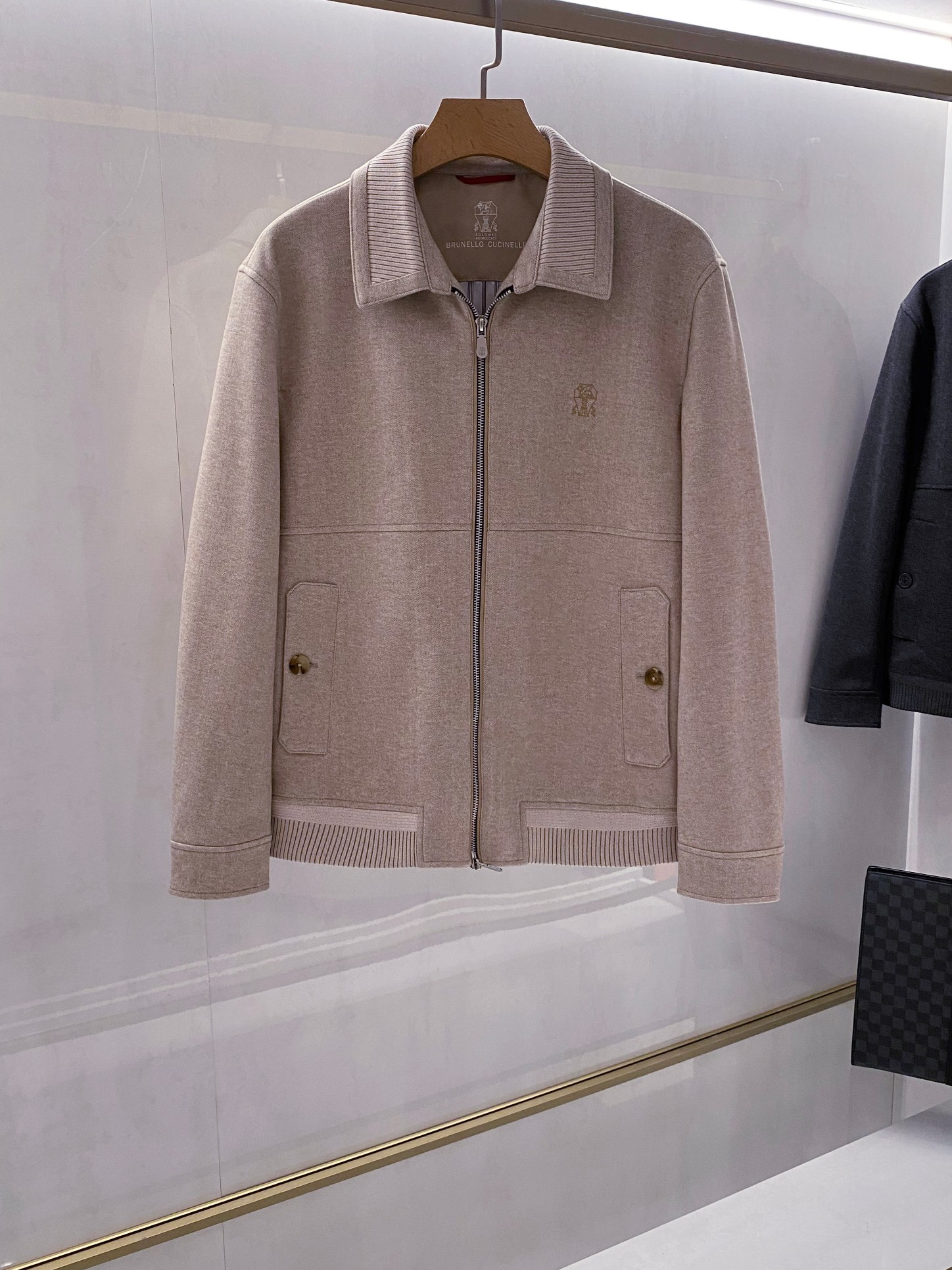 NO:596822,[Collection] BC Family 25 autumn and winter men's brushed jacket, Italian elegance, details create eternal taste, classic and timeless style, exclusive sale!  -Two-color classic, simplicity meets luxury. Selected in light beige and dark gray, using high-quality brushed fabrics, the delicate herringbone weave texture gives the clothes a unique texture and warm touch. The lapel design is equipped with a silver metal zipper, and the left chest is embellished with the brand logo. The button pockets on both sides are practical without losing a simple style. The hem and cuffs are closed with knitted ribs to enhance warmth and silhouette. -Excellent details, interpreting Italian ingenuity  A light-colored leather label is embedded on the inside of the collar to mark the brand's identity and craftsmanship heritage; the printed pattern on the inside is delicate and three-dimensional, low-key highlighting the brand's genes. The metal zipper teeth are engraved with the brand logo, and the slider is smooth and durable, witnessing exquisite craftsmanship in every detail. - Fabrics and structures are both functional and aesthetic.  The brushed fabric is soft and skin-friendly, with a balance of breathability and warmth, suitable for spring and autumn; the tailoring is neat and slim, suitable for business casual and daily scenes. The dark gray is calm and versatile, and the light beige is warm and elegant, and can be easily matched with formal wear or casual trousers. - Brand spirit and dressing philosophy continue Brunello  Cucinelli's concept of 'human contemporary luxury' integrates practicality and aesthetics, making daily outerwear an expression of taste. From button details to knitted ribs, it reflects the handicraft heritage of Montegrapano, Italy. This piece of clothing is more than just warmth, it is an elegant armor that blends into daily life. Two colors are available, double the style - you can travel calmly in the city and live freely in nature. Size selection 48-56,, brunello cucinelli, chanel, jackets & coats, jackets &  coats,alexander wang19860909【典藏臻品】BC家族25秋冬季男士磨毛夹克外套,意式优雅,细节成就永恒品味,经典不过时的款式,独家销售！ -双色经典,简约中见奢华 精选浅米色与深灰色两款,采用高品质磨毛面料,细腻人字纹编织纹理赋予衣物独特质感与温暖触感.翻领设计搭配银色金属拉链,左胸点缀品牌标志,两侧纽扣口袋实用且不失简约风格,下摆与袖口以针织罗纹收口,增强保暖性与轮廓感. -细节至臻,诠释意式匠心 衣领内侧嵌入浅色皮革标签,标注品牌身份与工艺传承；内里印花图案细腻立体,低调彰显品牌基因.金属拉链齿部刻印品牌标识,拉头顺滑耐用,于细微处见证精湛工艺. -面料与结构兼具功能与美学 磨毛面料柔软亲肤,透气性与保暖性平衡,适合春秋季节穿着；剪裁利落修身,适配商务休闲与日常场景.深灰沉稳百搭,浅米温润雅致,均可从容搭配正装或休闲裤装. - 品牌精神与穿着哲学 延续Brunello Cucinelli“人类当代奢华”理念,将实用性与美学融合,让日常外套成为品味表达.从纽扣细节到针织罗纹,均体现意大利蒙特格拉帕诺的手工传承. 此款衣服不止于保暖,更是一件融入日常的优雅铠甲 两色可选,双倍风格——于城市中从容穿梭,于自然中自在栖息.尺码选择48-56,,brunello cucinelli,chanel,jackets & coats,jackets & coats,alexander wang,Men's clothing