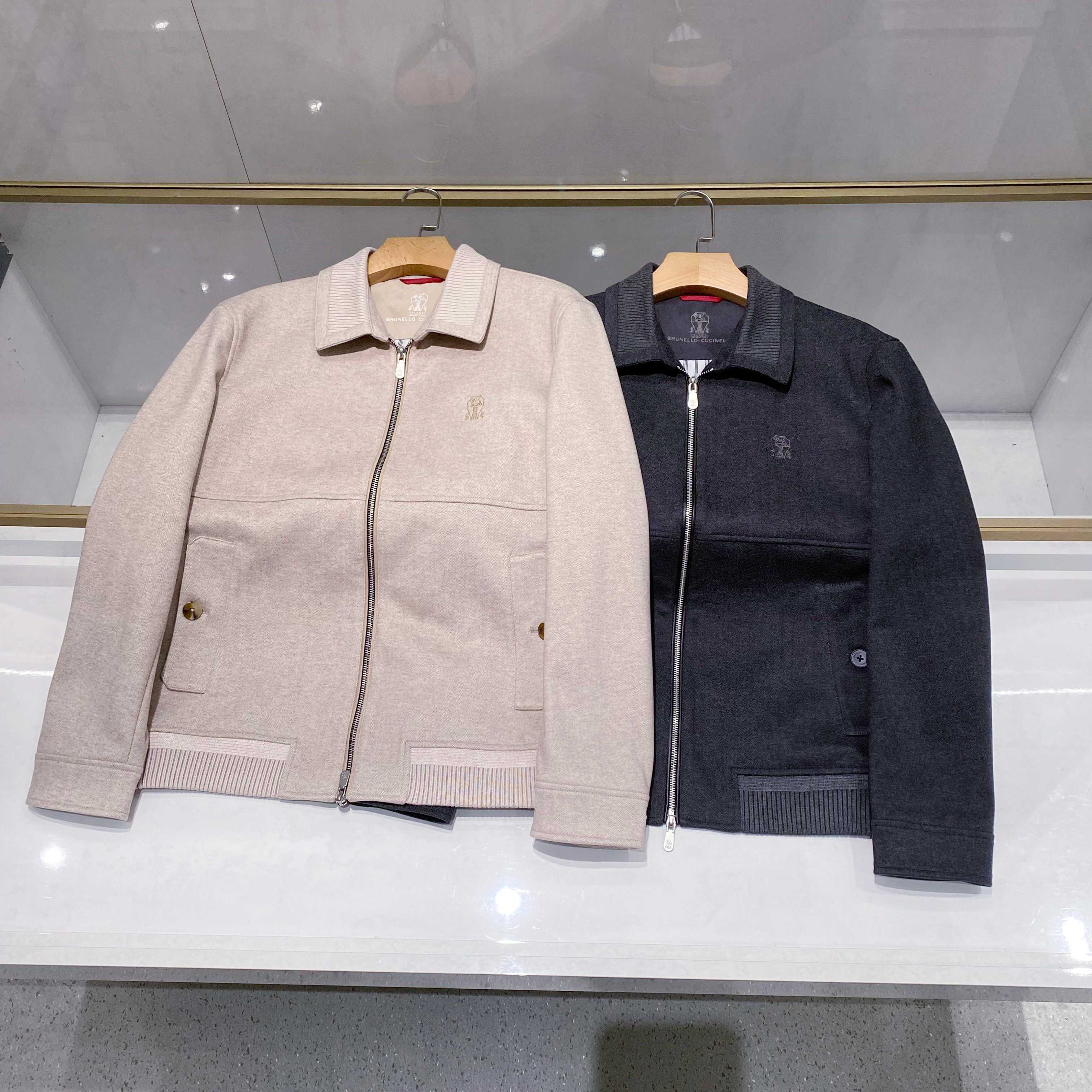 NO:596819,BC Brushed Jacket | Two-color elegance, interpreting Italian daily luxury] - Two-color interpretation of simple aesthetics, two-color dual-state, consistent elegance in the city light and shadow, achieving a calm style expression. Light rice is warm and moist, dark gray is calm - using high-quality brushed fabrics, herringbone texture is delicate and soft. Lapel design with diagonal pockets, silver zippers and buttons of the same color embellish details, the classic hexagonal logo on the left chest highlights the low-key brand identity. - Balance of practicality and elegance  Ribbed knitted cuffs and hem enhance the fit, and the slim tailoring is suitable for business and casual scenes. The fabric is breathable and warm, suitable for daily wear in spring and autumn. -Details witness the ingenuity. From precise stitching to leather inner markings, every detail continues Brunello's 'human contemporary luxury' concept, elevating daily jackets into textured wear symbols.,,jackets & coats,jackets & coats,alexander wang19860909BC 磨毛夹克｜双色雅韵,诠释意式日常奢华】 - 双色演绎简约美学,两色双态,一以贯之的优雅于城市光影间,成就从容自若的风格表达. 浅米温润,深灰沉稳——采用高品质磨毛面料,人字纹肌理细腻柔软.翻领设计搭配斜插口袋,银色拉链与同色纽扣点缀细节,左胸经典六边形徽标低调彰显品牌身份. -实用与优雅平衡 罗纹针织袖口与下摆增强贴合度,修身剪裁适配商务休闲场景.面料兼具透气性与保暖度,适合春秋季日常穿着. -细节见证匠心 从精准缝线到皮革内标,每一处细节延续布鲁奈罗'人类当代奢华'理念,将日常外套提升为质感穿搭符号.,,jackets & coats,jackets & coats,alexander wang,Men's clothing