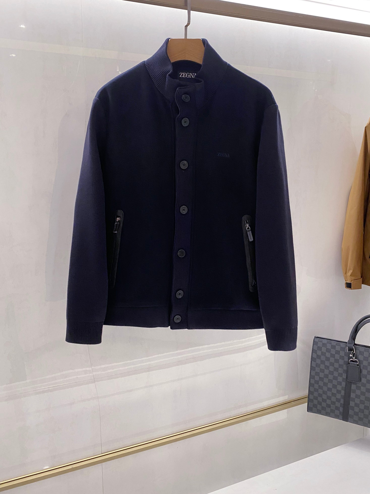 NO:596828,[Excellent product] EZ men's latest brushed knitted sleeve jacket for men's casual business, exclusively sold through Hong Kong channels!  Based on dark navy blue, this Ermenegildo Zegna jacket cleverly combines the calm temperament of a modern gentleman with the sports and leisure style. The stand-up collar design is equipped with five engraved round buttons to outline clean lines, and the splicing process of brushed fabric and knitted ribs has become the soul of this jacket. -Details interpret luxury. The collar and cuffs are made of high-density rib knitting technology, which is stiff and not easy to deform, creating a texture collision with the brushed fabric. The buttons are carefully engraved with 'Ermenegildo'  Zegna' full name, highlighting the brand genes in every detail. The slanted pockets are edged in black soft leather, with smooth metal zippers, and the interior black lining enhances practicality; the three-dimensional embroidered 'ZEGNA' logo on the left chest is outlined with silver-gray silk thread, which is low-key but cannot be ignored. The body is made of top-grade brushed fabric, with fine and dense velvet, soft touch and excellent warmth retention. The leather label and body stitching are processed with micro-level precision to interpret Italian handmade aesthetics.  Scenario-based wearing experience Whether it is a business casual occasion or a weekend trip, this jacket can show a sense of hierarchy through material contrast and tailoring proportions. The ribbed hem naturally tightens the body shape, and the three-dimensional shoulder design ensures that the crisp silhouette is maintained during activities. Size options: 48-56,,zegna,jackets & coats,jackets & coats,alexander wang19860909【匠心臻品】EZ家男士休闲商务最新磨毛拼针织袖夹克,香港渠道.独家销售！ 以深藏蓝为基调,这款杰尼亚外套将现代绅士的沉稳气质与运动休闲风格巧妙融合.立领设计搭配五颗雕花圆扣,勾勒出利落线条,而磨毛面料与针织罗纹的拼接工艺则成为本款夹克的灵魂所在. -细节诠释奢华 领口与袖口采用高密度罗纹针织工艺,挺括不易变形,与磨毛面料形成质感碰撞.纽扣精心雕刻「Ermenegildo Zegna」全称,于细节处彰显品牌基因. 斜插式口袋以黑色软皮包边,搭配顺滑金属拉链,内部黑色衬里强化实用性；左胸处的立体刺绣「ZEGNA」标识以银灰色丝线勾勒,低调却不容忽视. 衣身选用顶级磨毛面料,绒毛细腻密实,触感柔软且具备卓越保暖性,皮革标牌与衣身缝线均采用微距级精工处理,诠释意大利手工美学. 场景化穿着体验 无论是商务休闲场合还是周末出行,这件夹克都能通过材质对比与剪裁比例展现层次感.罗纹下摆自然收束身形,立体剪肩设计确保活动时依然保持挺括轮廓.尺码选择:48-56,,zegna,jackets & coats,jackets & coats,alexander wang,Men's clothing