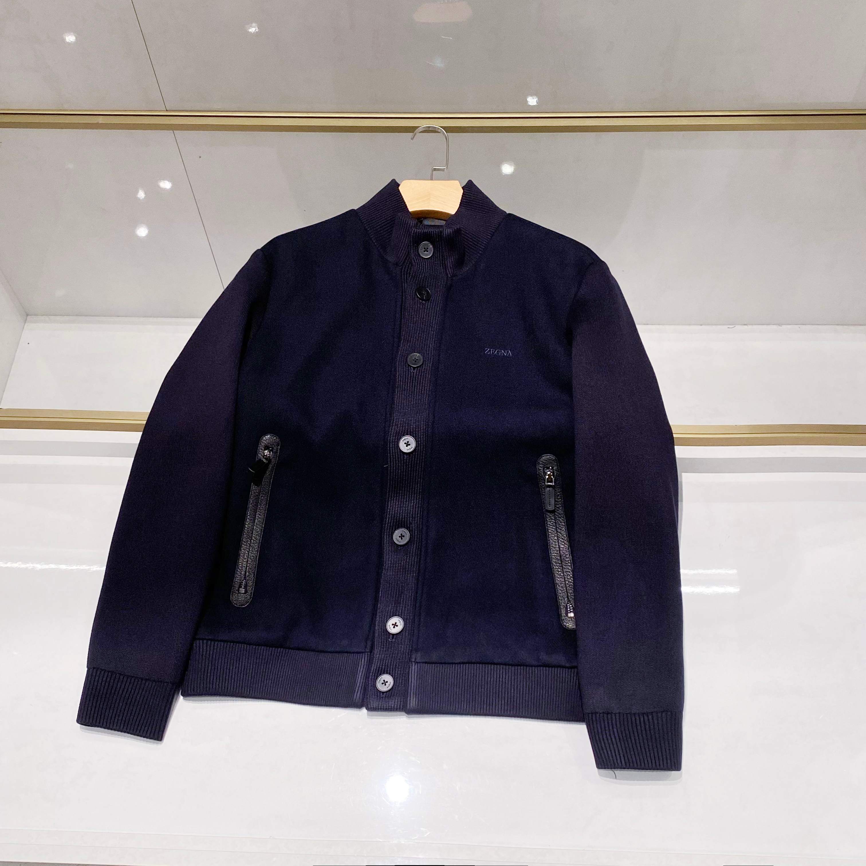 NO:596825,From button engraving to leather labels, EZ family injects strict selection of materials and persistence in craftsmanship into every detail. This jacket is not only a cold-proof item, but also a carrier for interpreting the Italian elite dressing philosophy - innovation in classics, sublimation of elegance in practicality.,,jackets & coats,alexander wang19860909从纽扣刻字到皮革标牌,EZ家都是将对材质的严选与工艺的执着注入每个细节.这件夹克不仅是御寒单品,更是诠释意式精英着装哲学的载体——在经典中创新,于实用中升华优雅.,,jackets & coats,alexander wang,Men's clothing