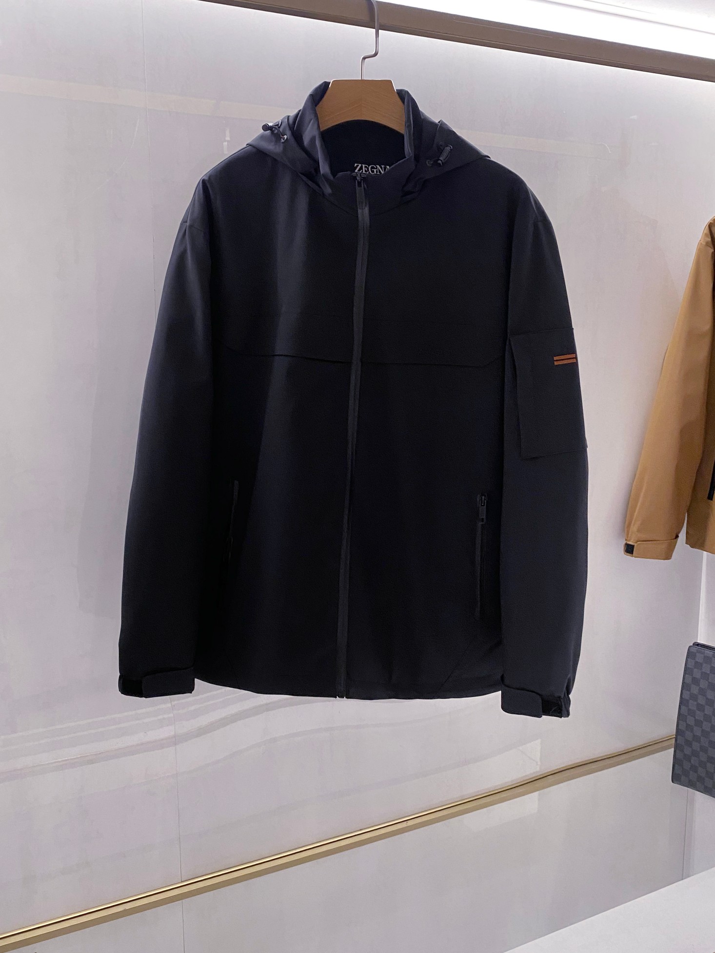 NO:646706,[Collection] The latest men's multi-functional hooded quilted jacket from the EZ family, (detachable hood) Hong Kong company channel, a cold protection artifact, one of the must-have items for major Internet celebrity bloggers!  Exclusive sale!  Reshaping outdoor functional aesthetics with the craftsmanship of high-end ready-to-wear, this EZ quilted jacket perfectly balances the need for warmth and gentlemanly demeanor through material collision and detail carving. The multiple color options meet the dressing narrative of different scenes, and each design hides the pragmatism philosophy of Italian luxury goods. -Details structure high-level sense. The 'ZEGNA' embroidery logo on the left chest of the logo system is outlined with dense stitching, forming a material dialogue with the tan patch label; the zipper head is laser-engraved with the brand logo, even the smallest accessories maintain visual unity.  The functional Velcro buckle design on the cuffs enables precise adjustment with one hand. The black matte textured webbing contrasts with the color of the sleeves and ensures cold wind isolation. The hood has a detachable structure and an adjustable drawstring hood that continues the overall neat lines. The internal quilting process enhances head protection and achieves an organic unity of shape and function. The detachable hood design is suitable for different people to choose from!  The zipper teeth have been treated to prevent jamming, and the smooth experience is a metaphor for the strict requirements for quality. When most brands spend their costs on exterior decoration, Zegna chooses to invest in ingenuity in invisible areas such as internal lining and seam taping, truly practicing the luxury principle of 'the inside and outside are the same'. Scenario-based dressing proposal. The dark gray model is paired with wool trousers for business commuting scenes, and the Velcro cuffs are accurately gathered outside the suit jacket, creating a layered layering.  The khaki hooded design is paired with sports items for outdoor leisure scenes. The drawstring adjustment system can respond to weather changes at any time, interpreting the spirit of urban exploration. The lightweight quilted material provides just the right warmth for travel scenes. The multi-zipper pocket design ensures safe storage of belongings. Color: khaki, black. Size options: 48-56,,zegna,jackets & coats,jackets & coats,business suit,hats,alexander wang19860909【典藏臻品】EZ家族最新男士多功能连帽夹棉夹克,（可拆卸帽子）香港公司渠道,寒御神器,各大网红博主必选单品之一！独家销售！ 以高级成衣的匠心工艺重塑户外机能美学,这款EZ家夹棉夹克通过材质碰撞与细节雕琢,完美平衡保暖需求与绅士风度.多色选择满足不同场景的穿搭叙事,每一处设计皆暗藏意大利奢侈品的实用主义哲学. -细节架构高级感 标识系统左胸的「ZEGNA」刺绣标识以密实针脚勾勒,与棕褐色贴布标签形成材质对话；拉链头激光雕刻品牌标识,即使微小配件亦保持视觉统一性 机能袖口魔术贴搭扣设计实现单手精准调节,黑色磨砂质感织带与袖面色彩形成反差,同时确保寒风隔绝效能 连帽可拆卸结构可调节抽绳帽兜延续整体利落线条,内部夹棉处理增强头部防护,实现造型与功能的有机统一,可拆卸帽子设计,更是适应不同人群选择！ 拉链齿经过防卡顿处理,顺滑体验暗喻对品质的严苛要求.当大多数品牌将成本用于外观装饰时,杰尼亚选择在内部衬里、接缝压胶等隐形处投入匠心,真正践行「内外如一」的奢侈准则. 场景化穿着提案 商务通勤场景深灰色款搭配羊毛长裤,魔术贴袖口精准收束于西装外套之外,塑造层次感叠穿 户外休闲场景卡其色连帽设计搭配运动单品,抽绳调节系统随时应对天气变化,诠释都市探索精神 旅行差旅场景轻量夹棉材质提供恰到好处的保暖性,多拉链口袋设计保障随身物品安全收纳.颜色:卡其色,黑色码数选择:48-56,,zegna,jackets & coats,jackets & coats,business suit,hats,alexander wang,Men's clothing