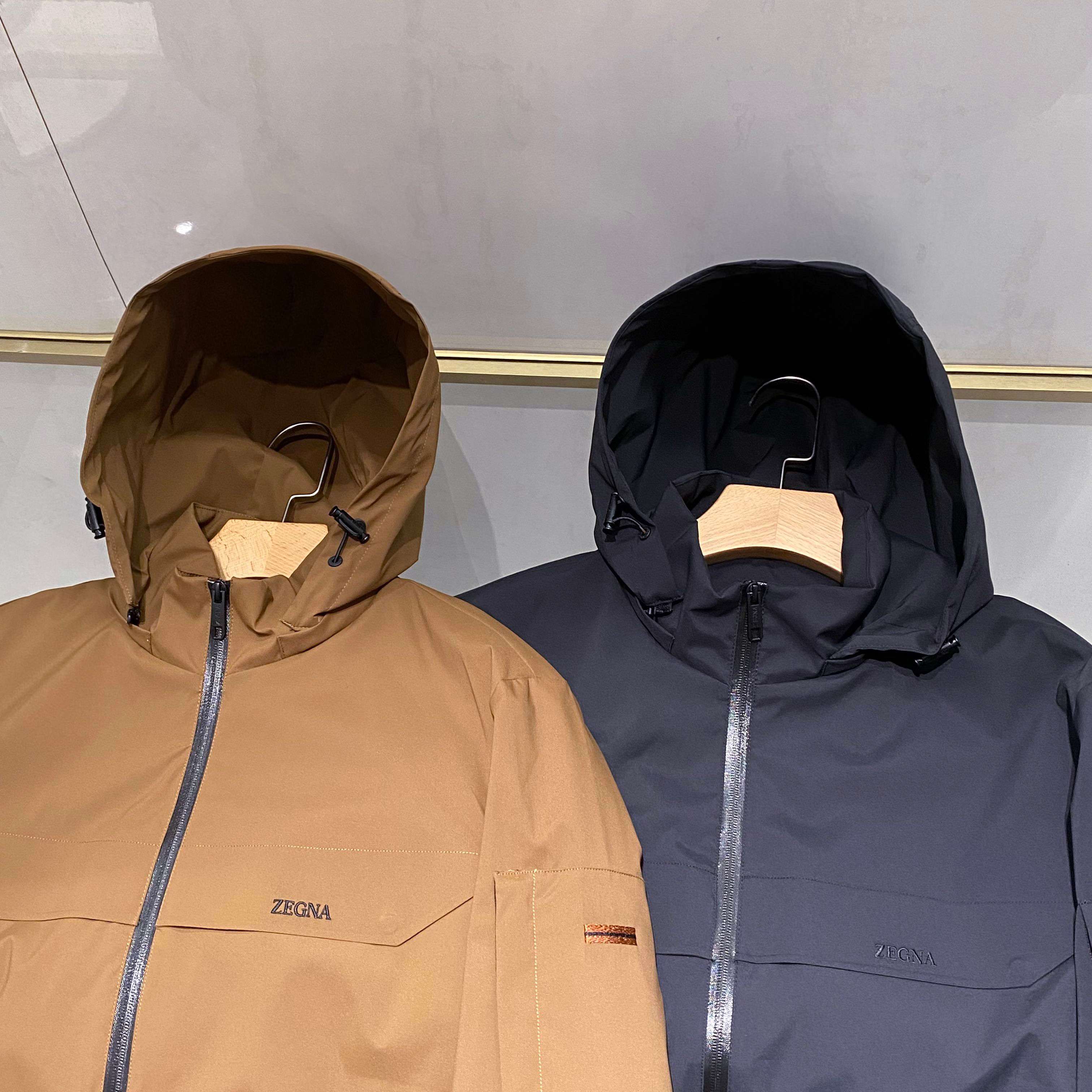 【御寒亦需型格｜EZ家多功能夹棉夹克细节鉴赏】从刺绣字体的倾斜角度到魔术贴的阻尼质感，这件夹克将杰尼亚对