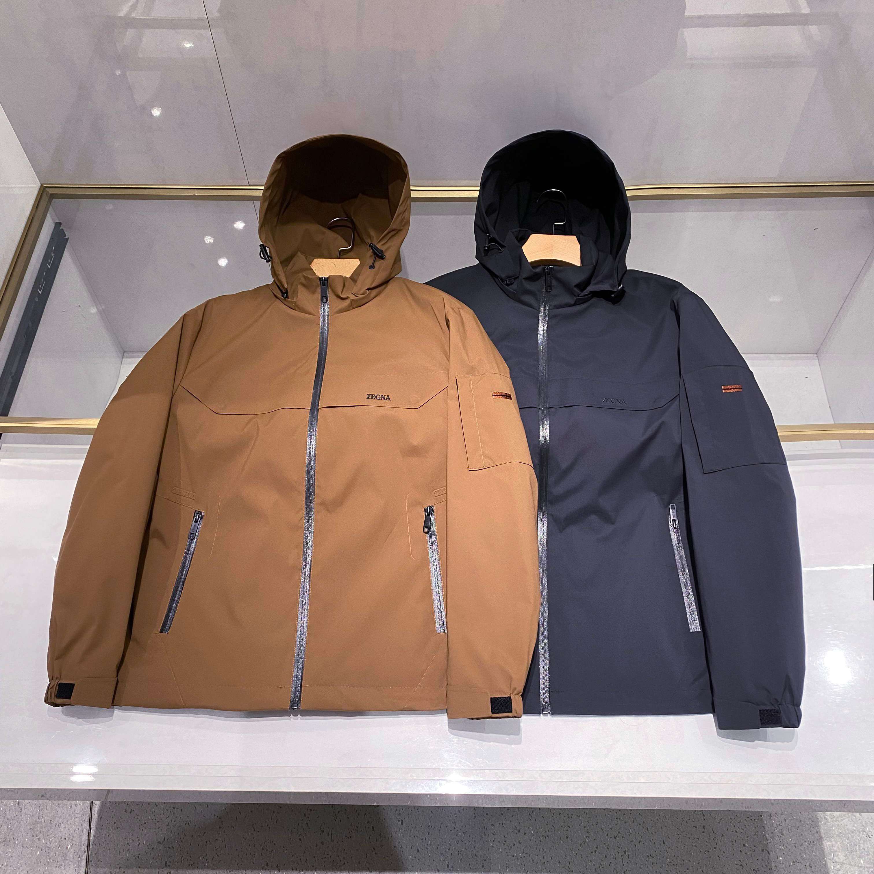 NO:646699,[Style is required to keep out the cold | Appreciation of the details of EZ's multi-functional quilted jacket] From the slant angle of the embroidered font to the damping texture of Velcro, this jacket embodies Zegna's dedication to 'subtleties'. It is not only a piece of equipment to withstand low temperatures, but also a dressing solution for modern elites to deal with multiple scenes - when technological fabrics and traditional craftsmen meet in the longitude and latitude lines, this is a mobile armor that can accompany the wearer through different life scenes.,,zegna,jackets &  coats,alexander wang19860909【御寒亦需型格｜EZ家多功能夹棉夹克细节鉴赏】 从刺绣字体的倾斜角度到魔术贴的阻尼质感,这件夹克将杰尼亚对「微妙之处」的执着具象化.它不仅是抵御低温的装备,更是现代精英应对多重场景的着装解决方案——当科技面料与传统工艺在经纬线中相遇,便成就了这件能够伴随穿着者穿越不同人生场景的移动铠甲.,,zegna,jackets & coats,alexander wang,Men's clothing