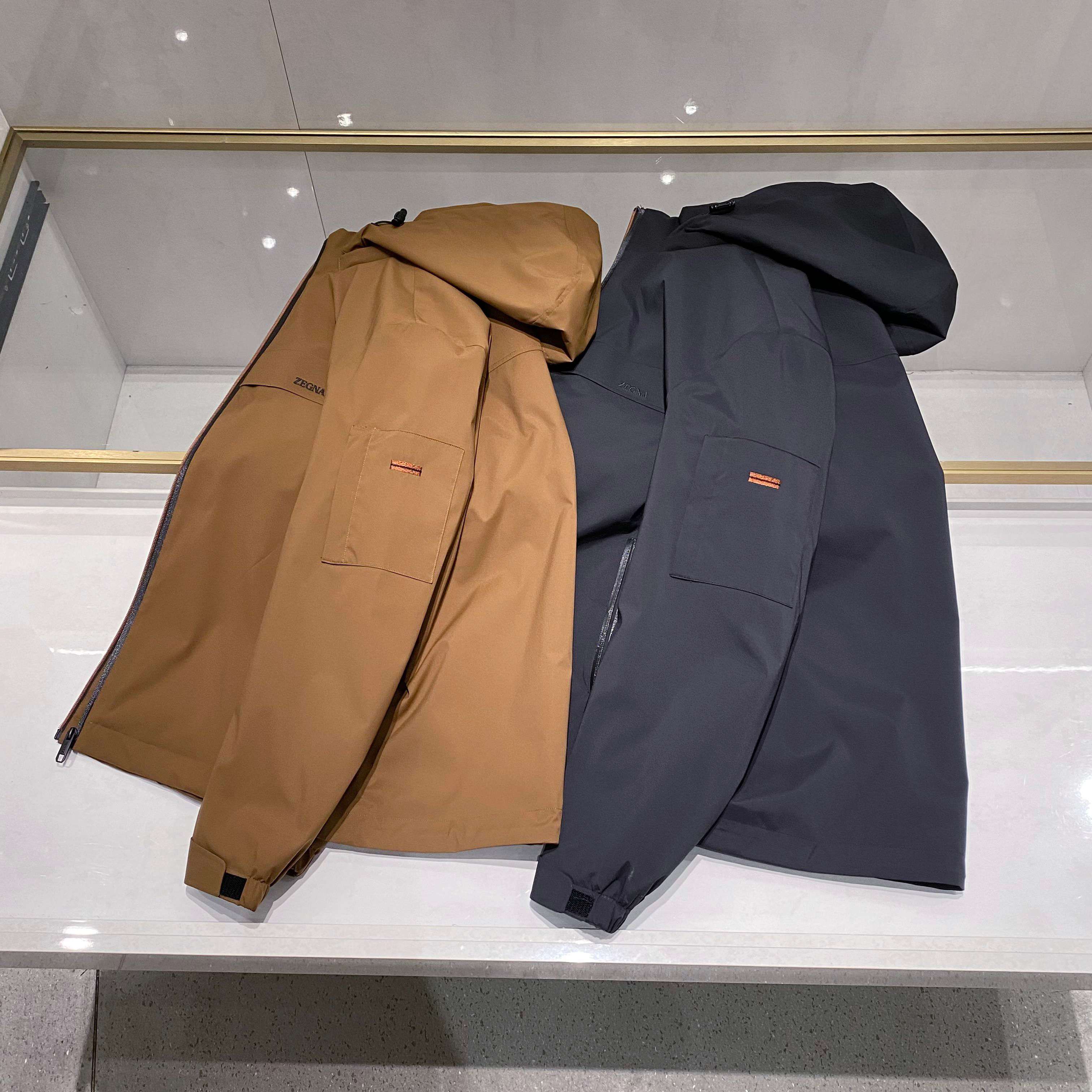 【御寒亦需型格｜EZ家多功能夹棉夹克细节鉴赏】从刺绣字体的倾斜角度到魔术贴的阻尼质感，这件夹克将杰尼亚对