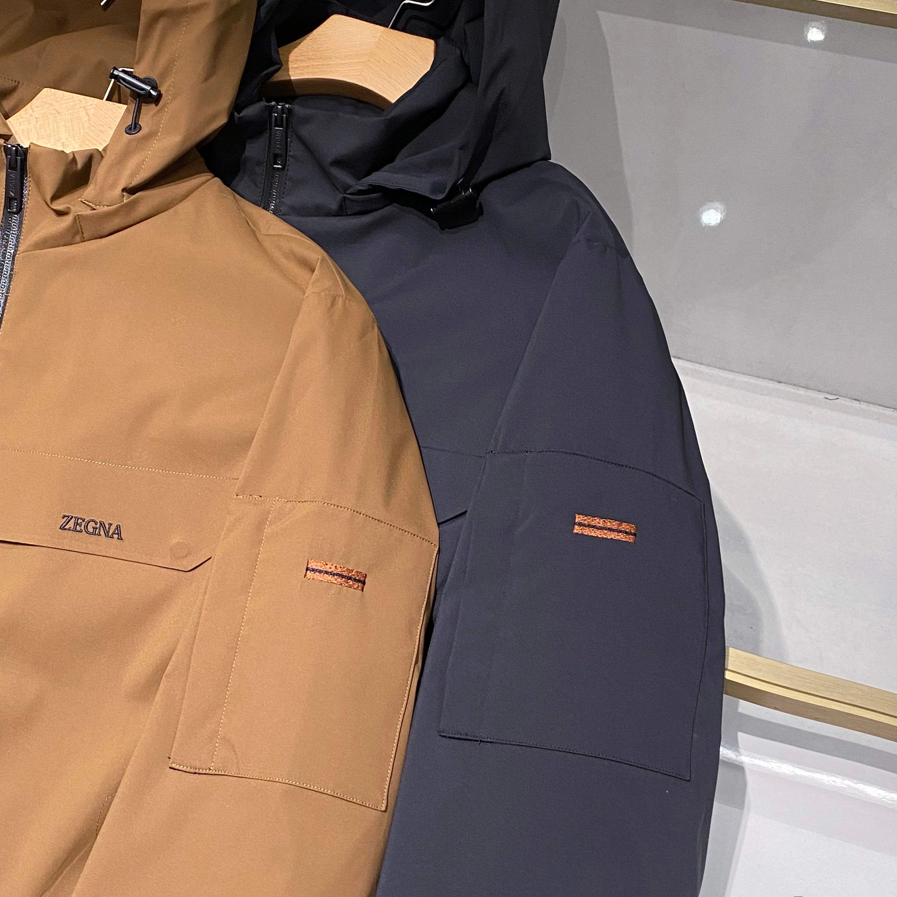 【御寒亦需型格｜EZ家多功能夹棉夹克细节鉴赏】从刺绣字体的倾斜角度到魔术贴的阻尼质感，这件夹克将杰尼亚对