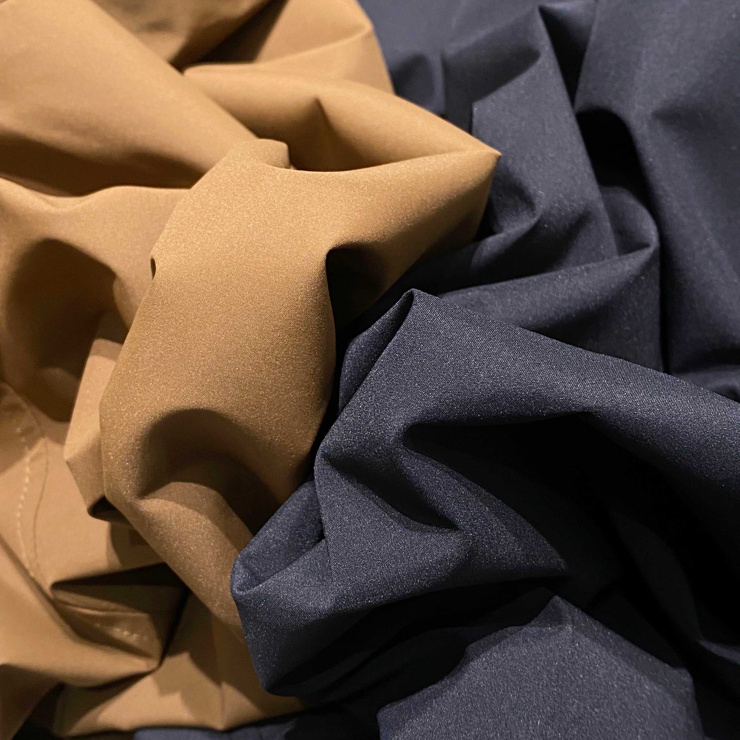 【御寒亦需型格｜EZ家多功能夹棉夹克细节鉴赏】从刺绣字体的倾斜角度到魔术贴的阻尼质感，这件夹克将杰尼亚对