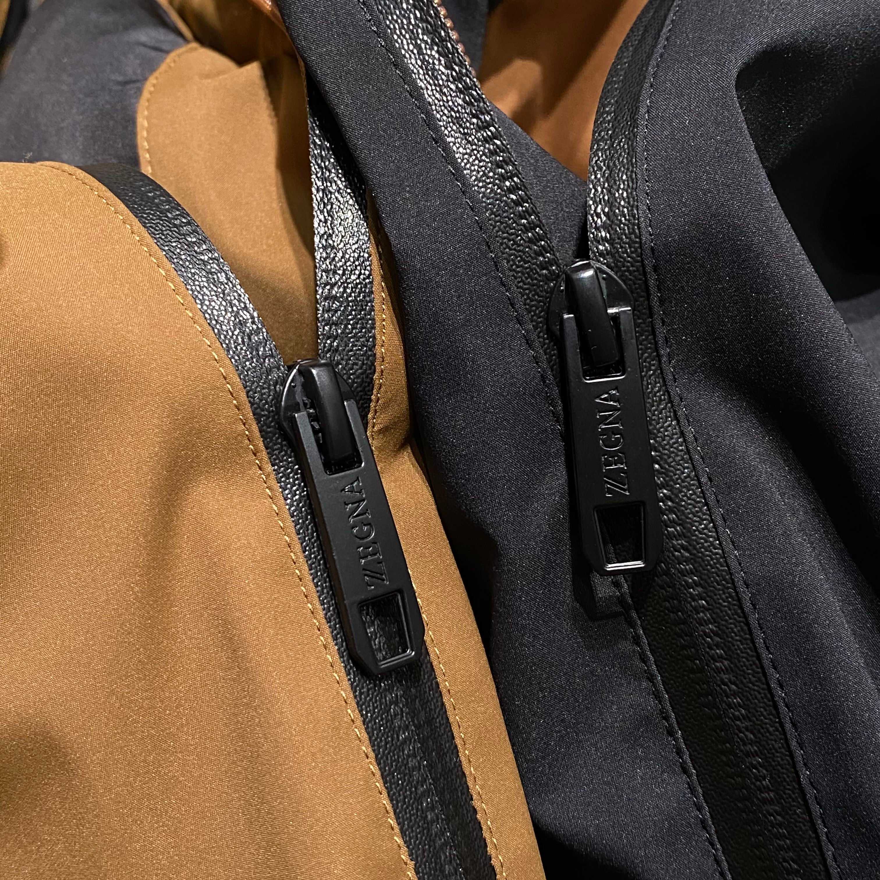 【御寒亦需型格｜EZ家多功能夹棉夹克细节鉴赏】从刺绣字体的倾斜角度到魔术贴的阻尼质感，这件夹克将杰尼亚对