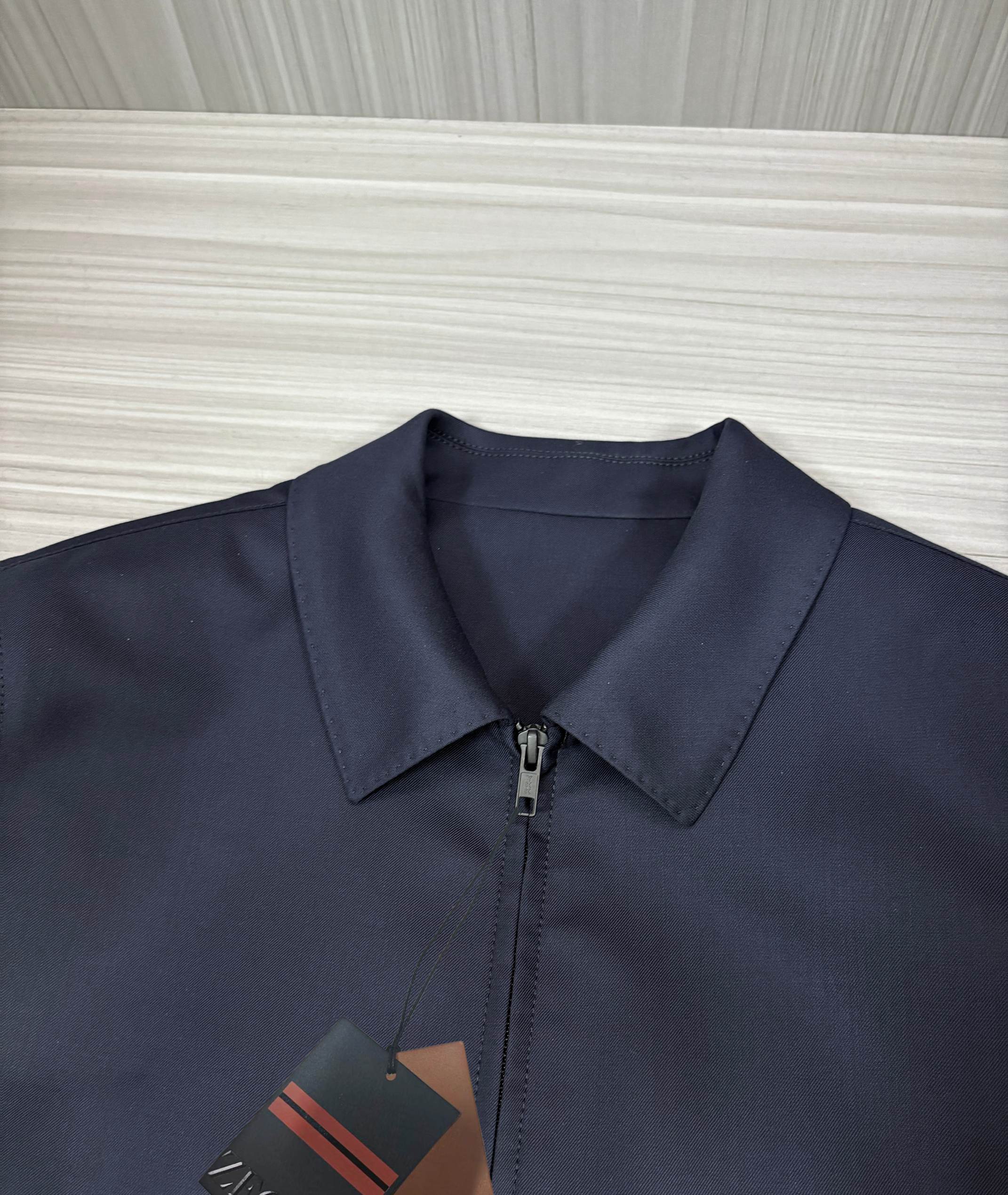 这不是一件普通的夹克，而是ZEGNA用百年工艺书写的「现代游牧宣言」。当指尖抚过皮质标签上凸印的提灯徽章