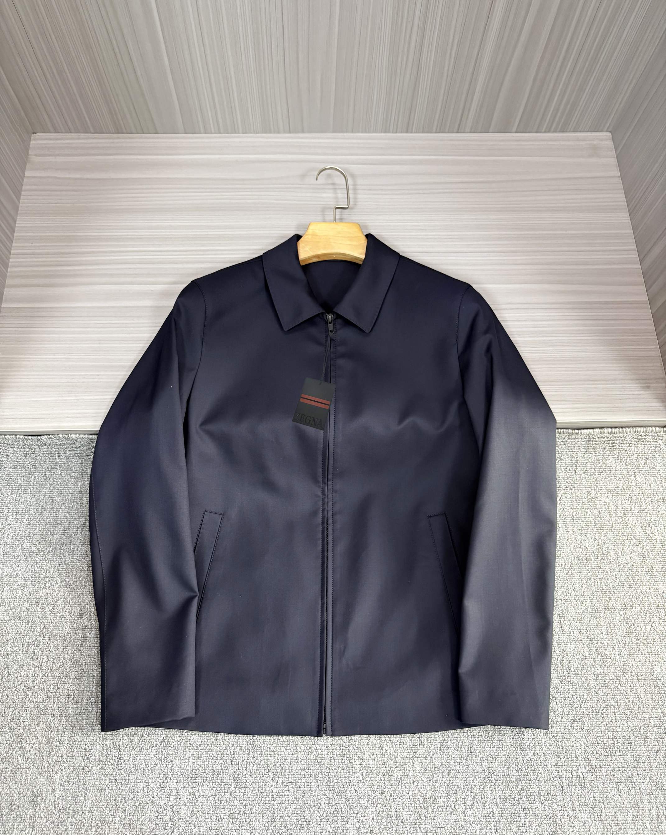 NO:646711,This is not an ordinary jacket, but a 'modern nomadic manifesto' written by ZEGNA with centuries-old craftsmanship. When your fingertips touch the lantern badge embossed on the leather label (symbolizing the spirit of exploration), you will know that true luxury is to keep the body at a balance point of freedom and appropriateness. It is also an always reliable choice in your wardrobe. Between classics and innovations, we write a style legend that will never fade.,,jackets & coats, alexander wang19860909这不是一件普通的夹克,而是ZEGNA用百年工艺书写的「现代游牧宣言」. 当指尖抚过皮质标签上凸印的提灯徽章（象征探索精神）,便知真正的奢华,是让身体始终处于自由与得体的平衡点.更是您衣橱中那个永远可靠的选择.在经典与创新之间,为您书写永不褪色的风格传奇.,,jackets & coats,alexander wang,Men's clothing