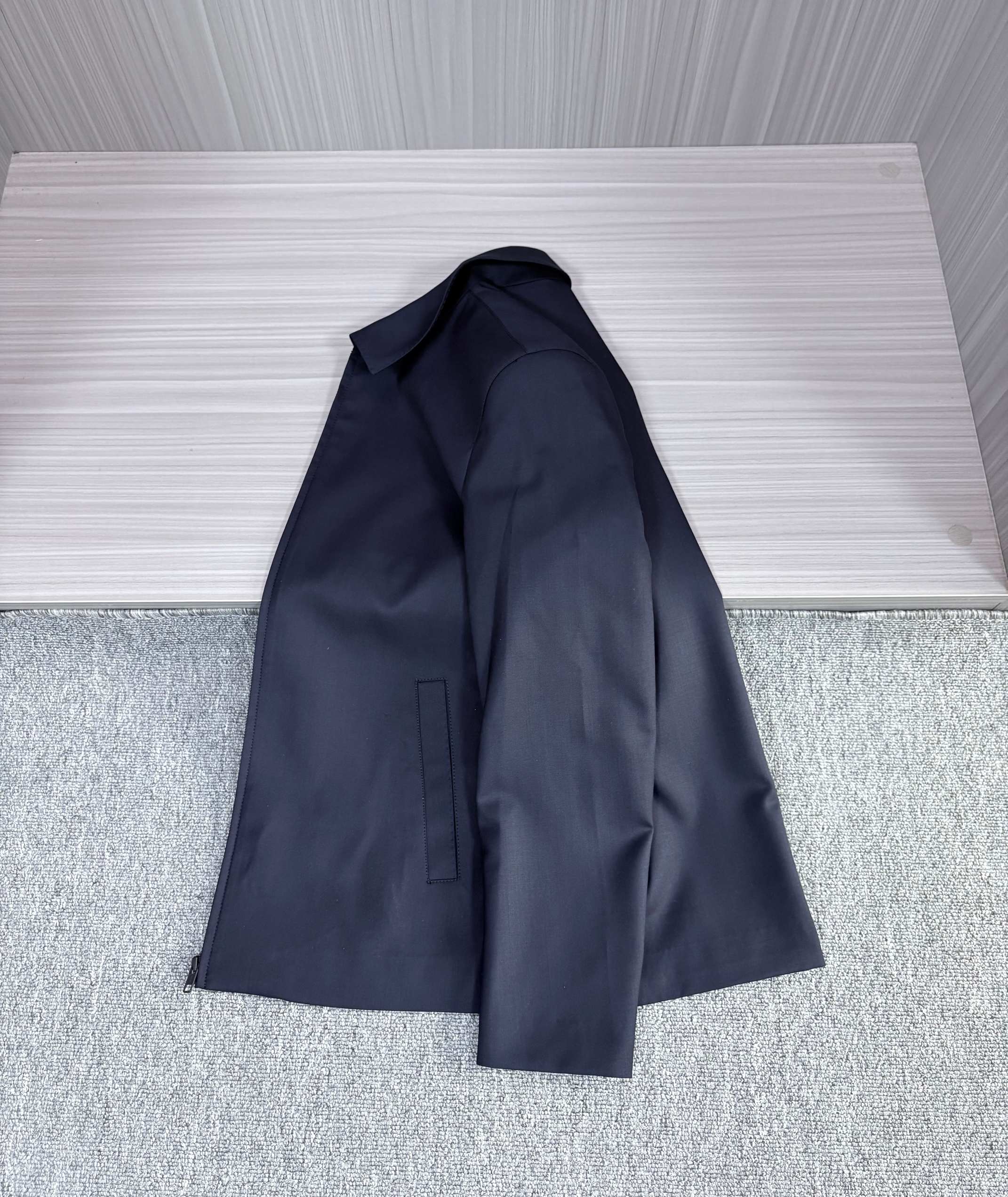 这不是一件普通的夹克，而是ZEGNA用百年工艺书写的「现代游牧宣言」。当指尖抚过皮质标签上凸印的提灯徽章