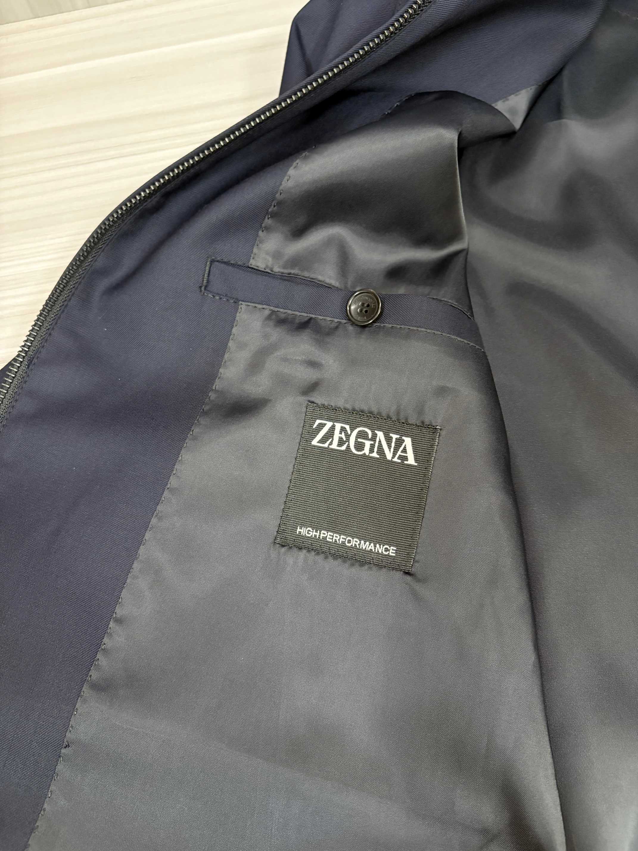 这不是一件普通的夹克，而是ZEGNA用百年工艺书写的「现代游牧宣言」。当指尖抚过皮质标签上凸印的提灯徽章