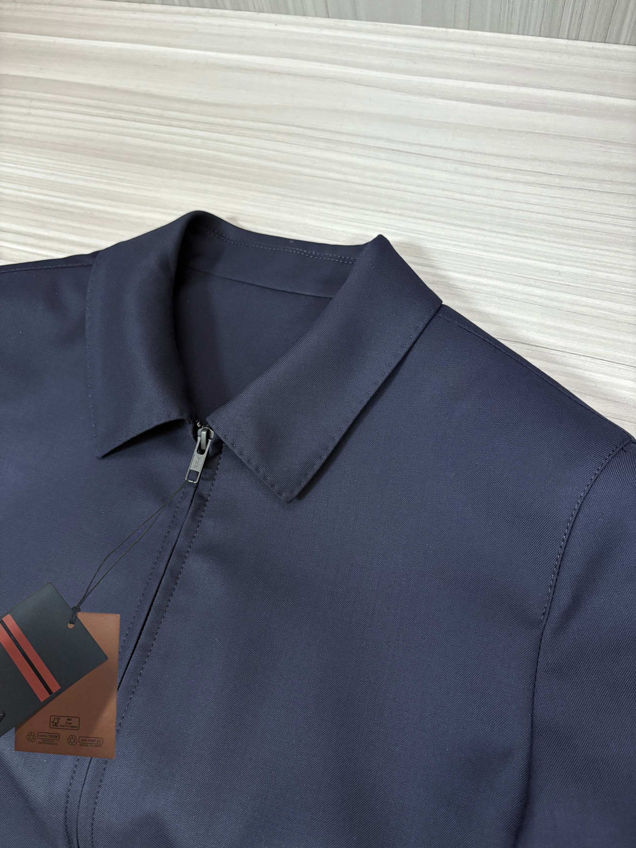 这不是一件普通的夹克，而是ZEGNA用百年工艺书写的「现代游牧宣言」。当指尖抚过皮质标签上凸印的提灯徽章