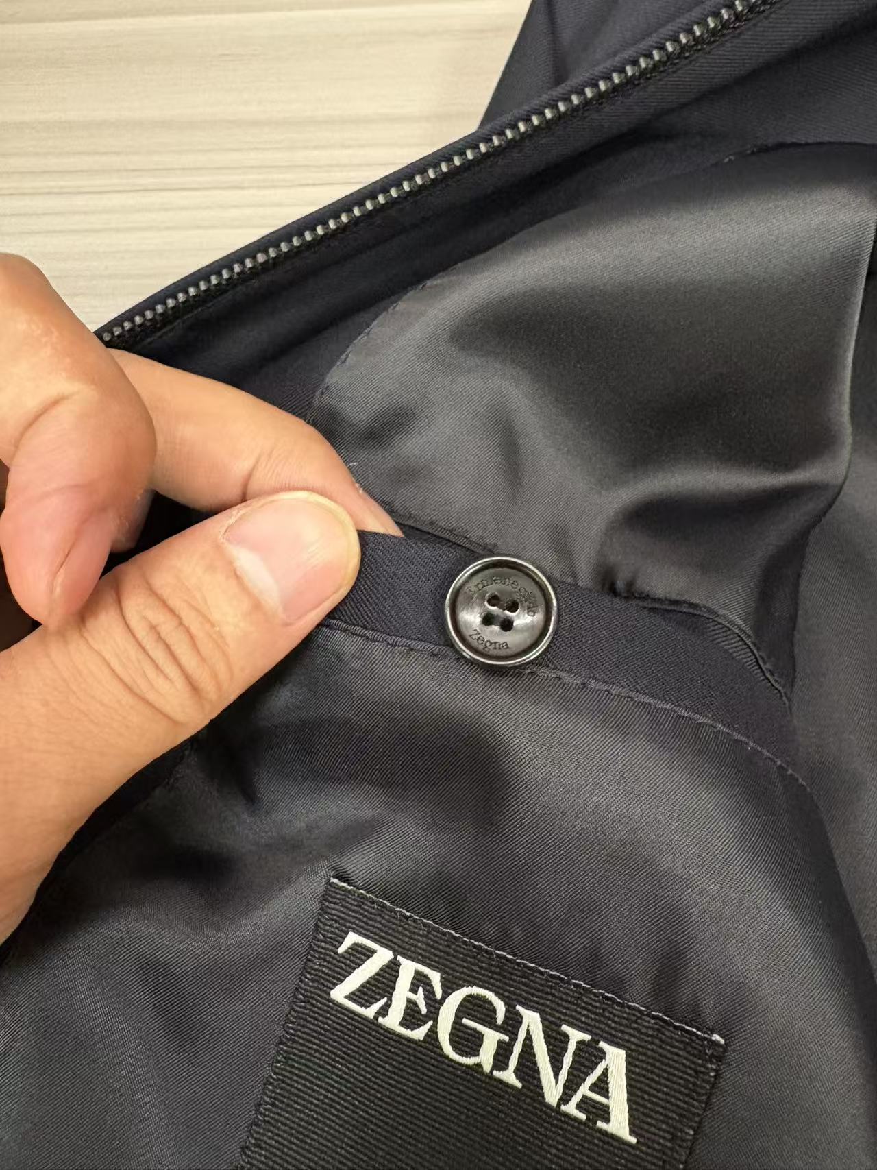 这不是一件普通的夹克，而是ZEGNA用百年工艺书写的「现代游牧宣言」。当指尖抚过皮质标签上凸印的提灯徽章