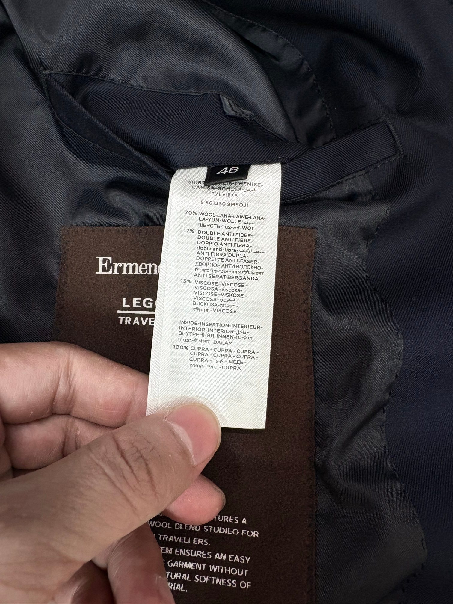 这不是一件普通的夹克，而是ZEGNA用百年工艺书写的「现代游牧宣言」。当指尖抚过皮质标签上凸印的提灯徽章