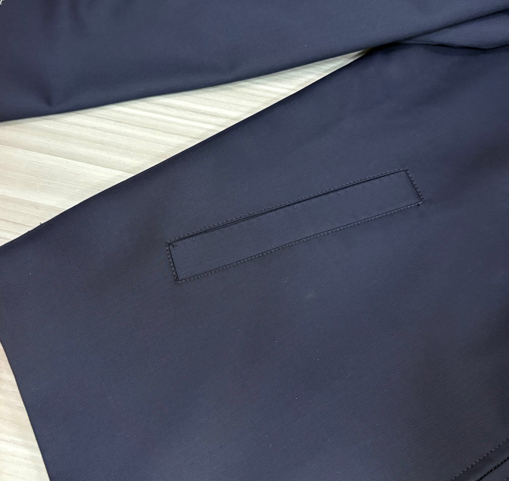 这不是一件普通的夹克，而是ZEGNA用百年工艺书写的「现代游牧宣言」。当指尖抚过皮质标签上凸印的提灯徽章