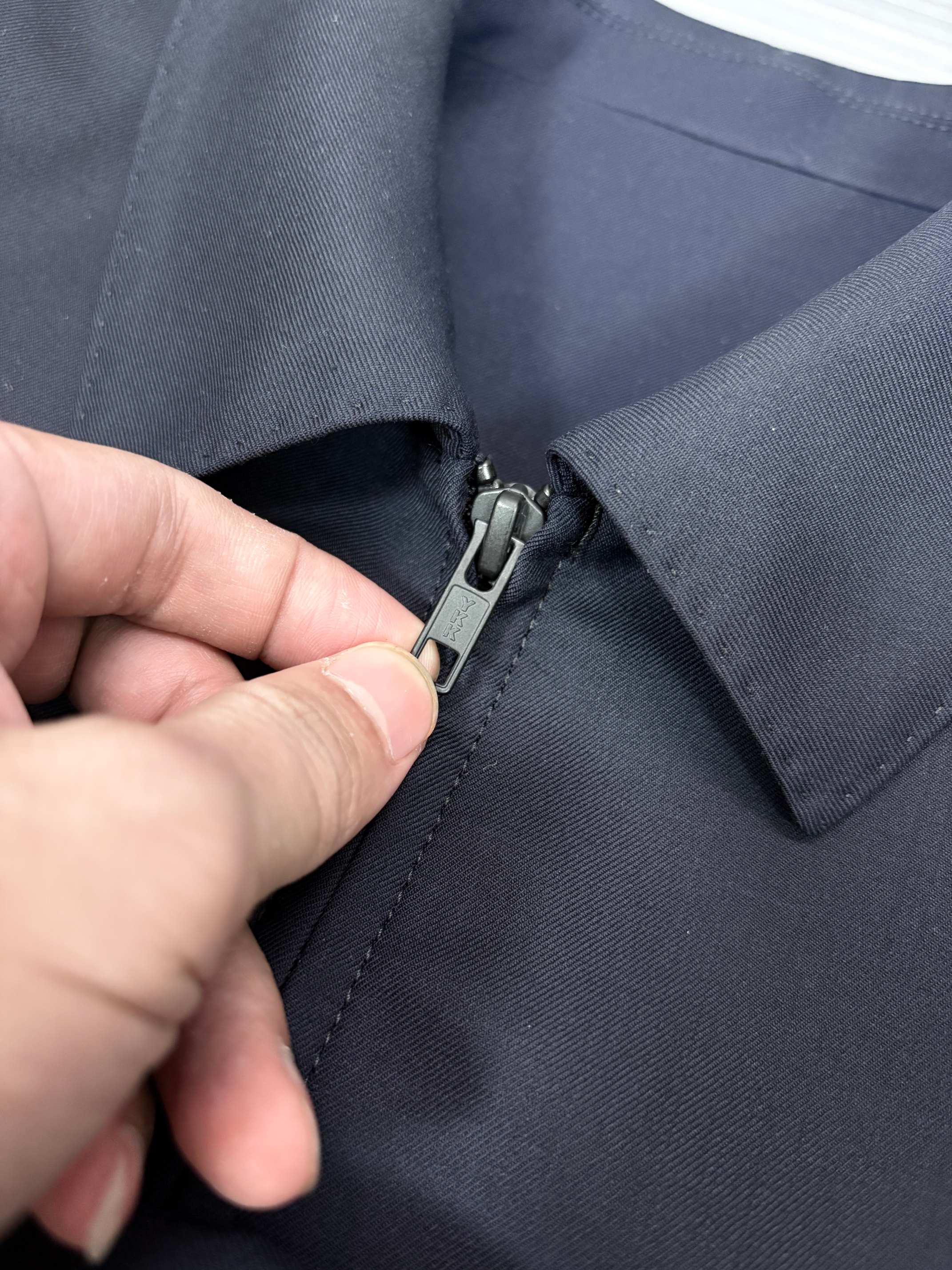 这不是一件普通的夹克，而是ZEGNA用百年工艺书写的「现代游牧宣言」。当指尖抚过皮质标签上凸印的提灯徽章