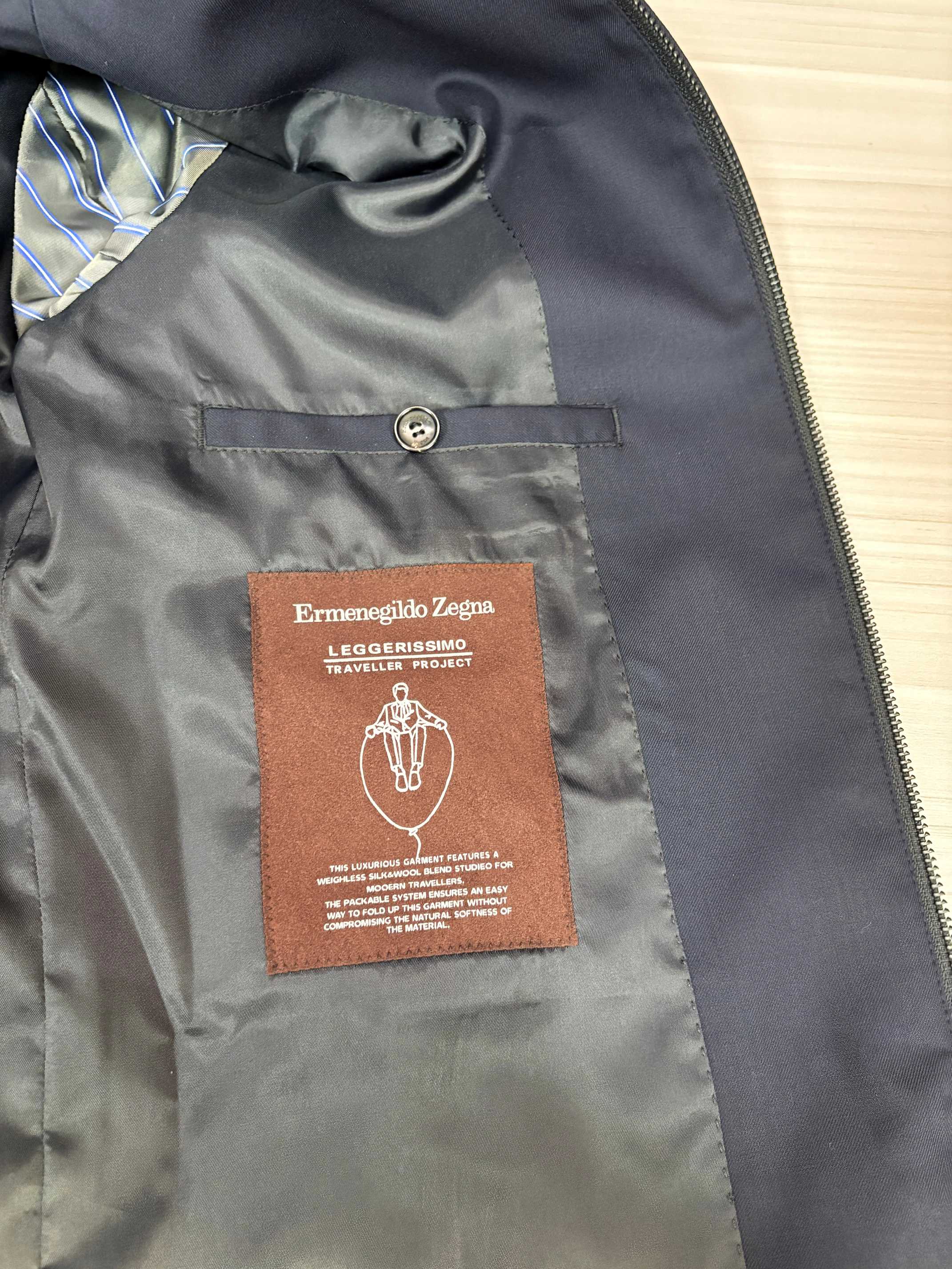 这不是一件普通的夹克，而是ZEGNA用百年工艺书写的「现代游牧宣言」。当指尖抚过皮质标签上凸印的提灯徽章