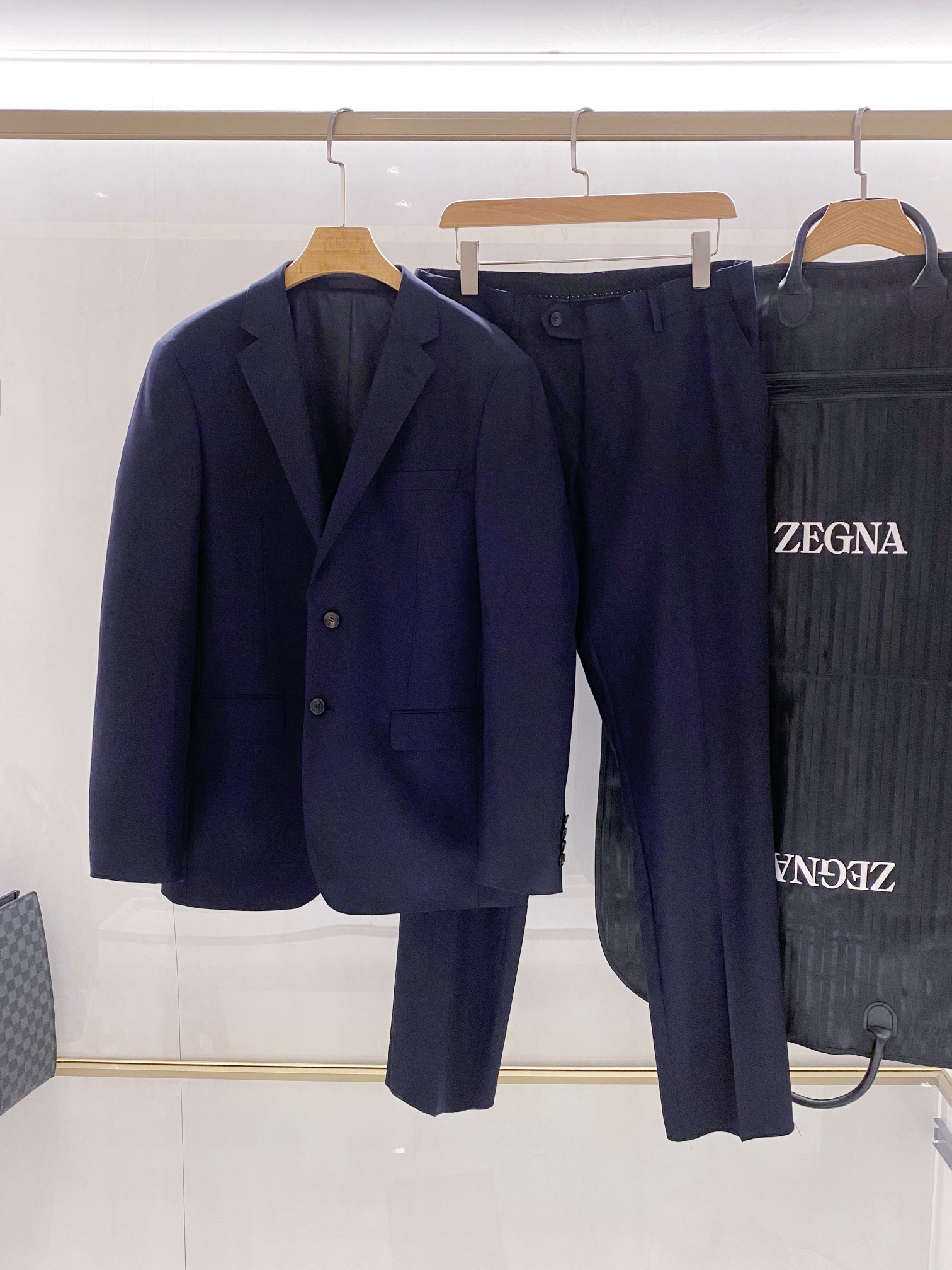 Zegna Men's Wool Suit - Contemporary Gentleman's Business Casual Attire