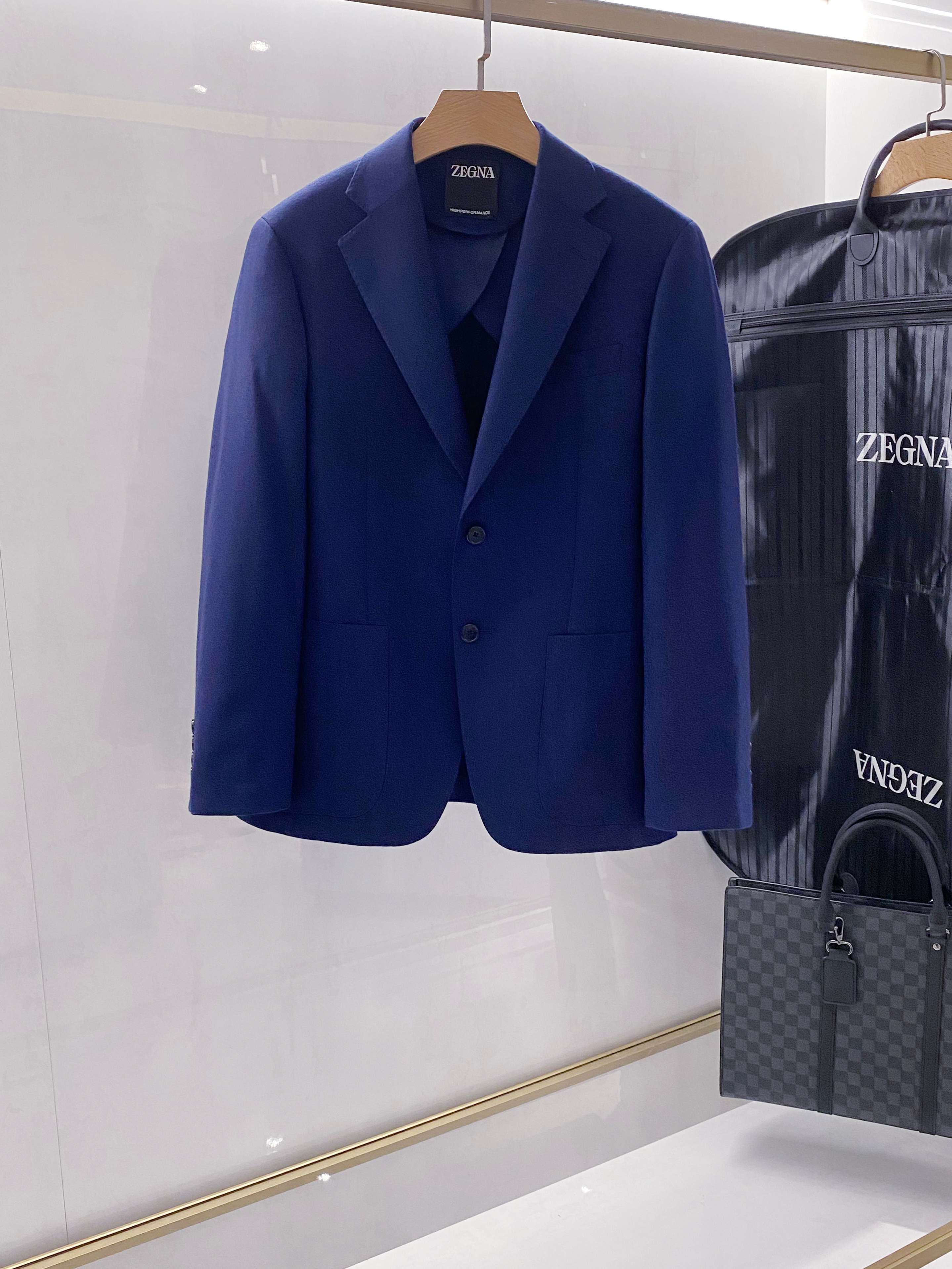 חליפת צמר לגבר של Zegna - עיצוב מודרני ונוחות בלתי מתפשרת 3 a1760452359583 6224