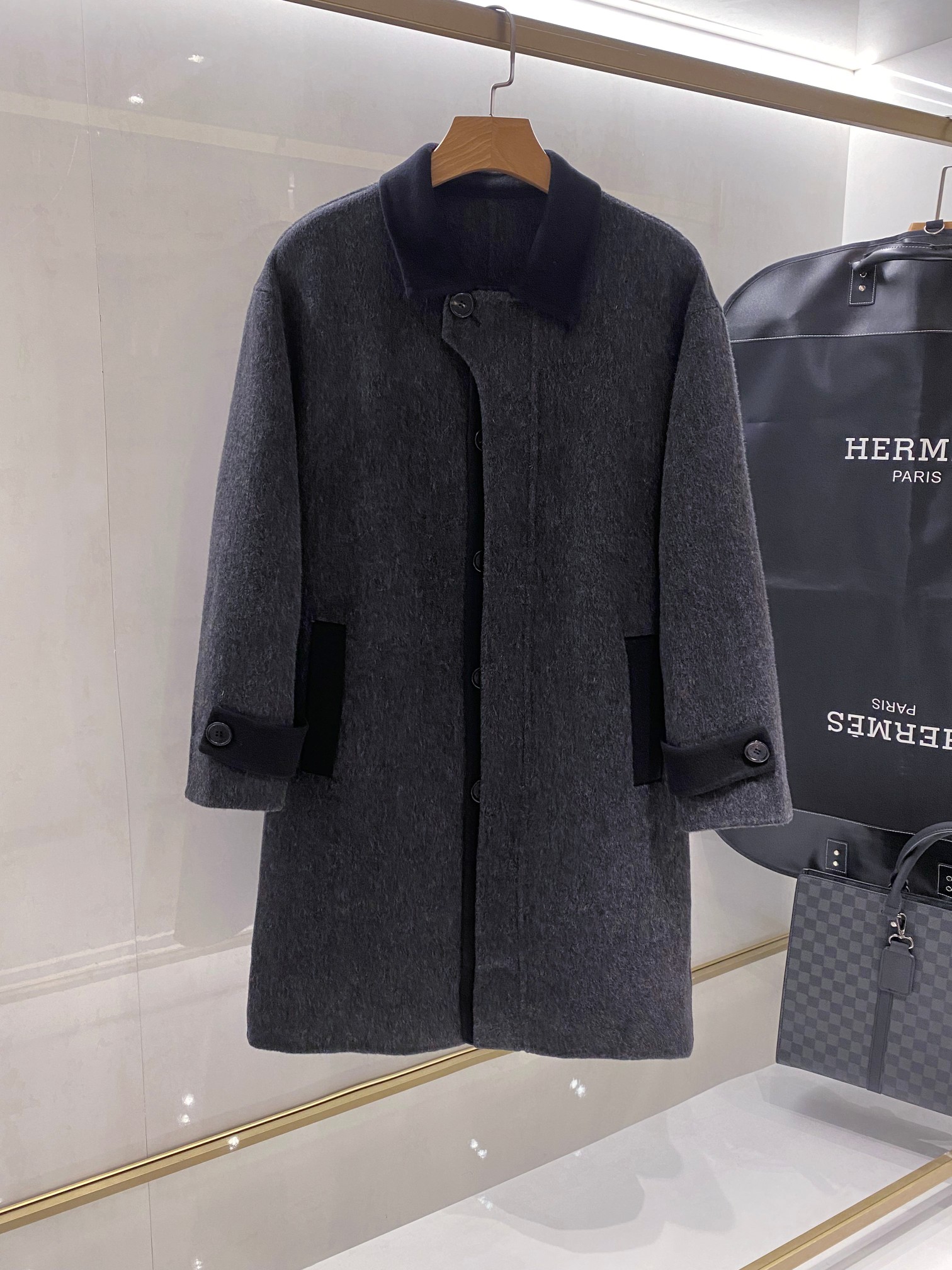 【典藏臻品】爱*仕秋冬季最新中长款羊毛大衣｜深灰美学，细节成就非凡】顶级羊毛质感：深灰色羊毛面料呈现细腻