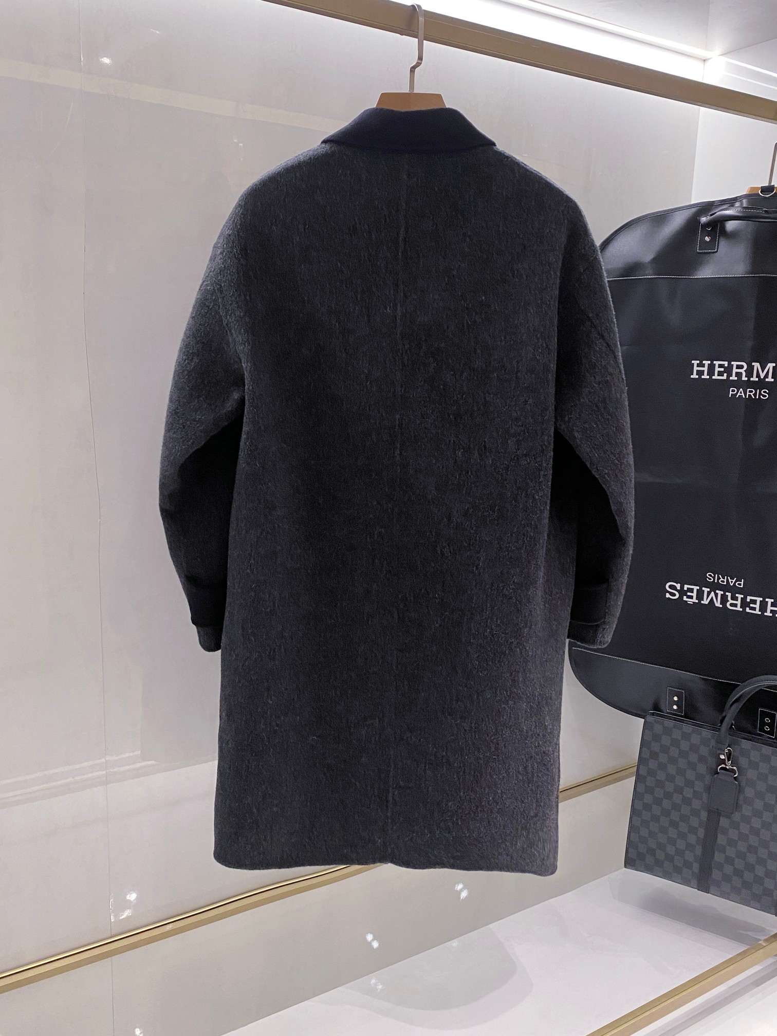 【典藏臻品】爱*仕秋冬季最新中长款羊毛大衣｜深灰美学，细节成就非凡】顶级羊毛质感：深灰色羊毛面料呈现细腻