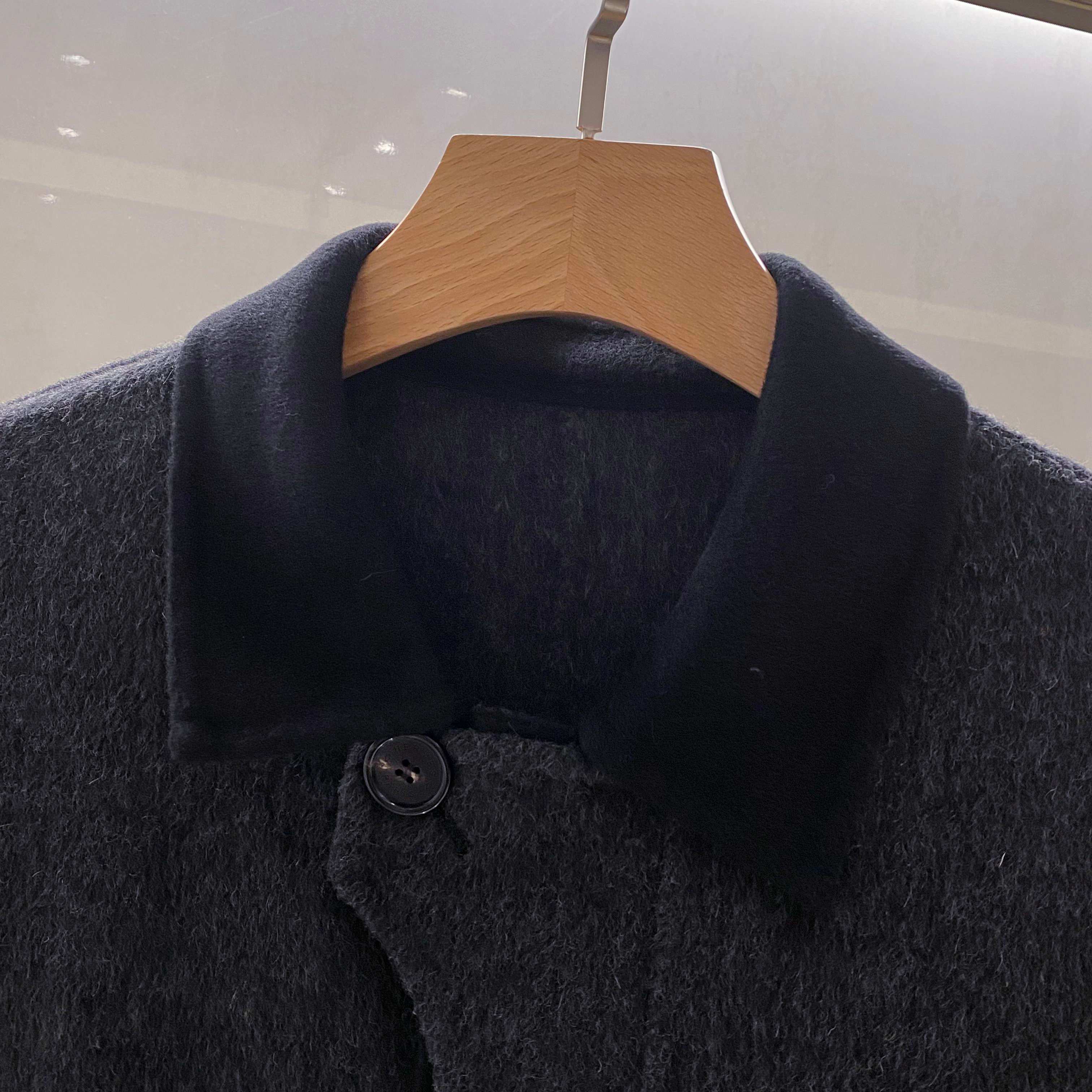 【典藏臻品】爱*仕秋冬季最新中长款羊毛大衣｜深灰美学，细节成就非凡】顶级羊毛质感：深灰色羊毛面料呈现细腻